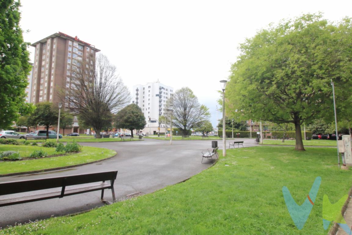 Ponemos en venta un piso muy coqueto en la zona de Laviada, Gijón. El piso tiene dos buenas habitaciones con armarios empotrados, muy amplio el de la habitación matrimonial.Tiene un buen salón, la cocina equipada con electrodomésticos y un baño con ventana. Todas las puertas están lacadas en blanco roto lo que da un toque de modernidad y calidad al piso. En el precio va incluido un amplio trastero que se encuentra situado en el pasillo de acceso a la vivienda. Dispone de calefacción y agua caliente de gas. El edificio tiene dos ascensores nuevos y no tiene barreras arquitectónicas. Actualmente se encuentra alquilado. En la zona tenemos supermercados, colegios, institutos, bus, centro de salud... Al centro de Gijón se tarda tan solo siete minutos andando. Si quiere vivir en una buena zona, esta puede ser su oportunidad, no dude en llamarnos y conocerlo. El precio es verdaderamente interesante. Contamos con más de 35 años de experiencia acreditada y nuestro objetivo es garantizarle un servicio de compra humano, ético, de calidad, fácil y seguro. Nuestro equipo lo integran agentes con la titulación AIR (Agente Inmobiliario Registrado), somos CRS (Council of Residential Specialist) y API. (Agente de la Propiedad Inmobiliaria Colegiado nº248). Contamos con un seguro de Caución que nos permite garantizar el depósito de las cantidades entregadas por nuestros clientes.Te ayudamos con la financiación con las mejores condiciones hipotecarias hasta el 100%.Consulte en nuestras reseñas de Google lo que opinan los clientes que ya han trabajado con nosotros.El precio NO incluye: Impuestos, gastos de Notaría, registro y honorarios de los servicios contratados por los compradores a la Agencia Inmobiliaria.