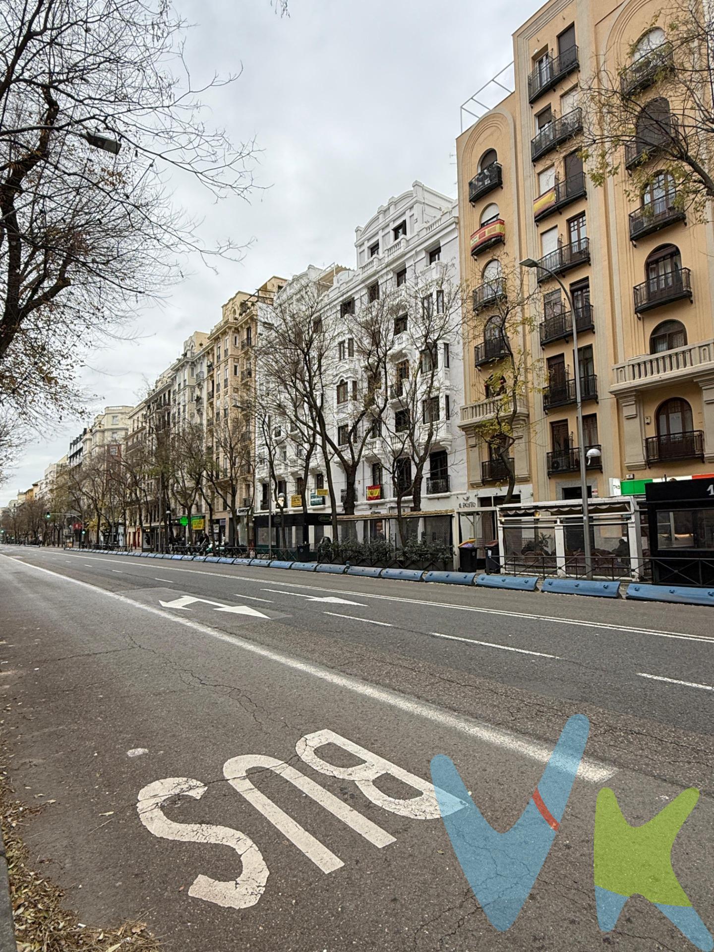 ¿Buscas un piso reformado, tranquilo y listo para entrar a vivir en pleno barrio de Salamanca? En la calle Conde de Peñalver, entre las estaciones de Metro Goya (L2 y L4) y Lista (L4), te presentamos esta vivienda de 59 m² construidos en una primera planta de un edificio clásico de 1930, con la calidad de construcción y el carácter que distinguen a las mejores fincas del distrito. El piso es interior y da a patio, lo que se traduce en un silencio poco habitual en una de las calles más vivas de Madrid: aquí el ruido del tráfico se queda fuera. La distribución aprovecha bien cada metro. El salón-comedor, amplio y con varios ambientes, permite separar la zona de estar, el comedor y un rincón de trabajo. El dormitorio es doble, con espacio para cama de matrimonio y mesillas. Cuenta con un baño, con plato de ducha y encimera de doble lavabo en piedra natural, y con inodoro suspendido y toallero radiador. Un nivel de comodidad difícil de encontrar en viviendas de este tamaño. La cocina es independiente, con ventana, muebles en blanco y encimera clara, y está equipada con vitrocerámica, horno, campana extractora, lavadora, lavavajillas y frigorífico combi. La vivienda dispone de aire acondicionado por splits en salón y dormitorio, calefacción con radiadores, iluminación empotrada tipo downlight, suelo laminado en tono madera, carpintería exterior en blanco con doble hoja y puertas lacadas. Se encuentra en buen estado de conservación, preparada para entrar a vivir desde el primer día o para alquilar sin necesidad de obra. Un piso funcional, cómodo y fácil de mantener, pensado para el día a día en el centro de la ciudad. Imagina salir de casa y tenerlo todo a pie de calle: comercios, cafeterías, restaurantes, mercados, colegios y centros de salud, y a un paseo del Parque del Retiro, con excelentes conexiones de metro y autobús hacia cualquier punto de Madrid. Volver después y encontrar un refugio sereno y práctico en el corazón del barrio de Salamanca. Es una vivienda ideal para una primera compra, para una pareja que quiere vivir en el centro sin renunciar a la tranquilidad o para un inversor que busque un activo sólido y de alta demanda en alquiler en una de las zonas más consolidadas de la capital. Los pisos de este tamaño en el barrio de Salamanca tienen mucha demanda y no suelen estar mucho tiempo disponibles. Llámanos hoy y concierta una visita sin compromiso: estaremos encantados de enseñártelo y resolver todas tus dudas. Información económica y gastos asociados:. En cumplimiento de lo dispuesto en el artículo 20 del Texto Refundido de la Ley General para la Defensa de los Consumidores y Usuarios, en su redacción vigente desde el 28 de diciembre de 2025, se informa expresamente de que el precio publicado no incluye los impuestos ni los gastos adicionales derivados de la compraventa, tales como el Impuesto de Transmisiones Patrimoniales o el IVA en su caso, Actos Jurídicos Documentados, aranceles notariales y registrales u otros gastos inherentes a la operación, los cuales se determinarán en función del precio final de cierre de la compraventa. El precio final ofertado respeta la normativa reguladora de precios que resulte aplicable.
