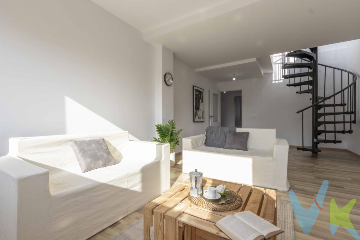 Título: Ático de 3 Habitaciones con Terraza, 2 Garaje y Trastero en Torrent Descripción General del InmuebleSe presenta para la venta una vivienda tipo piso ubicada en la localidad de Torrent. La propiedad cuenta con una superficie construida de 113 m² y una superficie útil de 102 m².El inmueble está situado en la primera planta de un edificio residencial. La fecha de construcción del edificio es del año 2017, por lo que sus estándares de construcción son contemporáneos. Distribución y CalidadesLa distribución interior de la vivienda consta de tres dormitorios y dos baños. La propiedad se complementa con una terraza solarium de uso privativo a la que se accede desde el salón y tiene aproximadamente 80m2. Cuenta con salón y cocina independientes.También con una segunda terraza desde la cocina. El suelo es de tarima y las puertas lacadas en blanco. Equipamiento y Zonas ComunesEl edificio está equipado con ascensor, garantizando el acceso a la primera planta.El precio de venta incluye dos anexos vinculados a la propiedad:Dos plazas de garaje, destinada al estacionamiento de vehículos.Un trastero, destinado a almacenamiento adicional. Ubicación y ServiciosLa finca se encuentra en una zona de Torrent que dispone de conexiones de transporte público. La proximidad incluye acceso a estaciones de metro y paradas de autobús. Estas conexiones facilitan el transporte al centro de Torrent y a Valencia capital.El entorno inmediato de la propiedad cuenta con servicios básicos, tales como comercios, centros educativos y centros de salud. Solicitud de VisitaPara recibir información técnica adicional, como planos o la memoria de calidades, o para coordinar una visita a la propiedad, contacte con nuestra oficina.