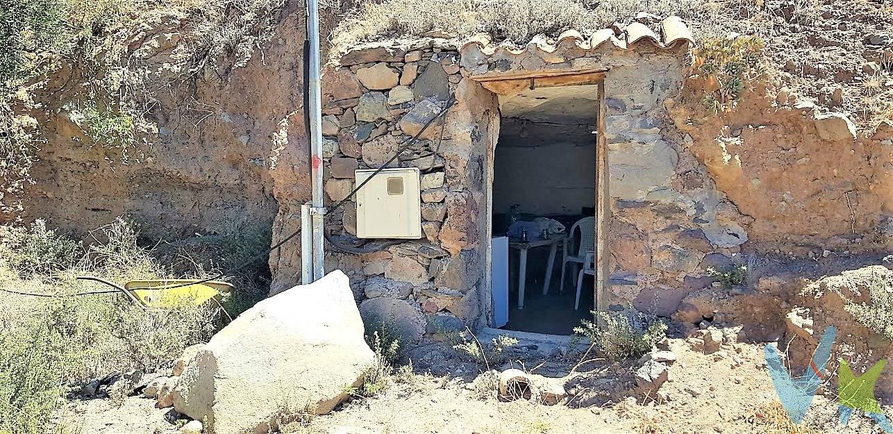 . ¡Descubre este encantador terreno situado en la majestuosa montaña de San Bartolomé de Tirajana! Con una extensión de olivos y un invernadero anexo, este terreno ofrece un escenario idílico para aquellos que buscan vivir en armonía con la naturaleza. Además, cuenta con un cuarto apero equipado con luz y agua, proporcionando todas las comodidades necesarias para aprovechar al máximo esta hermosa propiedad.