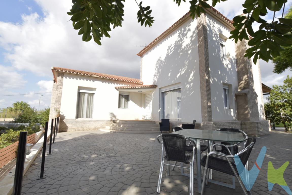 En un emplazamiento estratégico y entre la huerta y la montaña, te proponemos tres casas en una misma parcela, dos de ellas son estudios de un dormitorio y una casa principal de tres dormitorios de más de 170m2. Una gran casa para una gran familia con todas las comodidades, pero sobre todo luminosa y ventilada por sus tres orientaciones. La parcela de más de 2.500m2, solar urbano, incluye una gran piscina propia, dos porches, un super garaje para 4 coches y un chiringuito de 14m2  para atender a tu familia y amigos y mostrar tus dotes de gran chef. Además la parcela tiene una zona destinada a frutales y otra ideal para crear tu huerto ecológico de hortalizas. Vivirás en el término de Náquera, fácil acceso al by-pass, a cinco minutos de Rafelbunyol, a 7 minutos de Puçol y a 20 minutos  de la ciudad de Valencia y del aeropuerto, en Manises. ¿Qué más se puede pedir? La superficie construida supera los 500m2, de los cuales 170m2 corresponden a la casa principal y unos 50m2 aproximadamente corresponden a cada uno de los estudios, así como las estancias cerradas de garaje, chiringuito... etc. En total hay 4 baños completos, así como chimenea, zona de lavandería y de juegos, siendo la zona de la barbacoa la preferida de los invitados, sobre todo en verano a la luna de Valencia. También hay una zona destinada a la cria de gallinas. Aquí conviven a la perfección los arboles ornamentales para dar sombra y situados estratégicamente, con el suelo de hormigón impreso para evitar el trabajo de mantenimiento. La casa tiene placas solares y agua de algibe de pozo, varias acciones, así como tres entradas para acceder a la misma. Hay más vecinos en la zona que viven todo el año. La casa se vende con algunos muebles y electrodomésticos. ¿Quieres visitarla? Llámanos.¿Te gustaría enterarte en primicia de nuestros inmuebles en alquiler y venta? En VIVEKU.ES los publicamos con unos días de antelación.Contamos con 30 años de experiencia acreditada y nuestro objetivo es garantizarle un servicio de compra humano, ético, de calidad, fácil y seguro. Nuestro equipo lo integran agentes con la titulación AIR (Agente Inmobiliario Registrado) y Agentes Certificadores de la categoría Premium en certificación de inmuebles y debidamente registrados en el Registro de Agentes de Intermediación de la CV (RAICV 0743). Consulte en nuestras reseñas de Google lo que opinan los clientes que ya han trabajado con nosotros.El precio NO incluye: Impuestos, gastos de Notaría, registro y honorarios de inmobiliaria.  