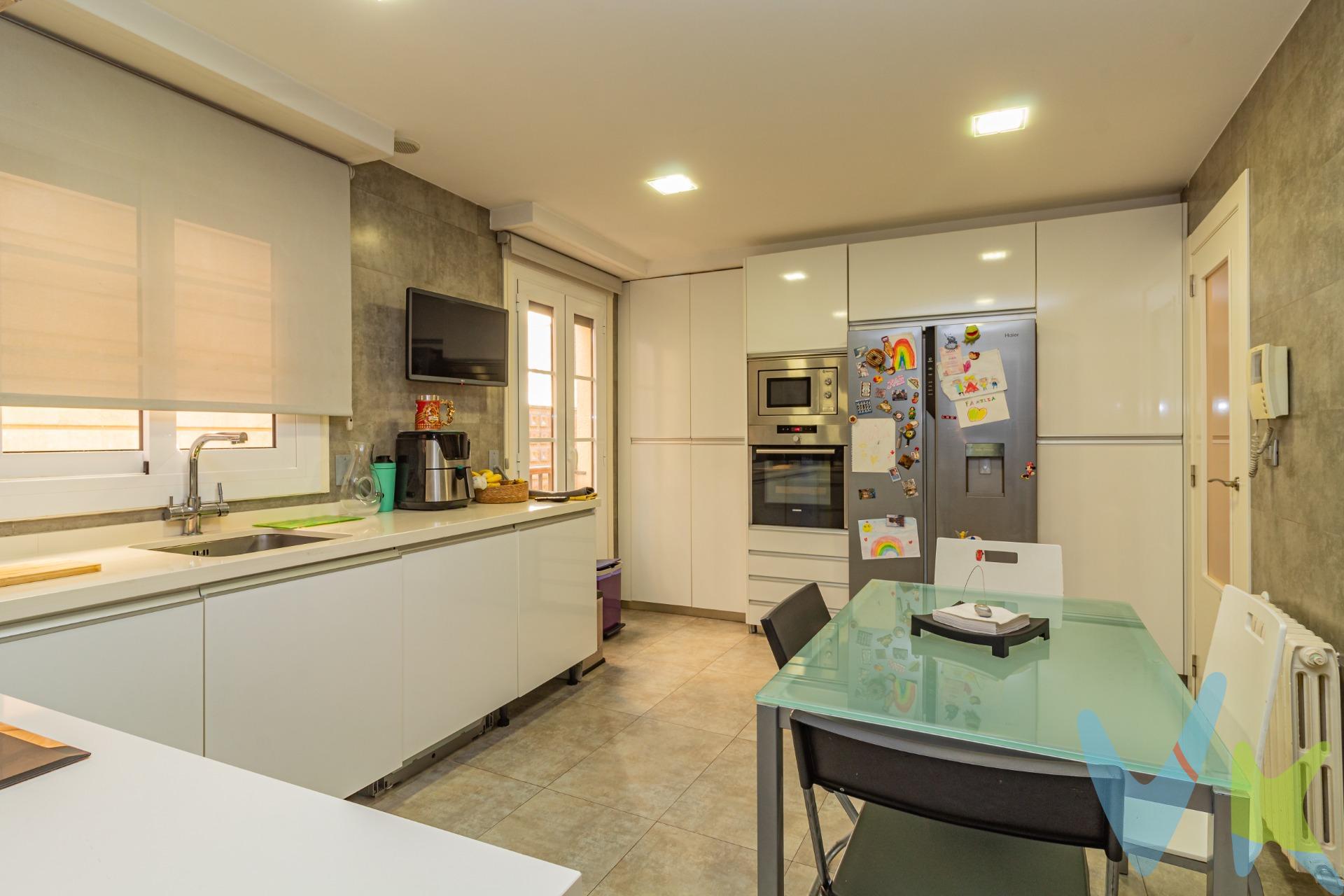 Pocas propiedades como esta reúnen tantas ventajas, tanto por su localización privilegiada como por su alta calidad constructiva. Con una superficie construida de 225 m², esta propiedad se distribuye en dos plantas y cuenta con cuatro amplias habitaciones dobles, tres baños completos, uno de ellos en suite en el dormitorio principal y todas las comodidades necesarias para entrar a vivir de inmediato. La gran cocina totalmente equipada con electrodomésticos modernos hará que cocinar sea un auténtico placer. El bonito salón comedor cuenta con grandes ventanales exteriores por lo que es muy luminoso y acogedor. Los suelos laminados de parquet ofrecen calidez y confortabilidad en cada rincón. La carpintería interior blanca de alta calidad añade un toque de elegancia y la exterior de PVC/Climalit proporciona aislamiento térmico y acústico. La calefacción de gas natural a través de radiadores asegura tu confort durante los meses más fríos. El precio incluye una  plaza de parking , que se encuentra a escasos metros del edificio. Entre otras características destacan los armarios empotrados, sistema descalcificador integrado que protege tus electrodomésticos, la puerta blindada y el videoportero, garantizando seguridad y tranquilidad. Esta propiedad tiene una ubicación perfecta, en el casco histórico de la ciudad, a un paso de todos los comercios. Además se encuentra muy cerca del TRAM que comunica la universidad de Castellón (UJI) con el Grao, donde está el puerto deportivo y la playa pudiendo disfrutar  todo el año de una gran oferta de ocio y restauración. ¡No lo dudes, ven a verlo! . (*) Cláusula de Transparencia y Desglose de Gastos. En cumplimiento de las obligaciones de información previstas en la Ley 10/2025, de 28 de diciembre, de servicios de atención a la clientela y transparencia, así como en la normativa sectorial vigente, se hace constar que el precio indicado no incluye los gastos e impuestos inherentes a la adquisición, los cuales se desglosan a continuación:. - Impuesto sobre Transmisiones Patrimoniales (ITP): Se aplicará el tipo impositivo vigente en la Comunidad Valenciana, generalmente el 10%, sin perjuicio de tipos reducidos aplicables según las circunstancias personales del comprador o las características del inmueble. El impuesto se devenga sobre el Valor de Referencia Catastral o el precio de venta, aquel que resulte superior. Para una información exhaustiva sobre el funcionamiento, tipos impositivos y bonificaciones del ITP, puede consultar el portal oficial de la Agencia Tributaria autonómica en el siguiente enlace: www.atv.gva.es/es/itpajd. - Gastos de Notaría: Los honorarios notariales se calcularán conforme al arancel oficial regulado en el Anexo I, del Real Decreto 1426/1989, de 17 de noviembre, por el que se aprueba el arancel Notarial. - Gastos de Registro: La inscripción en el Registro de la Propiedad se facturará según el arancel oficial establecido en el Anexo I, del Real Decreto 1427/1989, de 17 de noviembre, por el que se aprueba el arancel de los Registradores de la Propiedad. - Gastos de Gestión: Los honorarios por la tramitación administrativa, liquidación de impuestos e inscripción registral, en el supuesto de ser a cargo de la agencia inmobiliaria, ascienden a 302,50 € (IVA incluido). - Honorarios Agencia del Vendedor: incluidos en el precio publicado. - Honorarios Agencia del Comprador: Se informa que eventualmente podrían existir honorarios profesionales a cargo del adquirente, en aquellos casos en que se hubieran contratado previamente los servicios específicos del encargo de compra y en ningún caso estarán vinculados al precio.