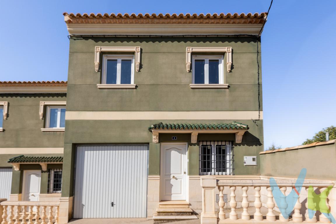 En el bello y acogedor municipio de Hontecillas, presentamos una excepcional vivienda pareada en venta que promete ser el hogar de sus sueños. Esta magnífica propiedad, construida en el año 2010 que se encuentra nueva a estrenar, cuenta con una superficie de 125,57 metros cuadrados útiles y 149,95 metros cuadrados construidos, ofreciendo un espacio amplio y lleno de comodidades.La casa dispone de tres amplias habitaciones, ideal para familias que buscan confort y funcionalidad. Estas habitaciones están diseñadas para ofrecer un ambiente acogedor, permitiendo personalizar cada espacio de acuerdo a las preferencias personales. Un hermoso aseo complementa la distribución interior, brindando practicidad y estilo con acabados de calidad.La propiedad viene equipada con un amplio garaje privado, una ventaja indispensable para aquellos que valoran la seguridad y comodidad de tener su vehículo protegido. Además, el garaje proporciona espacio adicional de almacenamiento, lo cual es siempre un valor añadido.Uno de los aspectos más destacados de esta casa es su conexión perfecta con los servicios básicos de infraestructuras, incluyendo el alcantarillado, lo que asegura un funcionamiento eficiente y sin preocupaciones. Las familias con niños o los residentes que dependen del transporte público encontrarán muy conveniente la proximidad de una parada de autobús cercana, brindando fácil conexión con otras poblaciones.Los materiales de alta calidad y los acabados de la casa reflejan el gusto por el detalle y la durabilidad. Todo en ella fue diseñado pensando en la practicidad y la elegancia. La arquitectura moderna se complementa con espacios luminosos que aportan una atmósfera de serenidad y bienestar.La ubicación de la vivienda en Hontecillas ofrece una combinación perfecta entre la tranquilidad de vivir en un entorno relajante y la conveniencia de tener cerca el pueblo de Valverde del Júcar donde encontrarás todos los servicios necesarios para el día a día. A su alrededor, un pueblo precioso que te enamorará con diversas opciones de ocio como su polideportivo y el pantano de Alarcón, donde podrás practicar natación, pesca deportiva o navegar tu embarcación de recreo.Invitamos a los interesados a conocer esta propiedad en persona y descubrir todo lo que ofrece este precioso inmueble y su entorno. La visita permite apreciar la sensación de amplitud y comodidad que emanan de sus espacios interiores, mientras que el exterior refleja el cuidado mantenimiento de una construcción moderna. Esta casa es una oportunidad única de encontrar un hogar definitivo con las características más demandadas en el mercado inmobiliario actual.No deje pasar la oportunidad de vivir en un entorno idílico, con las ventajas de una casa nueva y funcional. Contáctenos para concertar una visita y experimentar en primera persona las cualidades que hacen de esta vivienda una opción irresistible para su próximo hogar. Su nuevo comienzo en Hontecillas está a un paso de hacerse realidad.Estamos seguros de que se sentirá como en casa desde el primer momento. Para más información o concertar una visita, estaremos encantados de atenderle. No deje pasar este gran lugar, que puede ser su próximo hogar.OBSERVACIONES:* En nuestra agencia contamos con el distintivo de Agencia Registrada en el Registro de Agentes Inmobiliarios de la Comunidad Valenciana y cumplimos con todos los requisitos que debe tener un profesional del sector inmobiliario.* Por mandato expreso del propietario, COMERCIALIZAMOS ESTE INMUEBLE EN EXCLUSIVA, lo que le garantiza el acceso a toda la información, a un servicio de calidad, un trato fácil, sencillo y sin interferencias de terceros. Por este motivo, se ruega NO MOLESTAR AL PROPIETARIO, a los ocupantes de la propiedad o a los vecinos. Si usted es agente inmobiliario y tiene un cliente para este inmueble, llámenos estaremos encantados de colaborar. Muchas gracias por su comprensión.* La oferta está sujeta a cambios de precio o retirada del mercado sin previo aviso. Este anuncio en su conjunto, incluyendo textos, fotos, imágenes o cualquier otro contenido de este, no es vinculante dado que la información es ofrecida por terceros y puede contener errores. Se muestra a título informativo y no contractual.* El precio anunciado NO INCLUYE los impuestos, ni los gastos de la compraventa. A tal efecto, se informa que al referido precio habrá que añadirle los gastos propios de la transmisión inmobiliaria, entre los que cabe enumerar los siguientes: honorarios notariales, impuesto al que se encuentre sujeta la transmisión (Impuesto sobre el Valor Añadido o Impuesto sobre Transmisiones Patrimoniales y Actos Jurídicos Documentados, según el caso), gastos de inscripción en el Registro de la Propiedad, honorarios de gestoría, tasación, seguros y honorarios de intermediación de la agencia inmobiliaria.* Esta propiedad se pone a la venta con toda la documentación comprobada y en regla, por lo que ofrecemos GARANTÍAS a los compradores.*¿Qué te ofrecemos en nuestra agencia? - Agilizamos y hacemos más cómodo el proceso. - ¡Nos ocupamos de todo! Cero preocupaciones. - Recibe apoyo legal y fiscal durante todo el proceso. - Experto inmobiliario 100% a tu lado. - Asistencia post venta ¡Seguimos a tu lado! Si deseas saber más, no dudes en ponerte en contacto con nosotros.