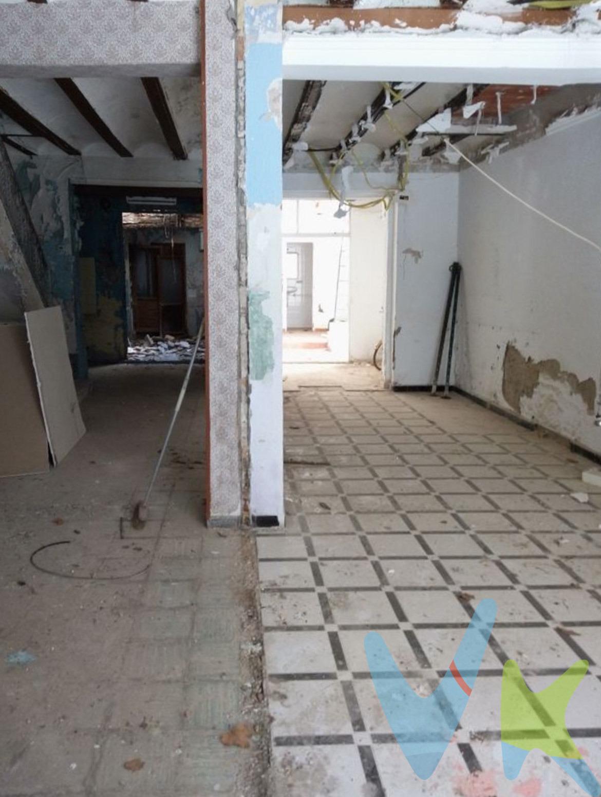 ¡Oportunidad de Inversión en Sueca! Parcela en Venta en Calle Sant Josep. ¡Descubre una oportunidad única en el corazón de Sueca! Te presentamos esta excelente parcela de 100 m²  y 6.08m de fachada en la céntrica calle Sant Josep, lista para convertirse en tu próximo proyecto de construcción. Por qué esta parcela es tu mejor elección:. Ubicación privilegiada: Situada en una de las zonas más céntricas y accesibles de Sueca, esta parcela te brinda la comodidad de estar cerca de todos los servicios y facilidades que necesitas. Superficie óptima: Con 100 m² de terreno, tienes el espacio perfecto para desarrollar un proyecto residencial que se adapte a tus necesidades. Flexibilidad de construcción: La normativa permite edificar planta baja + 2 alturas, ofreciéndote la posibilidad de construir desde una amplia vivienda unifamiliar hasta un pequeño edificio de apartamentos. Servicios ya disponibles: La parcela cuenta con conexiones de agua y luz operativas, facilitando el proceso de construcción desde el primer momento. Proyecto a tu medida: La construcción existente está destinada para derribo, brindándote un lienzo en blanco para materializar tu visión sin las limitaciones de estructuras preexistentes. Imagina las posibilidades:. Vivienda unifamiliar: Crea la casa de tus sueños en una ubicación envidiable, con espacio suficiente para diseñar cada detalle a tu gusto. Pequeño edificio: Desarrolla un proyecto de inversión con apartamentos modernos y bien ubicados, ideal para el mercado de alquiler o venta. No dejes pasar esta oportunidad única para invertir en un proyecto con un potencial enorme en una de las zonas más demandadas de Sueca. La descripción del presente inmueble e imágenes tienen mero carácter informativo y en ningún caso carácter contractual, pudiendo ser modificados por la inmobiliaria comercializadora sin que ello implique responsabilidad alguna frente a terceros. En el precio de venta a público, esta propiedad NO incluye los gastos de adquisición (Notario, registro, gestión, honorarios, etc…). 