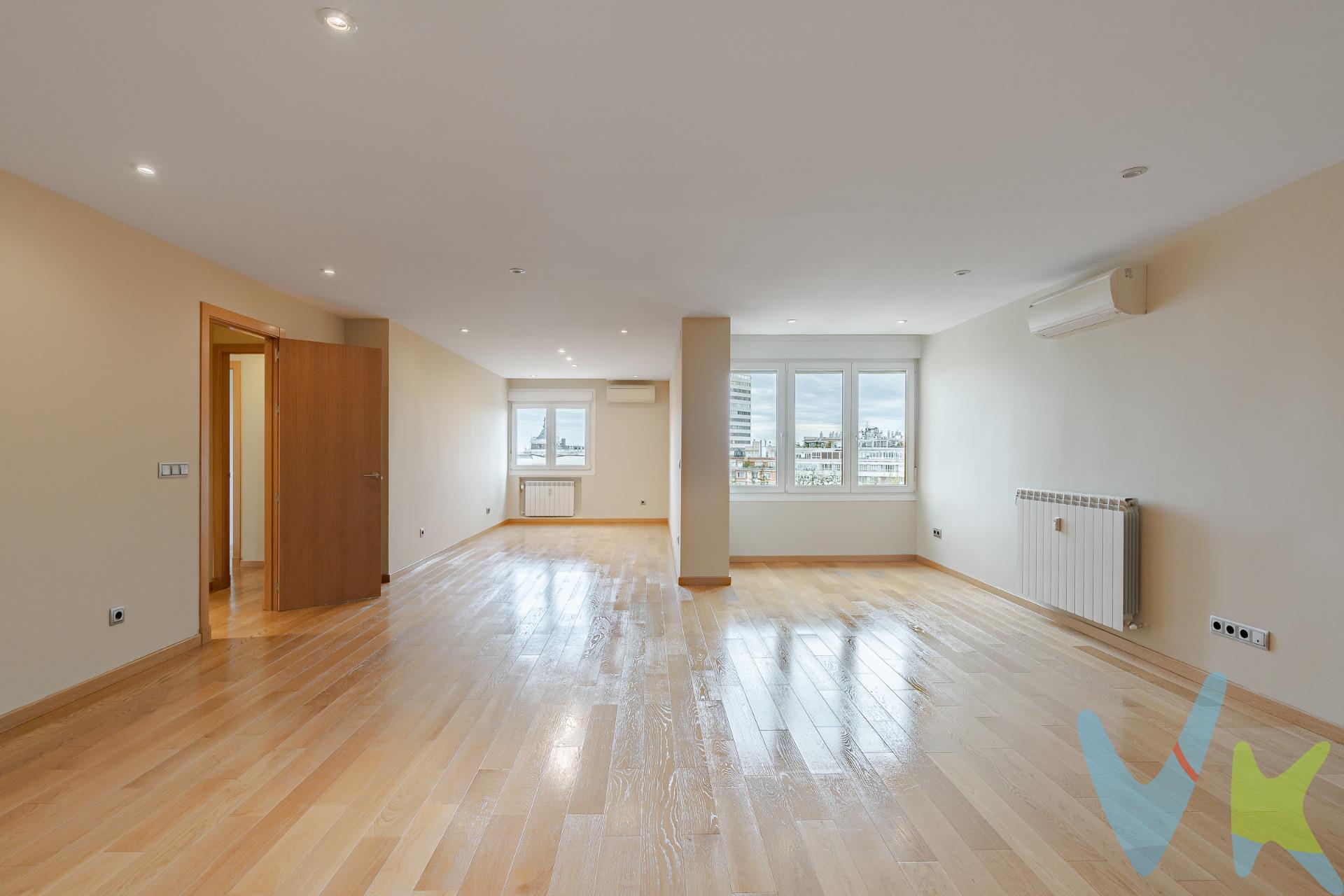 Imagina la vida con tu familia en el corazón de uno de los barrios más exclusivos de Madrid, donde la elegancia y la comodidad se encuentran en cada rincón de tu hogar.  . Este espectacular piso de lujo está listo para entrar a vivir, ofreciendo todo lo que una gran familia necesita para disfrutar de la vida en la ciudad con la máxima calidad y confort.  . Desde el primer paso dentro de la vivienda, te recibirá un amplio salón, bañado por luz natural, ideal para reuniones familiares o momentos de relax tras un día ajetreado. Sus espacios abiertos crean un ambiente acogedor, donde cada detalle ha sido diseñado para aportar sofisticación y funcionalidad.  . La cocina independiente con dos accesos es un verdadero sueño para los amantes de la gastronomía. Equipada con armarios altos y bajos de gran capacidad, permite un almacenamiento óptimo sin perder estilo. Además, cuenta con electrodomésticos de alta gama, (nevera americana, lavadora y lavavajillas son hasta fin de uso, junto con horno, vitrocerámica y campana extractora, garantizando un espacio de cocina moderno y práctico.  . La zona de descanso está compuesta por tres dormitorios, cada uno diseñado para ofrecer el máximo confort y privacidad. Espacios luminosos, con amplitud suficiente para adaptarse a cualquier necesidad, ya sea un dormitorio principal con vestidor o habitaciones funcionales para los más pequeños. Los tres dormitorios disponen de un split de aire acondicionado. Los dos baños completos y el aseo adicional han sido diseñados con materiales de primera calidad, combinando elegancia y funcionalidad. Un espacio pensado para el bienestar de toda la familia, donde el diseño contemporáneo y el confort se fusionan.  . La vivienda tiene la instalación completa un sistema de alarma. La finca dispone de servicio de conserjería, también dispone de rampa de acceso para minusválidos. Y dispone de una zona común privada toda ajardinada que es un refugio de tranquilidad en el centro de Madrid. Pero eso no es todo. En una zona donde encontrar aparcamiento puede ser un desafío, esta vivienda se vende con una plaza de garaje incluida en el precio, aportando un extra de comodidad y tranquilidad a tu día a día.  . Ubicado en Argüelles, uno de los barrios más codiciados de Madrid, rodeado de zonas verdes, exclusivos comercios y una oferta gastronómica inigualable, este hogar es una oportunidad única para quienes buscan el equilibrio perfecto entre lujo, ubicación y calidad de vida.  . No pierdas la oportunidad de vivir en un lugar donde cada detalle ha sido pensado para tu comodidad. Contacta con nosotros y ven a descubrir tu próximo hogar. Por otro lado, sus residentes disfrutan del privilegiado entorno del Parque del Oeste, considerado uno de los pulmones verdes de Madrid. A nivel de comunicaciones, el barrio dispone de excelentes conexiones gracias a su cercanía a la M-30, la A-6, la Carretera de Castilla y el Intercambiador de Moncloa. Muy bien comunicado por metro Argüelles, con muchas líneas de autobús (12, 138, 2, 61, 83) cercanías en Príncipe Pío  C10, C2, C7. En cuanto a la oferta educativa, el barrio está rodeado de algunos de los centros académicos más importantes de Madrid,. Certificación Energética: "C". *IMPORTANTE: impuestos y gastos (ITP o IVA, notaria, registro, gestoría, tasación, etc.) no están incluidos en el precio de venta. Llámanos y estaremos encantados de resolver todas tus dudas y proporcionarte más información. . 