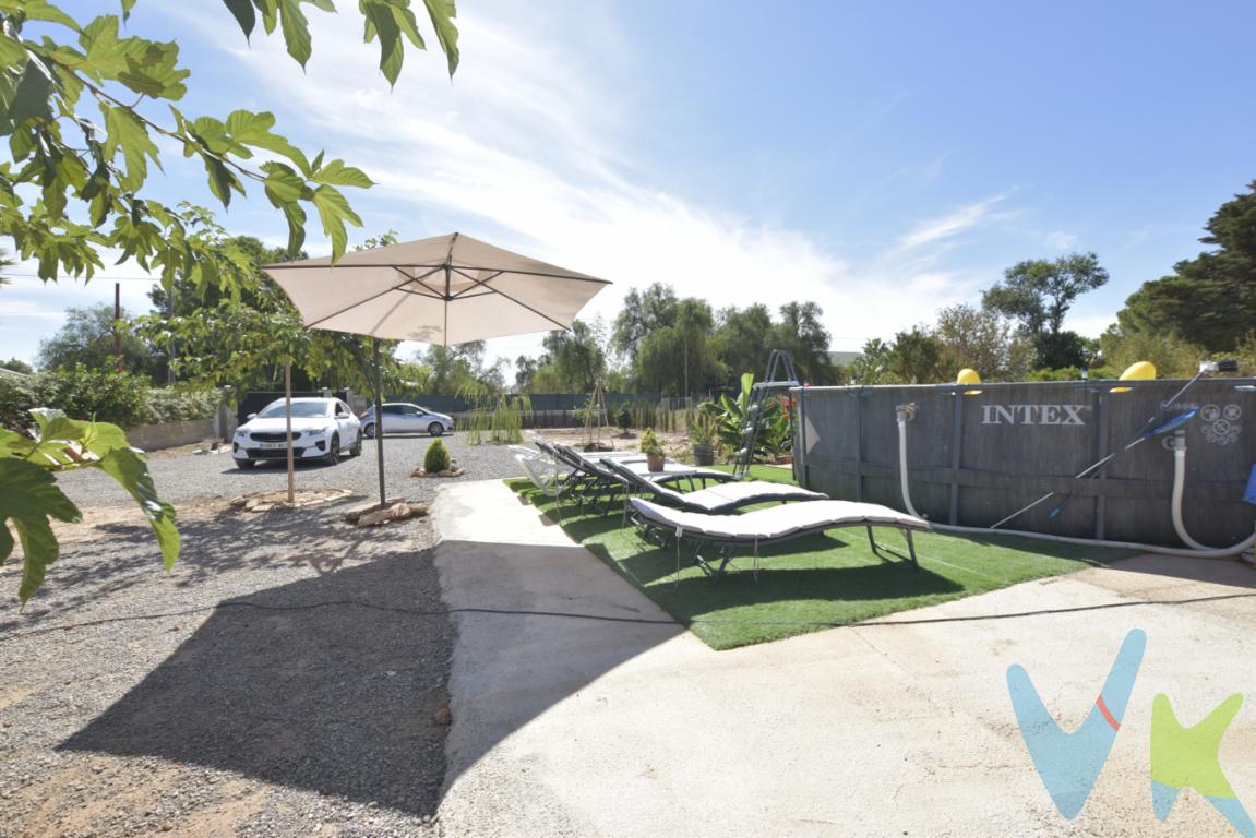 Te proponemos una parcela de algo más de 800m2, urbana pero no edificable en la Urbanización Lloma Llarga, en un entorno natural privilegiado, tranquilo y con fácil acceso. La parcela cuenta con una barbacoa, un cenador de brezo, piscina desmontable de PVC con depuradora y aseo exterior. La parcela no es edificable, por lo que resulta ideal para uso recreativo, perfecto para quienes buscan un espacio privado donde disfrutar del aire libre, desconectar o desarrollar un proyecto no constructivo. Excelente oportunidad en una de las zonas más demandadas de la Sierra Calderona.La parcela está vallada con puerta de acceso para coches y con puerta de acceso para peatones. Hay luz y una acción de agua. Te encontrarás en Náquera, urbanización Lloma Llarga, en plena naturaleza y con el único ruido de los pájaros. En la zona hay vecinos que viven todo el año. A 10 minutos de Rafelbunyol y muy cerca de la autovía CV-305 con conexión con la AP7, dirección Valencia a unos 16 minutos. Hay opción de 800m2 más. ¿Hablamos?¿Quieres más información? Llámanos y hacemos realidad tu proyecto de vida.   ¿Te gustaría enterarte en primicia de nuestros inmuebles en alquiler y venta? En VIVEKU.ES los publicamos con unos días de antelación.Contamos con 30 años de experiencia acreditada y nuestro objetivo es garantizarle un servicio de compra humano, ético, de calidad, fácil y seguro. Nuestro equipo lo integran agentes con la titulación AIR (Agente Inmobiliario Registrado) y Agentes Certificadores de la categoría Premium en certificación de inmuebles y debidamente registrados en el Registro de Agentes de Intermediación de la CV (RAICV 0743). Consulte en nuestras reseñas de Google lo que opinan los clientes que ya han trabajado con nosotros.El precio del inmueble no incluye los honorarios de la agencia que ascienden al 3% del precio final del inmueble más el 21% de IVA, ni los gastos de notaría y registro de la propiedad (que están sujetos a aranceles y varían dependiendo del precio de escrituración), ni los impuestos (que en la Comunidad Valenciana varían dependiendo del precio del inmueble y de las características personales del comprador).