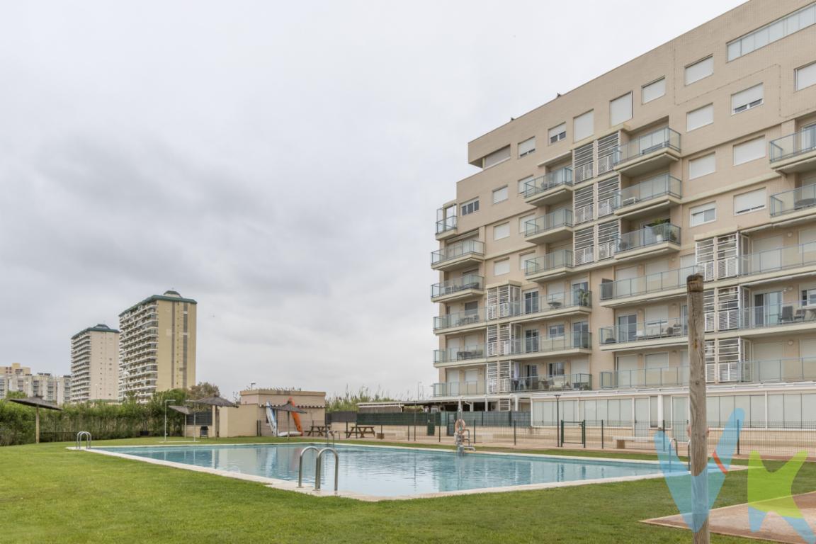  Ubicado en la encantadora localidad de El Puig se encuentra un maravilloso piso en venta que promete satisfacer todas las expectativas de quienes buscan un hogar lleno de comodidad y belleza. Esta propiedad, situada en la segunda planta de un edificio contemporáneo levantado en el año 2018, representa una excelente opción para quienes desean disfrutar tanto de la tranquilidad como de la proximidad al mar.El piso, con sus 74 metros útiles y 84 metros construidos, ofrece un espacio óptimo y bien distribuido para la vida cotidiana. Este maravillo inmueble cuenta con dos acogedoras habitaciones que proporcionan el ambiente perfecto para el descanso y el relax. Los dormitorios están diseñados con un enfoque en la funcionalidad y el confort, ofreciendo suficiente espacio para adaptarse a las necesidades personales de cada residente.El diseño moderno del edificio garantiza que el ascensor, junto con otros servicios, esté siempre disponible para su comodidad. La ubicación en una planta intermedia asegura un equilibrio perfecto entre privacidad y accesibilidad, haciéndolo ideal para todo tipo de compradores.Un aspecto destacado de esta propiedad son, sin duda, las impresionantes vistas al mar. Desde las ventanas del piso, los residentes pueden disfrutar de un panorama sereno y relajante, capturando la esencia de la vida costera. Este entorno se convierte en un refugio personal contra el estrés diario, permitiendo unas vistas inigualables que añaden valor al inmueble.La cocina, funcional y moderna, está equipada para satisfacer las demandas de cualquier amante de la cocina, permitiendo preparar deliciosas comidas mientras se disfruta de la brisa marina. El salón, amplio y luminoso, es el lugar ideal para recibir a amigos y familiares, o simplemente disfrutar de un momento de tranquilidad personal en un confortable entorno hogareño.Además, la propiedad cuenta con un baño completo que incorpora todos los elementos necesarios para lograr una experiencia de relajación. El diseño y calidad de los materiales usados completan el ambiente en el que el buen gusto y la comodidad se dan la mano.La cercanía del edificio a servicios locales, escuelas, y transporte público, ofrece la conveniencia de un estilo de vida moderno sin renunciar a un entorno tranquilo y apacible. El Puig, por su parte, es una localidad que conjuga el encanto de su entorno natural con la dinámica de una población en constante crecimiento.Invitamos a todos los interesados a realizar una visita para apreciar personalmente todo lo que este magnífico piso tiene para ofrecer. Convénzase de que este inmueble no solo es una propiedad, sino una oportunidad para disfrutar de una calidad de vida excepcional en un entorno único. Solicite una visita y descubra el potencial que tiene este hogar. El sueño de vivir con vistas al mar está a un paso de hacerse realidad.Se muestra a título informativo y no contractual. El precio no incluye lo siguiente: Honorarios de la agencia inmobiliaria, impuestos (IVA, ITP) y otros gastos de la Compraventa (notaria, gestoría y registro) 