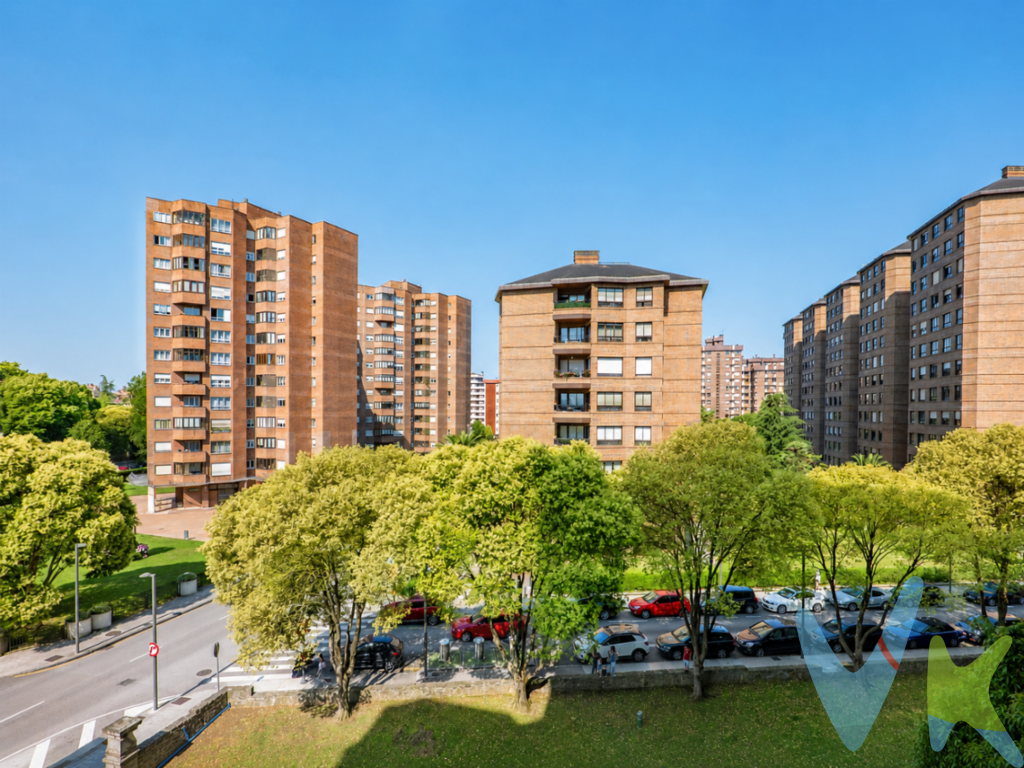 Amplia vivienda de 133 m² útiles en El Bibio, una de las zonas residenciales más valoradas de Gijón.Hay ubicaciones que trascienden el paso del tiempo. El entorno del Parque Isabel la Católica y la Playa de San Lorenzo es una de ellas. Un lugar donde la calidad de vida, los servicios y la escasez de viviendas disponibles convierten cada oportunidad en una inversión segura.Presentamos esta cuarta planta situada en pleno corazón de El Bibio, a escasos minutos caminando de la Playa de San Lorenzo, del Parque Isabel la Católica y de El Molinón. Un entorno privilegiado que permite disfrutar del mar, amplias zonas verdes, centros educativos, instalaciones deportivas, comercios, centro de salud, farmacia y todos los servicios necesarios para el día a día, sin depender del coche.Con 133 m² útiles, la vivienda destaca por la amplitud de todas sus estancias, una distribución muy equilibrada y el enorme potencial que ofrece para adaptarla a las necesidades de una familia.DistribuciónCuatro dormitorios, tres de ellos de gran tamaño. El cuarto resulta perfecto como despacho, dormitorio infantil, vestidor o habitación de invitados.Amplio salón-comedor con chimenea y acceso a una agradable terraza con vistas despejadas.Dormitorio principal con baño en suite completamente reformado y salida directa a la terraza.Cocina independiente, muy espaciosa y funcional, con distribución en L y acceso a una segunda terraza.Tres baños: uno reformado en suite con plato de ducha, otro con plato de ducha y un tercero con bañera y ventilación natural.Hall de entrada de generosas dimensiones.Plaza de garaje incluida en el precio.La orientación, la amplitud de sus espacios y su excelente ubicación convierten esta vivienda en una opción poco habitual dentro del mercado de El Bibio.Es un hogar para quienes valoran vivir con espacio, disfrutar de una ubicación consolidada y tener el privilegio de acceder caminando al parque, la playa y algunos de los lugares más emblemáticos de Gijón.Si busca una vivienda amplia, bien situada y con el potencial de convertirse en un hogar para muchos años, estaremos encantados de mostrarle esta propiedad.El precio indicado no incluye el Impuesto de Transmisiones Patrimoniales (ITP), los gastos de notaría, registro de la propiedad ni los honorarios correspondientes a la parte compradora. 