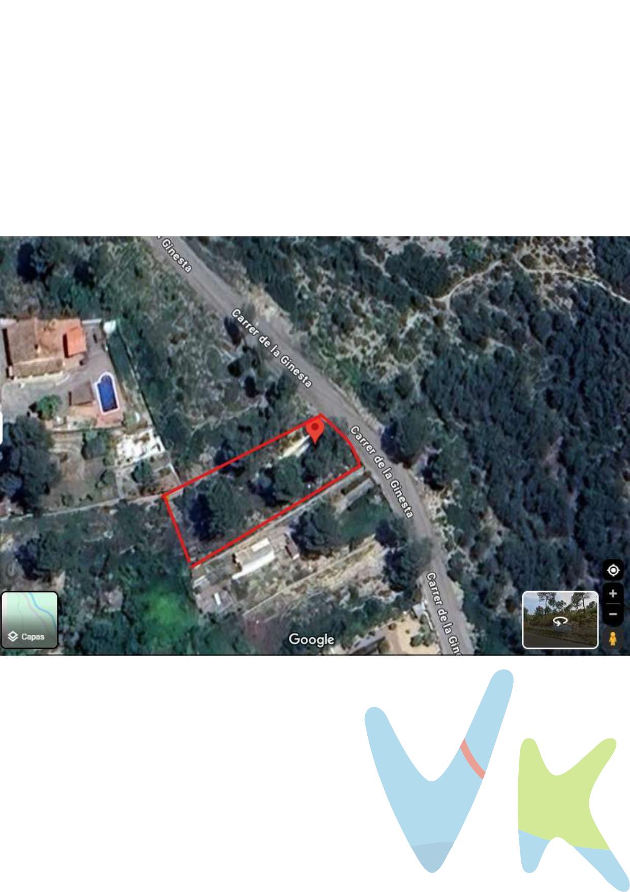 Parcela Urbana edificable de 831m2, en Can Suria, calle Ginesta, con vistas al parque natural del Garraf. Ideal para construir la casa de tus sueños en una zona muy tranquila, con vistas a la montaña, sin apenas vecinos. La parcela se encuentra vallada, nivelada ( es prácticamente plana ) y con rampa de acceso, lo que facilita y economiza la construcción de la casa. Además ya está dada de alta a la red de agua corriente y preparada para luz de red. La edificabilidad neta máxima sobre la superficie de la parcela se establece en: 0,30 m2st/m2s. La ocupación máxima sobre la superficie total de la parcela se establece en: 25%. La altura máxima de la edificación principal se establece en 6,50 m, equivalentes a planta baja y una. planta piso (PB+1P), en todas las subzonas. Distancia de construcción en la calle mínimo 5mts. Distancia de construcción lateral mínimo 3mts. Distancia al fondo de la parcela mínimo 3mts. 