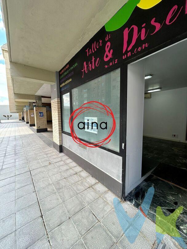 ¡Oportunidad única! Local comercial en esquina en Zizur Mayor – Santa Cruz de Ardoi en venta
Pon tu negocio en el corazón de la plaza, con gran visibilidad gracias a su ubicación en esquina y a sus dos amplios escaparates. Este local de 102 m² construidos (90 m² útiles) está rodeado de escuelas, polideportivo, piscinas y supermercados, asegurando un flujo constante de potenciales clientes.
Características del local:


4 salas: 26,06 m², 18 m², 14,83 m² y 11,91 m², perfectas para adaptar tu actividad.


Cocina completamente equipada.


Aseo.


Bomba de aire frío/calor en 3 salas, para máxima comodidad todo el año.


Local totalmente acondicionado y en excelente estado, listo para entrar a trabajar.


Gastos de comunidad: solo 14 €/mesPrecio de venta: 72.000 €
Este local es ideal para consultas, oficinas, talleres o cualquier pequeño negocio que busque un espacio céntrico, visible y funcional. ¡No dejes pasar la oportunidad de establecer tu actividad en una ubicación estratégica con todo a mano y escaparates que llaman la atención!
INFORMACIÓN LEGAL A TENER EN CUENTA:
ℹ️ Los datos y superficies indicados son aproximados y tienen carácter meramente informativo, sin valor contractual.
El precio de venta no incluye impuestos ni gastos derivados de la transmisión. La compra conlleva impuestos y gastos de formalización para el comprador:

Impuesto I.T.P. (Impuesto de Transmisiones Patrimoniales 6% (Consultar condiciones concretas según circunstancias personales o régimen fiscal aplicable) 
Gastos de Notaría y Registro aproximadamente 1,5%, 
Gastos financieros si se contrata hipoteca.

Los honorarios de intermediación inmobiliaria corren a cargo del vendedor 
¡NO COBRAMOS HONORARIOS AL COMPRADOR!