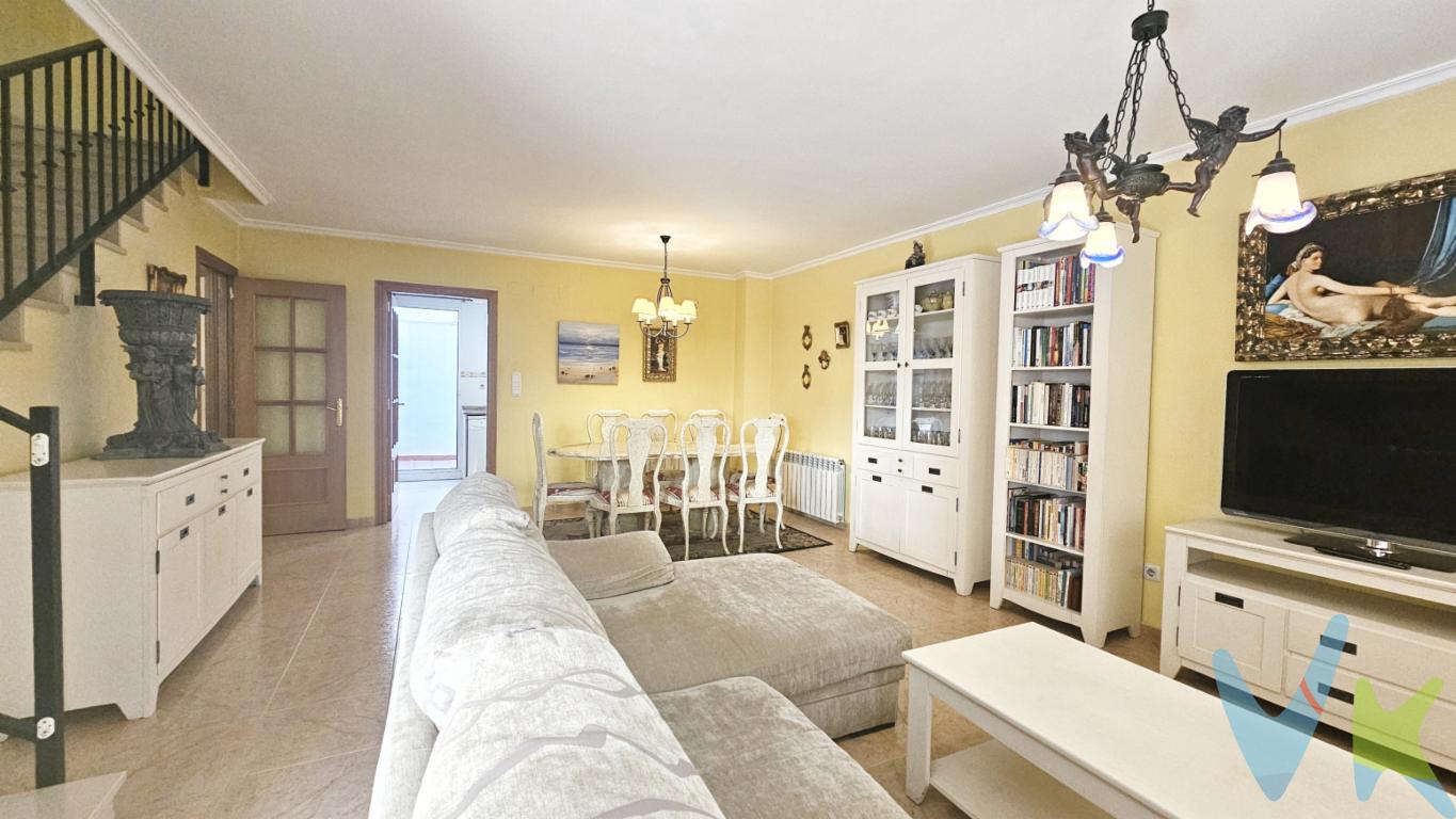  ¡Bienvenido a su nuevo hogar en Riba-roja de Turia! Presentamos una magnífica casa adosada, perfecta para quienes buscan comodidad y estilo en un entorno tranquilo y bien conectado. Este inmueble, en venta, se compone de 243 metros construidos y 230 metros útiles, ofreciendo un espacio amplio para toda la familia. Su diseño moderno, edificado en 2004, lleva el confort a un nuevo nivel.La casa cuenta con cuatro habitaciones bien distribuidas, garantizando privacidad y espacio para cada miembro del hogar. Las habitaciones son amplias y luminosas, ideales para crear un ambiente acogedor donde relajarse al final del día. La propiedad dispone de un garaje amplio y trastero proporcionando la máxima comodidad y seguridad para su vehículo.El inmueble se distingue por su elegante terraza, un lugar perfecto donde disfrutar del aire libre sin salir de casa. Podrá disfrutar de maravillosas mañanas tomando el sol o de agradables veladas al atardecer.Una de las grandes ventajas de esta casa es su ubicación estratégica. Situada cerca de la estación de metro, ofrece un acceso rápido y sencillo a la ciudad, facilitando los desplazamientos diarios. También encontrará paradas GRATUITAS de autobús a escasos minutos, donde le acercaran a la parada de metro. Lo que multiplica las posibilidades de transporte público disponible.El entorno de Riba-roja de Turia es ideal para disfrutar de un estilo de vida equilibrado entre la tranquilidad residencial y la accesibilidad urbana. Aquí encontrará todos los servicios que necesita, desde colegios y supermercados hasta centros de salud y zonas de ocio, deportivas todo a un paso de casa.La amplitud del interior permite adaptar cada espacio a sus necesidades personales, ya sea creando una oficina en casa, una sala de juegos para niños o un rincón de lectura especial. Asimismo, la cocina bien equipada y el comedor luminoso invitan a disfrutar de momentos memorables en familia o con amigos.Si busca un lugar donde establecer su hogar definitivo, esta casa adosada en Riba-roja de Turia es la opción perfecta. La calidad de vida que ofrece no solo reside en su infraestructura, sino en el ambiente acogedor y seguro del vecindario. Podrá disfrutar de paseos tranquilos por la zona mientras se rodea de un ambiente natural y vibrante.No deje pasar la oportunidad de conocer su futuro hogar. Le invitamos a visitar la propiedad para descubrir, de primera mano, todas las ventajas y encantos que este inmueble tiene para ofrecer. ¡Estamos seguros de que cumplirá con todas sus expectativas y más!Para más información o para concertar una visita, no dude en ponerse en contacto con nosotros. Estamos a su disposición para resolver cualquier duda o inquietud que pueda tener. Su nuevo hogar en Riba-roja de Turia le está esperando, no deje que se le escape esta oportunidad única en el mercado inmobiliario. 