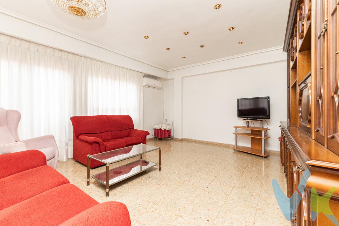 Estupendo piso en venta en Alaquàs, Luminoso y con todos los servicios a un paso!! se trata de  una vivienda en finca con ascensor, dispone de tres dormitorios y un baño con ducha, cocina independiente  y gran salón con mirador. Si estas buscando piso para entrar a vivir es una muy buena oportunidad, ya que se encuentra en buen estado y listo para entrar a vivir.Es una vivienda muy amplia, dos de los dormitorios son dobles y uno sencillo, el comedor es muy amplio y exterior, y al ser una cuarta altura dispone de mucha luz natural.Cabe destacar que tiene un Split de aire acondicionado y gas natural, Y además en el precio se incluyen los electrodomésticos.La ubicación es perfecta ya que está a un paso de la avenida principal, muy céntrico y rodeado de comercios, supermercados, parada de bus y colegios. Que mas se puede pedir!! No pierdas la oportunidad de verlo y solicita un visita ya!!La descripción del presente inmueble e imágenes tienen mero carácter informativo y en ningún caso carácter contractual, pudiendo ser modificados por la agencia inmobiliaria sin que ello implique responsabilidad alguna frente a terceros.Los gastos, impuestos derivados de la compra y honorarios al comprador no están incluidos en el precio. Para más información y asesoramiento acerca de las opciones de compra, quedamos a tu disposición.Por decisión de los propietarios, gestionamos y comercializamos esta vivienda en multiexclusiva, por lo que un amplio conjunto de agencias inmobiliarias ofrecemos el inmueble con garantías calidad y seguro . Por este motivo, se ruega no molestar a los propietarios. Contacta con nosotrxs y te informaremos de todo!