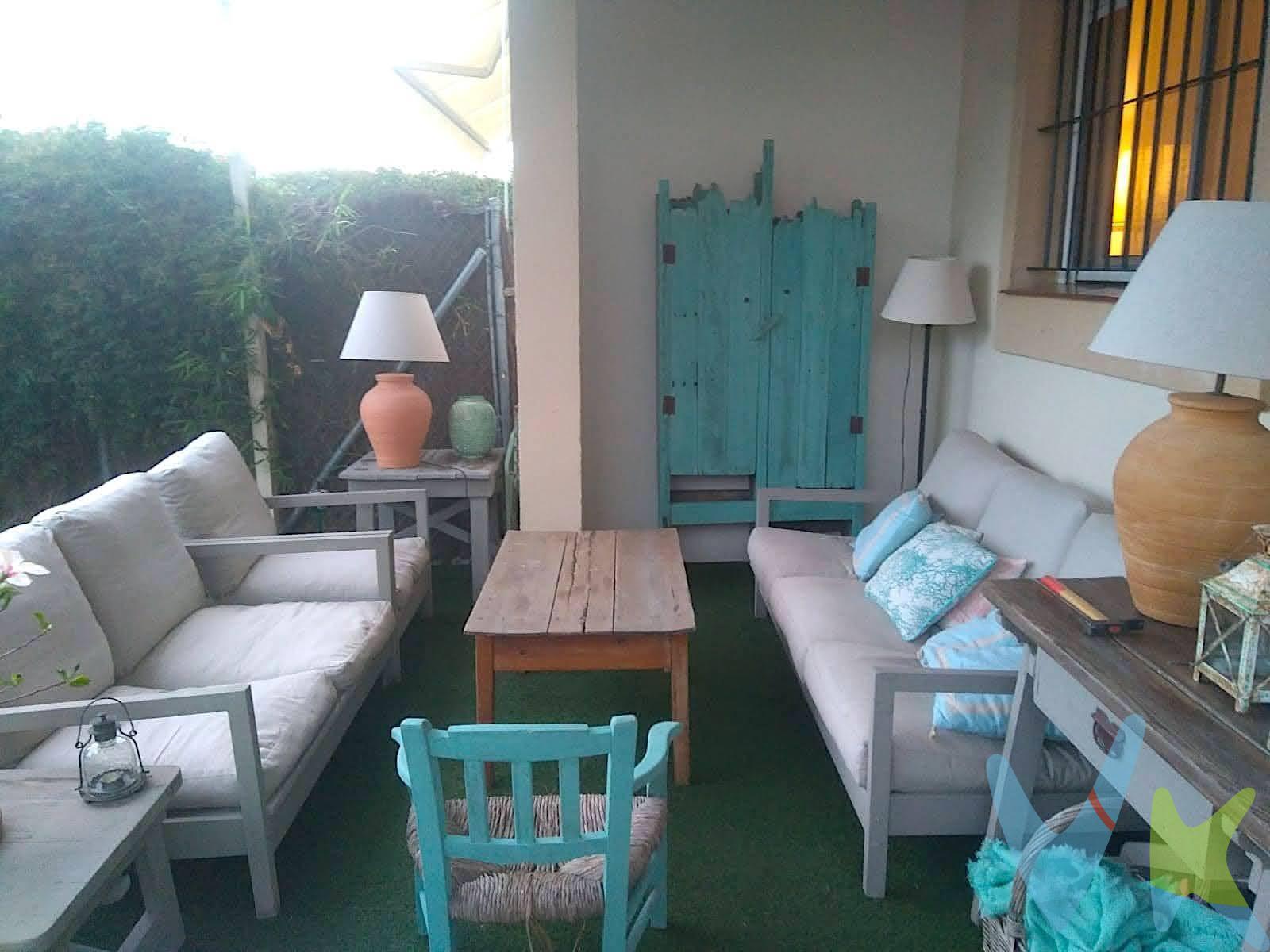 Amplio y luminoso chalet pareado situado en una urbanización privada de tan solo 22 viviendas, en la zona de Las Redes. La vivienda se distribuye en varias plantas, ofreciendo comodidad, espacio y múltiples ambientes para disfrutar en familia. En la planta principal, accedemos a través de un hall de entrada que da paso a un aseo de cortesía, una cocina independiente muy amplia y un salón-comedor con salida directa a un porche cubierto y jardín orientados al sur, lo que garantiza una excelente luz natural durante todo el día y un espacio exterior perfecto. La primera planta alberga el dormitorio principal con baño en suite, además de dos dormitorios exteriores que comparten un segundo cuarto de baño completo. En la última planta se encuentra una acogedora buhardilla, ideal como zona de juegos, despacho o dormitorio adicional. La planta semisótano ofrece una gran sala de estar, un amplio dormitorio con armarios empotrados, un baño completo con plato de ducha y dos grandes trasteros, lo que proporciona un extra de almacenamiento muy valioso. La vivienda cuenta con abundantes armarios empotrados distribuidos por todas las plantas, incluyendo pasillos y sótano. Dispone de calefacción central por gas canalizado, ventanas de aluminio con doble acristalamiento tipo Climalit y mosquiteras. El residencial ofrece zona comunitaria con piscina, plaza de aparcamiento en superficie en calle privada, y un entorno tranquilo y familiar. Ubicada a tan solo 1,2 km de la playa, unos 15 minutos caminando, esta vivienda es ideal tanto como residencia habitual como para segunda vivienda. Por expreso deseo del propietario comercializamos este inmueble en exclusiva por lo que rogamos se pongan en contacto con nosotros para ampliar información o concertar una visita. Estaremos encantados de atenderles. De acuerdo con lo prevenido en el Decreto 218/2005, de 11 de octubre, se informa al cliente que los Gastos Notariales, Registrales, impuesto de transmisiones (ITP), Honorarios de intermediación, Gastos financieros, y otros gastos inherentes a la compraventa no están incluidos en el precio.