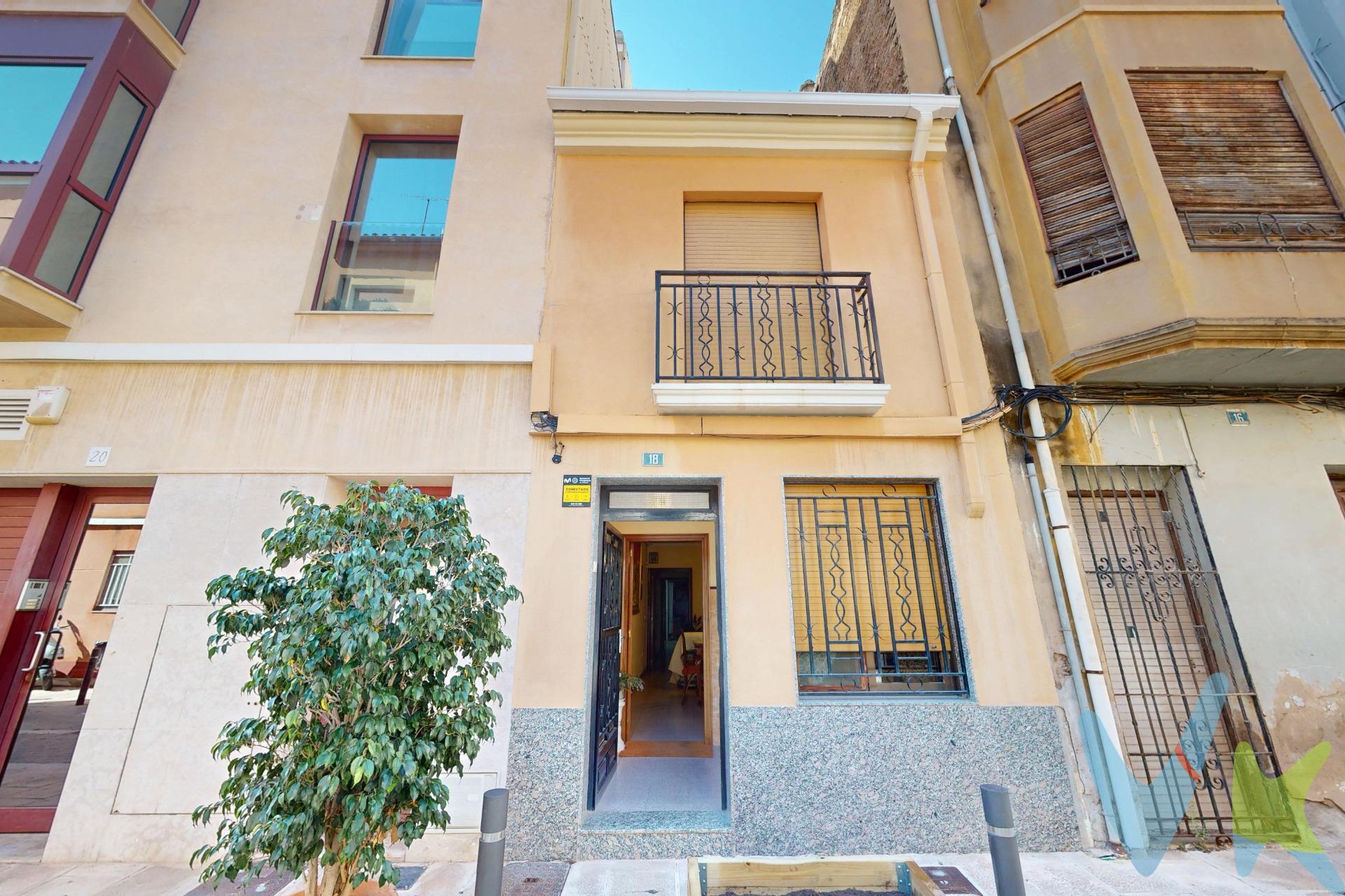 Descubre esta encantadora casa de planta baja y dos alturas, ubicada en una tranquila calle peatonal en el corazón del centro de Castellón. Esta propiedad cuenta con un amplio comedor-salón de aproximadamente 20 m² que brinda luminosidad y comodidad para disfrutar momentos inolvidables. En la planta baja también encontrarás un baño completo y una cocina totalmente equipada, que se conecta a un patio versátil utilizado como trastero-almacén; este espacio está cubierto pero permite la entrada de luz natural. En la primera planta destacan tres habitaciones: una habitación doble espaciosa con balcón hacia la calle ideal para contemplar el ambiente urbano, acompañada por dos acogedoras habitaciones simples; destaca además otra terraza privada adyacente a uno de los dormitorios con unos agradables diez metros cuadrados donde podrás relajarte al aire libre. La segunda planta ofrece más posibilidades con otro dormitorio simple abuhardillado (aproximadamente13m), perfecto como área adicional o almacenamiento junto a una zona destinada al lavadero con salida directa a otra maravillosa terraza cubierta de nueve metros. La propiedad se vende completamente amueblada incluyendo electrodomésticos. ¡No pierdas esta oportunidad única! Vive cómodamente en pleno centro disfrutando todos los beneficios urbanos sin renunciar al confort doméstico.