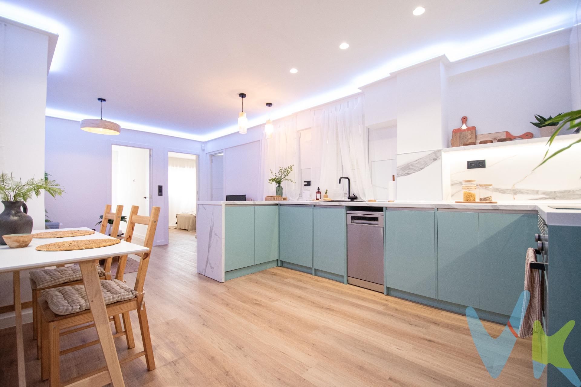 Se vende piso en la calle Conchita Piquer nº 5, en una finca con ascensor, ubicado en una zona muy cómoda para vivir, con todos los servicios cerca y excelentes conexiones con el resto de la ciudad. La vivienda ha sido reformada de manera integral en 2026, renovando completamente fontanería, electricidad, suelos, carpintería y acabados, por lo que todo está nuevo y pensado para ofrecer confort, estilo y tranquilidad durante muchos años. El piso cuenta con una distribución muy práctica y actual, con dos habitaciones, ambas con armarios empotrados. El dormitorio principal dispone de baño en suite, lo que aporta un extra de privacidad y comodidad en el día a día. Además, la vivienda cuenta con un segundo baño completo, perfecto tanto para la otra habitación como para invitados. La zona principal de la casa es un espacio abierto y muy agradable, con salón-comedor y cocina integrada, una distribución moderna que hace que la vivienda resulte más amplia, luminosa y social. Todo el espacio de cocina y salón incorpora iluminación LED perimetral en el techo, lo que permite crear diferentes ambientes según el momento del día, desde una luz más cálida y relajada hasta una iluminación más intensa y funcional, aportando un toque muy actual y elegante. La cocina se entrega completamente equipada con electrodomésticos nuevos, todos incluidos, por lo que no tendrás que preocuparte por nada más que traer tus cosas y empezar a disfrutar de tu nuevo hogar. La ubicación es otro de sus grandes puntos fuertes, ya que se encuentra en una zona consolidada de Valencia con metro, autobuses, supermercados como Mercadona y Consum, comercios, farmacias y todo lo necesario para el día a día a pocos minutos andando. Además, la cercanía al antiguo cauce del río Turia permite disfrutar de uno de los mayores espacios verdes de la ciudad, ideal para salir a correr, pasear, ir en bici o simplemente desconectar al aire libre. El centro de Valencia se encuentra a unos 10 o 15 minutos en transporte público, lo que hace que la vivienda sea muy cómoda tanto para vivir como para moverse por la ciudad sin necesidad de coche. En conjunto, se trata de una vivienda con una reforma integral reciente, acabados actuales y un diseño pensado para aprovechar al máximo el espacio y la luz, ubicada en una zona práctica, bien comunicada y con mucho ambiente. Una casa perfecta para quienes buscan algo moderno, sin reformas y con todo listo para empezar una nueva etapa desde el primer día. 🏡✨. La vivienda cuenta con 63 m2 según catastro, 49,78 m2 según nota simple y 50 m2 según planos. Aunque la vivienda se ve tal y como aparece en las fotos, el mobiliario y los elementos decorativos no están incluidos en la venta. Impuestos y gastos de compraventa no incluidos. Una vivienda así merece verse en directo. Estaremos encantados de enseñártela.