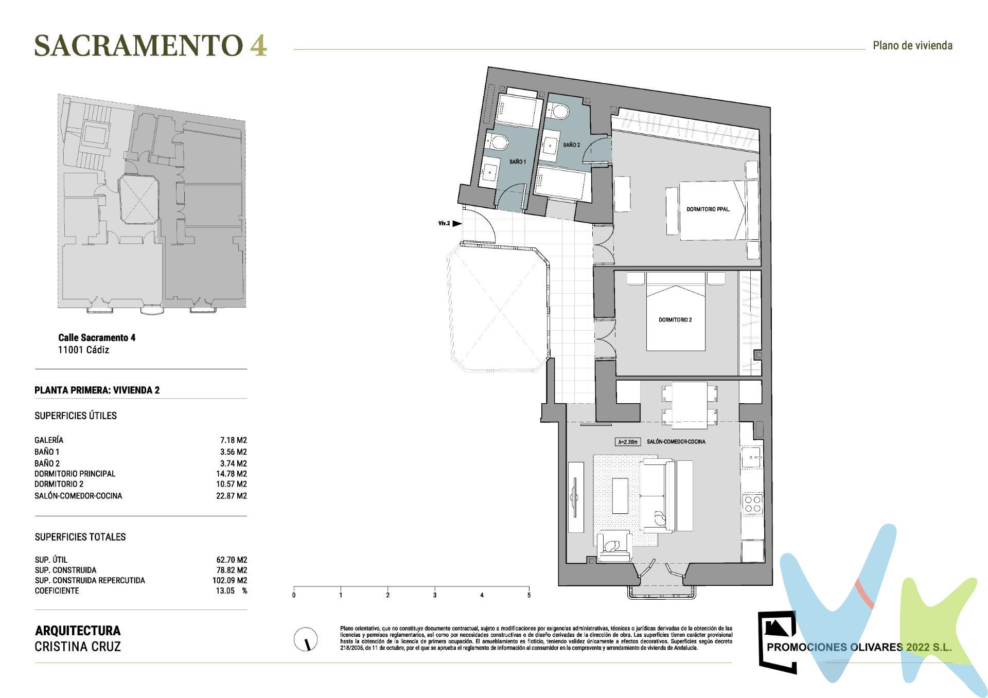 Sumérjase en la esencia de la vida gaditana con Sacramento 4, una promoción que redefine la exclusividad en el centro histórico de Cádiz. A escasos metros de la vibrante Plaza Candelaria, este proyecto le ofrece la oportunidad única de vivir en un enclave privilegiado, rodeado de la vida que ansía: comercios locales, cafeterías con encanto, restaurantes exquisitos, supermercados, farmacias y todos los servicios de proximidad. Imagine paseos entre calles centenarias, con la majestuosa Catedral, el bullicioso Mercado Central y la pintoresca Plaza de las Flores a pocos minutos a pie, y la icónica playa de La Caleta a un agradable paseo. Esta promoción se compone de 9 exclusivas viviendas, todas exteriores, diseñadas para maximizar la luz natural y el confort. Dos de estas viviendas residenciales ofrecen un valor añadido inigualable: una terraza privativa en azotea, un espacio íntimo donde el sol de Cádiz será su compañero constante. El edificio, de un marcado carácter histórico, ha sido objeto de una rehabilitación integral, donde se ha respetado escrupulosamente su esencia original, fusionándola con acabados modernos y de alta calidad. Las viviendas se entregan bajo un concepto “llave en mano”, totalmente terminadas y listas para entrar a vivir, garantizando desde el primer día un confort excepcional, estilo y practicidad. Detalles de Calidad y Confort que Marcan la Diferencia:. • Cocina: Amueblada y equipada para su comodidad. • Baños: Completos, con mobiliario suspendido, plato de ducha y grifería monomando cromada. • Climatización Eficiente: Sistema multisplit de la prestigiosa marca Hitachi (frío/calor) mediante bomba de calor en dormitorios y salón. • Luz y Ventilación Natural: Un diseño pensado para aprovechar al máximo la ventilación y luminosidad de cada espacio. • Carpintería Exterior: Fabricada en madera de pino lacado blanco con perfil europeo, dotada de doble vidrio tipo Climalit, que asegura un aislamiento térmico y acústico superior, garantizando un oasis de tranquilidad en su hogar. • Suelos Distinguidos: Elegante gres porcelánico de gran formato en tonos gris cementoso en el interior de las viviendas, con aislamiento acústico anti-impacto para una mayor tranquilidad. En la galería, un cautivador gres porcelánico imitación hidráulico. • Seguridad y Estilo Interior: Puerta de entrada blindada con cerradura de seguridad y puertas de paso interiores lacadas en blanco con cuarterones y herrajes mate. Espacios Comunes que Inspiran:. El edificio cuenta con un ascensor accesible que llega a todas las plantas, incluida la espectacular azotea comunitaria. Las zonas comunes, cuidadosamente diseñadas, presentan un elegante pavimento de mármol en damero en planta baja y gres porcelánico de primera calidad en escaleras y el resto de plantas. La iluminación LED con sensores de movimiento añade un toque de seguridad y eficiencia energética, mientras que el imponente portón de entrada de madera de Iroko le da la bienvenida a su exclusivo hogar. Un hogar con historia, carácter y todas las comodidades modernas, en una de las ubicaciones más codiciadas de Cádiz. ¡No pierda la oportunidad de vivir la vida que siempre soñó en Sacramento 4!. ¡Contáctenos hoy mismo para obtener más detalles sobre esta exclusiva promoción y concertar una visita!. * Impuestos, honorarios y gastos de compraventa no incluidos en el precio. Solicite información sin compromiso.