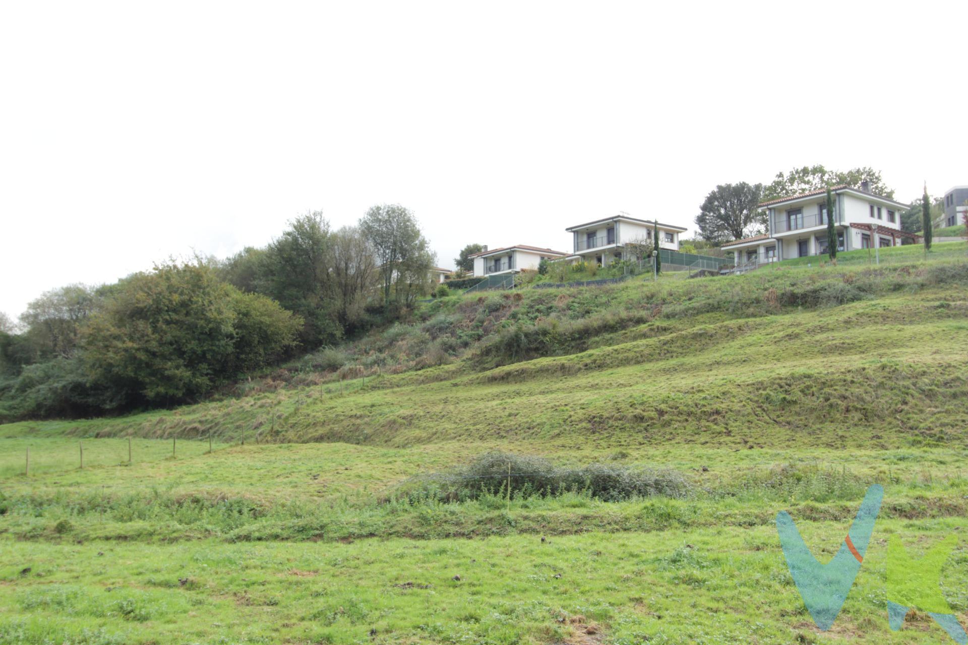 En un bonito paraje en Oruña de Piélagos, presentamos este terreno urbano de 1681 m. ideal para construir una vivienda unifamiliar. Excelente ubicación, a tan sólo 15 minutos de Santander y Torrelavega gracias al fácil y rápido acceso a la autovía y a escasos 5 km de la Playa de Usil en Mogro y del campo de Golf Abra de Pas. Situación elevada desde donde disfrutar de bellas y despejadas vistas. Entorno urbanizado, alumbrado, luz y agua a pie de finca y con vecindario ya consolidado. La oportunidad que estaba esperando. Llámenos para más información. TRANSPARENCIA GESTIÓN INMOBILIARIA:. Sujeto a decisión última del cliente propietario. Al precio se añadirán Impuestos, aranceles de Notaría y registro según legislación en vigor. Consultar resto de condiciones. 