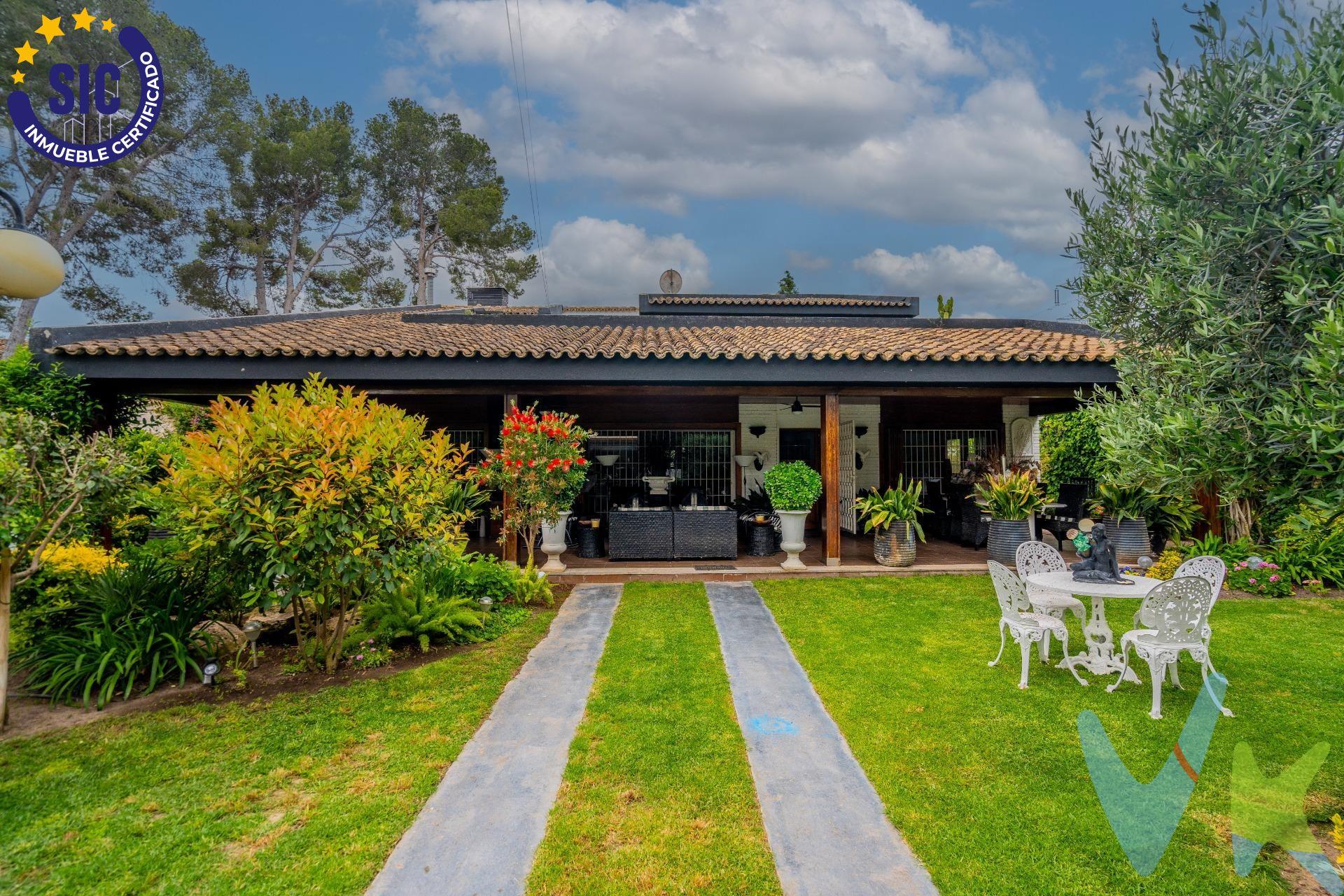 Descubre esta exclusiva propiedad situada en La Vallesa, La Cañada, una de las zonas más tranquilas y verdes del entorno, rodeada de altos pinos y vegetación exuberante que garantiza privacidad y un entorno saludable y natural. . Parcela ajardinada con un diseño cuidado al detalle, vegetación madura y zonas pensadas para el disfrute en familia. La piscina climatizada es perfecta para disfrutar de baños durante todo el año.  La propiedad se caracteriza por una estética mediterránea con el encanto cálido de la madera de mobila en terrazas, cerramientos y detalles arquitectónicos.Su terrazacubierta con estas calidades perfectamente conservada es ideal además de tener vistas directas al jardín. Dispone de un patio interior acristalado, también en mobila, que llena de luz natural los espacios centrales de la vivienda y crea una atmósfera acogedora y sofisticada. Su distribución en tres niveles abiertos:. Planta principal: Amplio salón, cocina independiente, habitación tipo suite con baño privado y un estudio luminoso. Nivel intermedio: espacio actualmente destinado a una amplia habitación con estudio incorporado, perfecto también como sala de lectura o trabajo. Primera planta: dos habitaciones tipo suite, una habitación adicional con su propio salón privado, baño completo y una terraza con vistas panorámicas a las copas de los árboles de la zona de la Vallesa. Dispone de dos zonas de almacenaje, ideales para organización y un cuarto de calderas. El jardín tiene una estructura con capacidad para dos vehículos. . ----------------.  Por mandato expreso del propietario, comercializamos este inmueble en exclusiva, lo que le garantiza el acceso a toda la información, a un servicio de calidad, un trato fácil, sencillo y sin interferencias de terceros. Por este motivo, se ruega no molestar al propietario, a los ocupantes de la propiedad o a los vecinos. Muchas gracias por su comprensión.