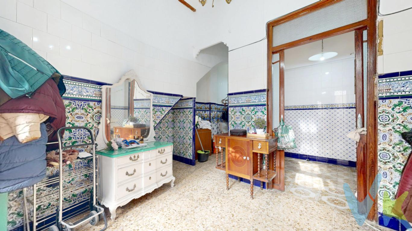 ¡Descubre esta joya tradicional en el corazón de El Cabañal! Se trata de una vivienda de planta baja de 111 m² construidos (110 m² útiles) que combina el encanto histórico con todas las comodidades modernas. Ubicada en una zona céntrica, tranquila y familiar, esta propiedad te sitúa cercanos a la playa, servicios esenciales, colegios, comercios, supermercados y transporte público.La distribución es excepcional: acceso desde dos calles diferentes, amplio vestíbulo, 3 dormitorios (siendo uno de ellos doble), salón con salida directa al patio interior, y una cocina recientemente reformada totalmente eléctrica con acceso desde el patio. El baño es amplio, equipado con bañera y ventilación natural hacia el patio. Destacan la presencia de varios trasteros adicionales.Los acabados originales son de gran valor: techos altos, puertas de acceso, ventanas y puertas interiores de madera de origen en excelente estado, además de zócalos y azulejos de mosaico de origen perfectamente conservados a media altura de las paredes. El patio interior conecta la cocina y se ubica la escalera de acceso a la terraza privativa, que incluye un trastero independiente.Construida en 1931, esta vivienda mantiene su carácter típico valenciano muy solicitado. Cuenta con climatización mediante bomba de frío/calor en la cocina, acceso adaptado para personas con movilidad reducida y es completamente apta para su uso por estas personas. La orientación Este-Oeste garantiza excelente iluminación natural. Planta superior independiente no pertenece a la vivienda.Oportunidad de inversión en una zona en expansión: perfecta tanto para residir como para invertir. Fachada protegida, suministros dados de alta, y ubicación privilegiada en El Cabañal. ¡No dejes pasar esta ocasión, ven a visitarla y empieza a imaginar cómo sería tu nueva vida en este encantador inmueble!PVP 425.000 . Gastos e impuestos no incluidos en el precio. La compra conlleva impuestos y gastos de formalización para el comprador. A título orientativo se informa que en segundas transmisiones el ITP con carácter general en Valencia es del 9 %, pudiendo existir otros tipos impositivos atendiendo a las circunstancias personales del comprador u otras circunstancias previstas legalmente. Base imponible del impuesto el mayor valor entre el precio de compraventa, la tasación o el valor de referencia catastral.En cuanto a los gastos de notaría y registro, en su caso, suelen oscilar aprox. entre 1,5% y 2,5% (aranceles variables según precio, n.º de copias y complejidad). El vendedor elige notario salvo requisito expreso del comprador. Si el comprador precisase de hipoteca: tasación, condiciones y costes bancarios serán según entidad elegida por el comprador, así como los gastos de gestoría, y cualesquiera otros gastos inherentes a la formalización de la compraventa que legalmente correspondan a la parte compradora, salvo pacto expreso en contrario con el vendedor. Los honorarios de mediación inmobiliaria que corren a cargo del COMPRADOR asciende al 3% del precio final de venta más IVA (21%).Cualquier cuestión acerca de los costes e impuestos que repercuten al comprador no duden contactar con nosotros.