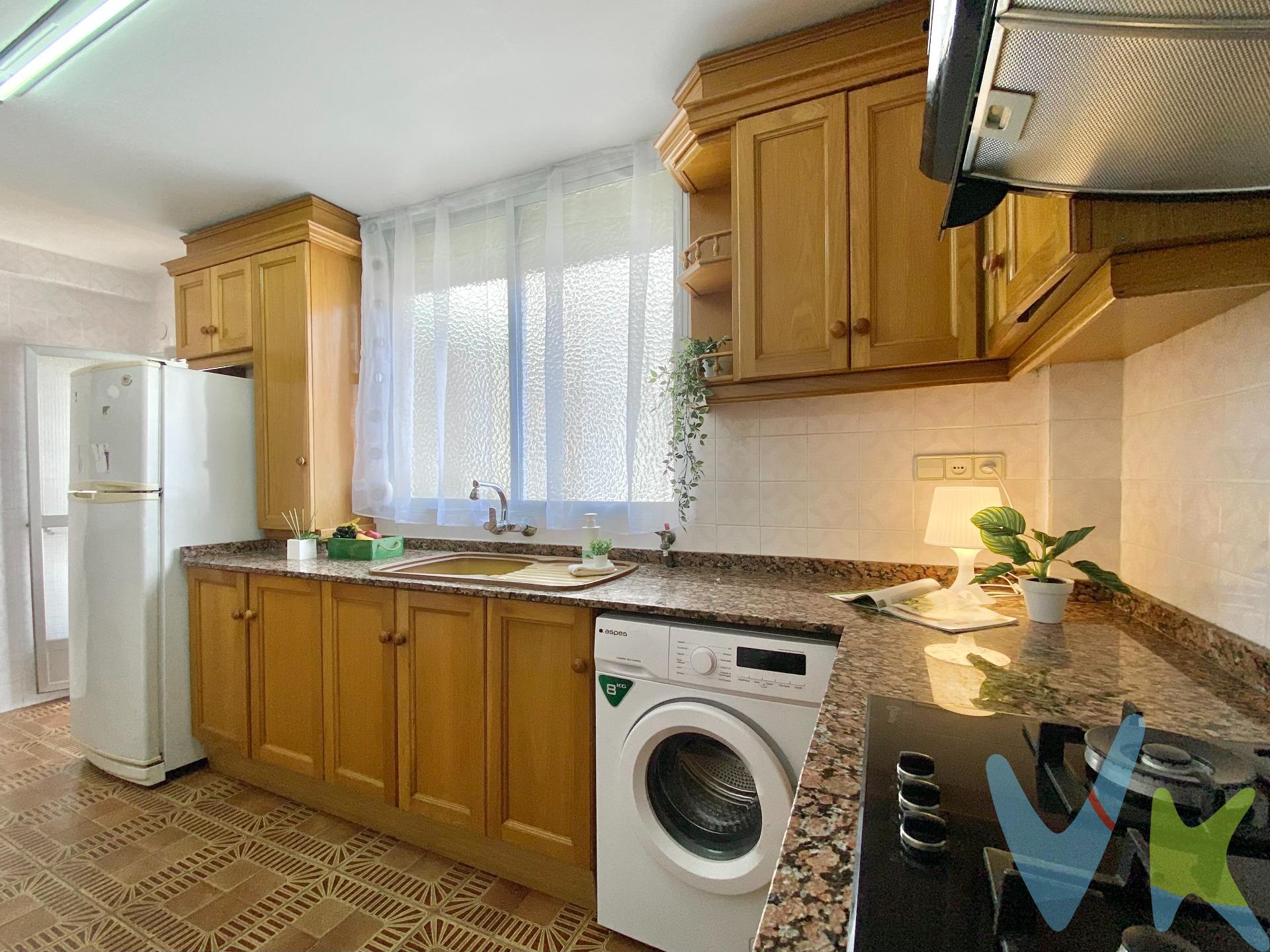 Un nuevo Open House de Finkas ng da a conocer una nueva vivienda en el barrio. ¡No olvides apuntarte! El viernes 4 de julio podrás visitar esta vivienda en la calle Leonor Jovani, a la altura del número 6. Se trata de una cuarta planta con ascensor, exterior a la calle, que cuenta con 3 dormitorios, salón, cocina con galería y un baño. Se encuentra en perfecto estado para entrar a vivir. El dormitorio principal es exterior a la calle con un bonito balcón hacia la fachada principal (Norte) y el resto goza de tranquilidad al dar a la zona interior, y cuenta con mucha luz al ser la cuarta planta y orientarse hacia la zona sur. El edificio cuenta con varias mejoras realizadas en los últimos años, como la reforma del zaguán, arreglos en terrazas y, en breve, rehabilitación de la fachada. No lo dudes y ven a la jornada de puertas abiertas el viernes 4 de julio. Y, como siempre, no olvides venir sin almorzar para poder disfrutar de nuestro típico piscolabis en el que podría ser ¡Tu nuevo hogar!. ***. Agencia Registrada con el Nº 112 en el Registro Obligatorio de Agentes Inmobiliarios de la Comunitat Valenciana, según el DECRETO 98/2022, de 29 de julio, del Consell, por el que se regula el Registro de Agentes de Intermediación Inmobiliaria de la Comunitat Valenciana. La documentación del inmueble ha sido revisada y estimamos que reúne todos los requisitos necesarios para ser comercializado. El precio ofertado no incluye impuestos, gastos de compraventa ni honorarios de la agencia inmobiliaria. Las medidas aquí expuestas han sido obtenidas del Catastro. El anuncio no es vinculante, puede contener errores. ¿Tienes alguna duda? Consúltanos. ***. Los vendedores han confiado en este equipo para gestionar la venta del inmueble de forma exclusiva. Como no puede ser de otra forma, garantizamos un servicio de calidad, actuando en todo momento de forma transparente, ética y profesional. Así pues, se ruega la no interferencia de terceros y, sobre todo, no molestar a los propietarios, a los ocupantes del inmueble o a los vecinos. Muchas gracias por tu comprensión. 