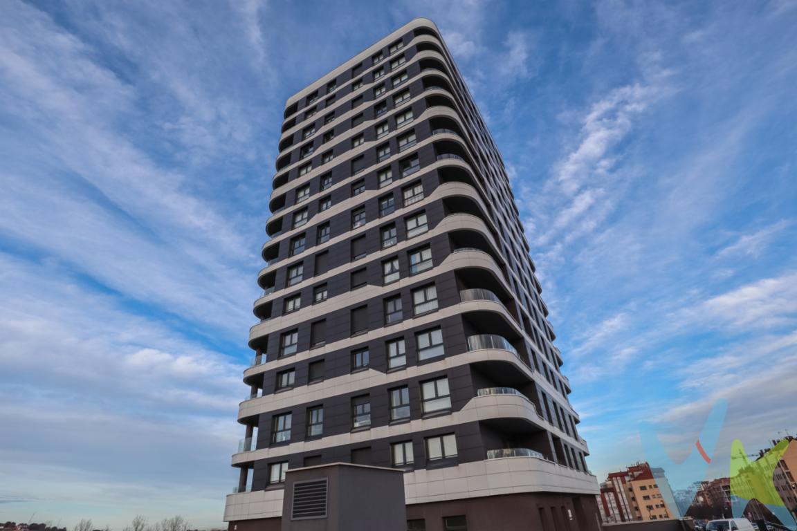 Piso en venta Torre de Horizón La Calzada Gijón.Oportunidad única de adquirir un excepcional piso con una espectacular terraza en la encantadora ciudad de Gijón. Ubicado en La Calzada , este inmueble se levanta en la planta 13 de un moderno edificio que fue construido en el año 2020, garantizando así las más innovadoras prestaciones y un diseño contemporáneo. Ideal para quienes buscan un refugio que combine confort y estilo, este piso está a la espera de convertirse en su próximo hogar.Con sus 77 metros útiles y 87 metros construidos, el espacio está aprovechado al máximo para ofrecer una experiencia de vida sin igual. El piso cuenta con dos acogedoras habitaciones (una de ellas en suite) armarios empotrados con gran capacidad de almacenaje. Muy luminosas creando un ambiente cálido y confortable.Salón-comedor grande con grandes ventanales y acceso directo a una espectacular terraza en esquina donde podrás disfrutar de unas impresionantes vistas a la ciudad, ideal para relajarte después de un duro día de trabajo.La cocina para dar mas sensación de amplitud está separada del salón por un cristal. Totalmente equipada, con mobiliario de diseño, todos los electrodomésticos horno, microondas, placa vitrocerámica, campana extractora, frigorífico y lavavajillas son de Balay. 2 baños completos uno con plato de ducha y otro con bañera.La excelente distribución invita a la comodidad y tranquilidad en cada uno de sus rincones, siendo perfecta tanto para familias pequeñas como para parejas que aprecian el espacio extra.Calefacción central individual. La vivienda dispone de un sistema centralizado con bomba de calor aerotérmica para cubrir la demanda de agua caliente.La carpintería con rotura de puente térmico y doble acristalamiento con cámara de aire reduce notablemente el intercambio de energía y ruido con el exterior, asegurando el confort.La ventilación de las viviendas con recuperador de calor permite la renovación constante del aire interior mediante la extracción desde baños y cocina e impulsión de aire nuevo filtrado desde dormitorios y salón.Supone además la mejora del aislamiento acústico en la vivienda, al no ser necesario mantener las ventanas abiertas para una correcta ventilación y evita la aparición de molestas corrientes de aire en el interior de la vivienda.Orientación SurGimnasio totalmente equipado, para ponerte en forma sin salir de casa. Sala Social Gastro donde reunirte y disfrutar con tus familiares y amigos. Ludoteca para la diversión de los más pequeños. Cuarto para que puedas disfrutar de tu bici en cualquier momento.Cámaras de vigilancia en el portal.Garaje. Trastero.Los detalles modernos del inmueble no terminan aquí. El edificio dispone de dos ascensores de 9 plazas, lo que asegura un acceso fácil y sin complicaciones hasta el piso 13, donde se despliega una impresionante vista de la ciudad.Para quienes poseen vehículo propio, el piso incluye un garaje, un bien cada vez más preciado en las zonas urbanas que asegura un estacionamiento rápido y seguro. Además, dispone de un trastero, ideal para el almacenaje de aquellas pertenencias que no necesitemos en el día a día, manteniendo así el orden y maximización del espacio doméstico.La comunicación es un punto fuerte de esta propiedad. La proximidad de servicios de transporte público, tanto tren como autobús, asegura conexiones rápidas y fáciles con el resto de la ciudad, haciendo de este lugar un punto estratégico para moverse a cualquier parte de Gijón y sus alrededores.Cabe destacar que la cercanía a colegios, supermercados, centros de salud y zonas comerciales incrementa la comodidad de vivir en esta área. Es un entorno que ofrece todas las facilidades que se puedan requerir para cubrir las necesidades del día a día. Además, la zona cuenta con diversas opciones de ocio y entretenimiento, proporcionando alternativas para disfrutar en familia o con amigos sin tener que alejarse demasiado de casa.Su ubicación en un entorno natural único y rodeado de amplias zonas verdes públicas le permitirá disfrutar de la naturaleza, el deporte y la vida al aire libre.La ubicación es inmejorable, a tan solo 20 minutos caminando de la preciosa playa del Arbeyal, Club de Natación Santa Olaya y Cine Yelmo Ocimax.No te pierdas la oportunidad de visitar esta joya arquitectónica, donde cada detalle ha sido pensado para ofrecer lo mejor en calidad de vida. Un hogar que combina la tranquilidad de la naturaleza con las comodidades de la vida urbana moderna, todo ello envuelto en un entorno seguro y acogedor. Le invitamos a concertar una visita para experimentarlo por ti mismo y dejarte seducir por todo lo que este espectacular piso tiene para ofrecer. No esperes más, tu futuro hogar te está esperando en La Calzada, Gijón. 