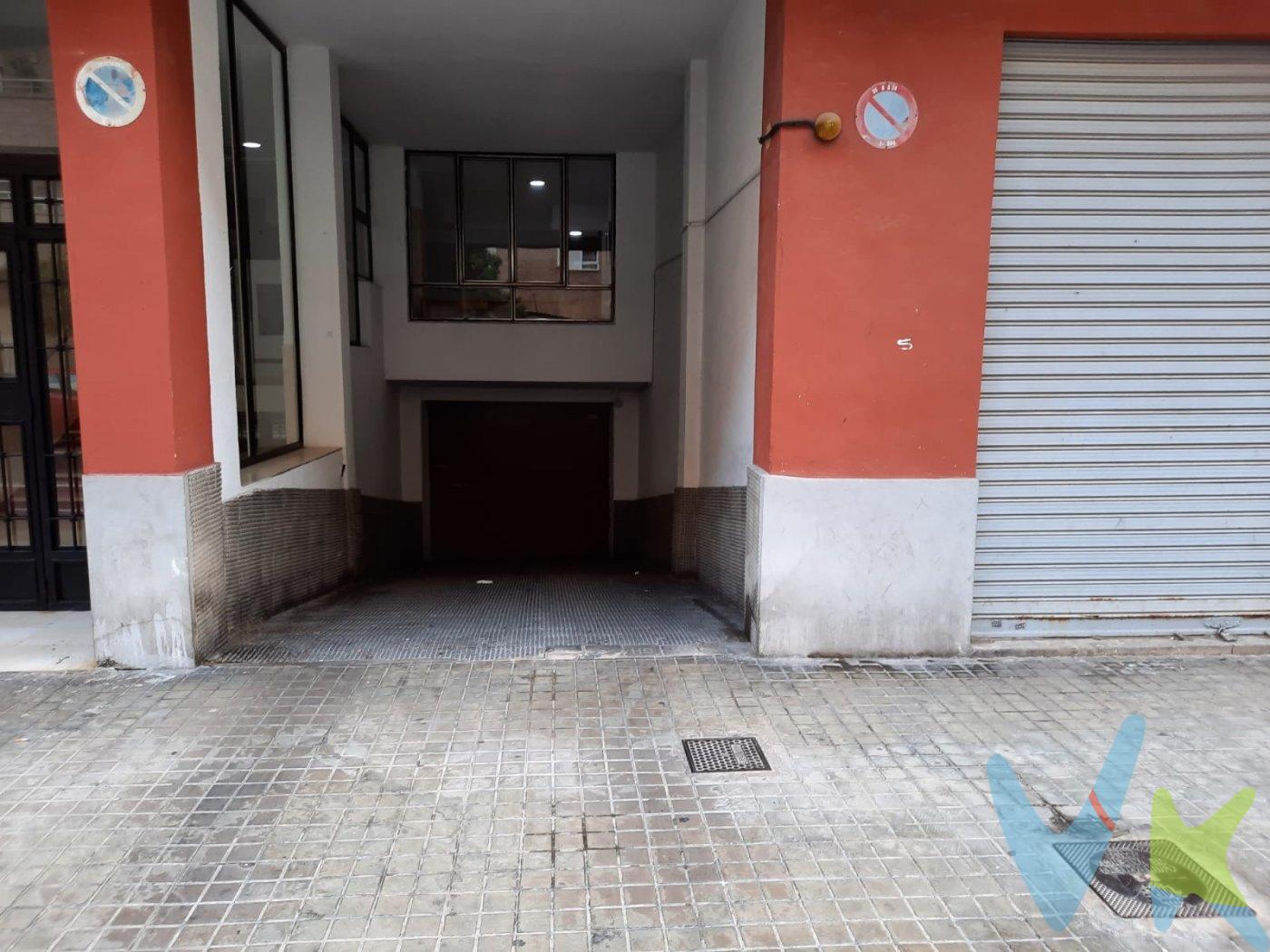 En venta plaza de parking para coche pequeño, las dimensiones de la plaza son de 3,30x1,90m. Barrio de Nou Moles. De fácil acceso,  zona con poco espacio para el estacionamiento. Comercios de todo tipo muy próximos, Mercadona en la misma calle.  Llámanos para mas información, estaremos encantados de atenderte.  .  Por mandato expreso del propietario comercializamos este inmueble mediante contrato de multi exclusiva, por el cual numerosas agencias colaboradoras, nacionales e internacionales, ofrecen esta vivienda a sus potenciales compradores, todo ello garantizando un servicio de calidad, un trato fácil, sencillo y sin interferencias de terceros. Por este motivo, se ruega no molestar al propietario, a los ocupantes de la propiedad, a los vecinos o conserjes del edificio o urbanización si los hubiera. Muchas gracias por su comprensión.  La descripción del presente inmueble e imágenes tienen mero carácter informativo y en ningún caso carácter contractual, pudiendo ser modificados por la agencia inmobiliaria sin que ello implique responsabilidad alguna frente a terceros.  No incluidos en el precio impuestos, gastos de notaría, registro ni honorarios de la agencia.  Esta propiedad se pone a la venta con toda la documentación comprobada y en regla, por lo que ofrecemos GARANTIAS a los compradores.