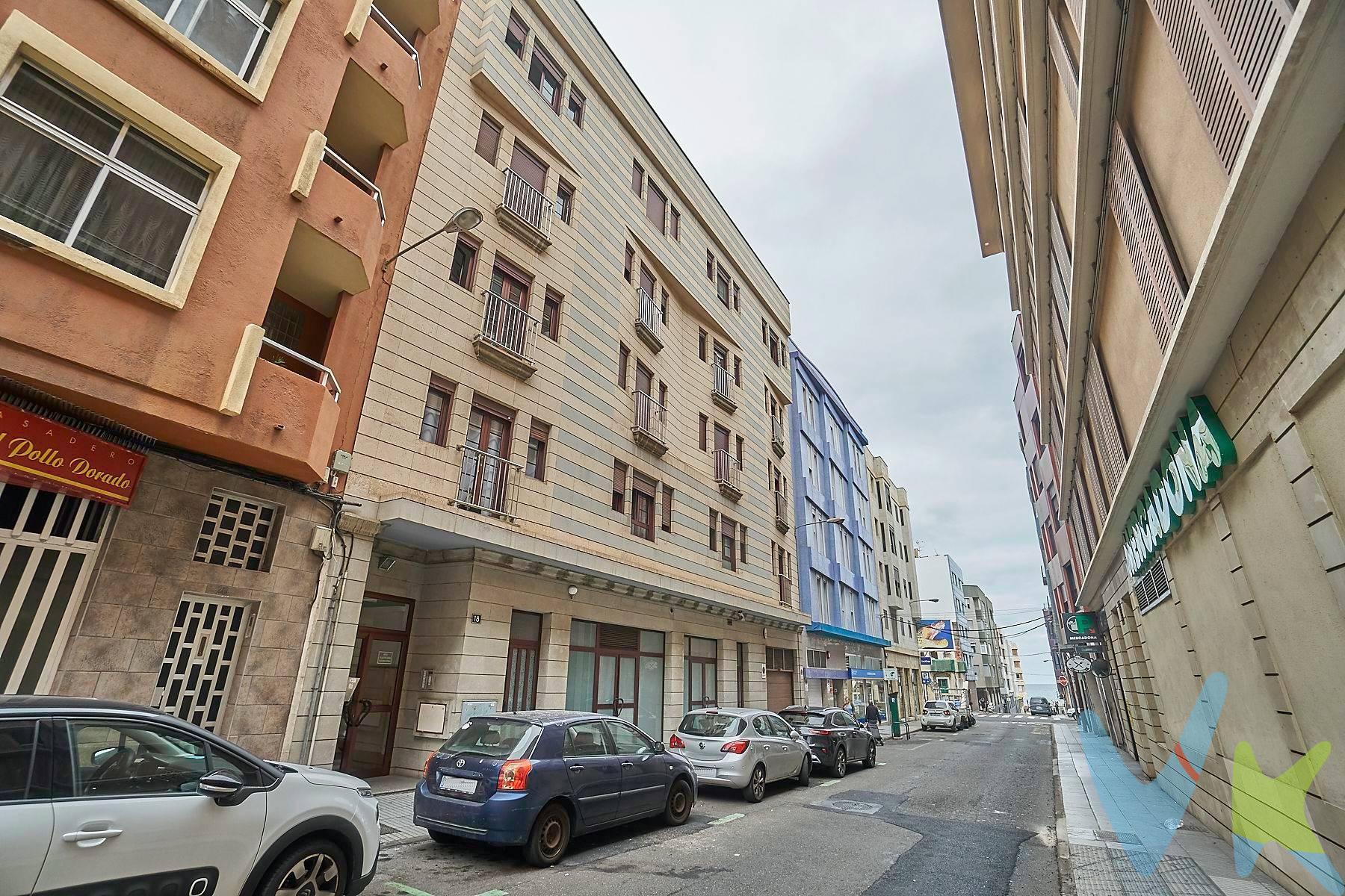 El piso se encuentra alquilado hasta el mes de mayo del 2026, que quedará disponible para disfrutarlo como vivienda habitual o seguir explotándolo en alquiler. Descubre este acogedor y luminoso ático situado en una de las zonas más demandadas de Las Palmas: Guanarteme, a tan solo 200 metros de la Playa de Las Canteras y rodeado de todos los servicios (supermercados, transporte público, colegios, zonas de ocio y restauración). Ubicado en la última planta de un edificio moderno (año 2003), este piso te ofrece la tranquilidad de no tener vecinos encima y disfrutar de una vivienda silenciosa y luminosa. Aunque es interior, cuenta con dos amplios patios que llenan de luz natural todas las estancias, mucho más tranquilo que un piso que de a la calle. Dispone de:. - Cocina americana integrada en un amplio salón-comedor. - 2 habitaciones confortables. - 1 baño completo. - 1 Plaza de garaje amplia incluida en el precio. -  Edificio con ascensor y accesibilidad. La comunidad es muy tranquila y está perfectamente mantenida, ideal tanto como vivienda habitual, inversión o segunda residencia junto al mar. No dejes pasar la oportunidad de vivir o invertir en una de las zonas más cotizadas de Las Palmas, con la playa a un paso y todas las comodidades a tu alrededor. Los gastos de impuestos, registro, notaría y cualquier otro derivados de la compraventa no están incluidos en el precio de venta. . 
