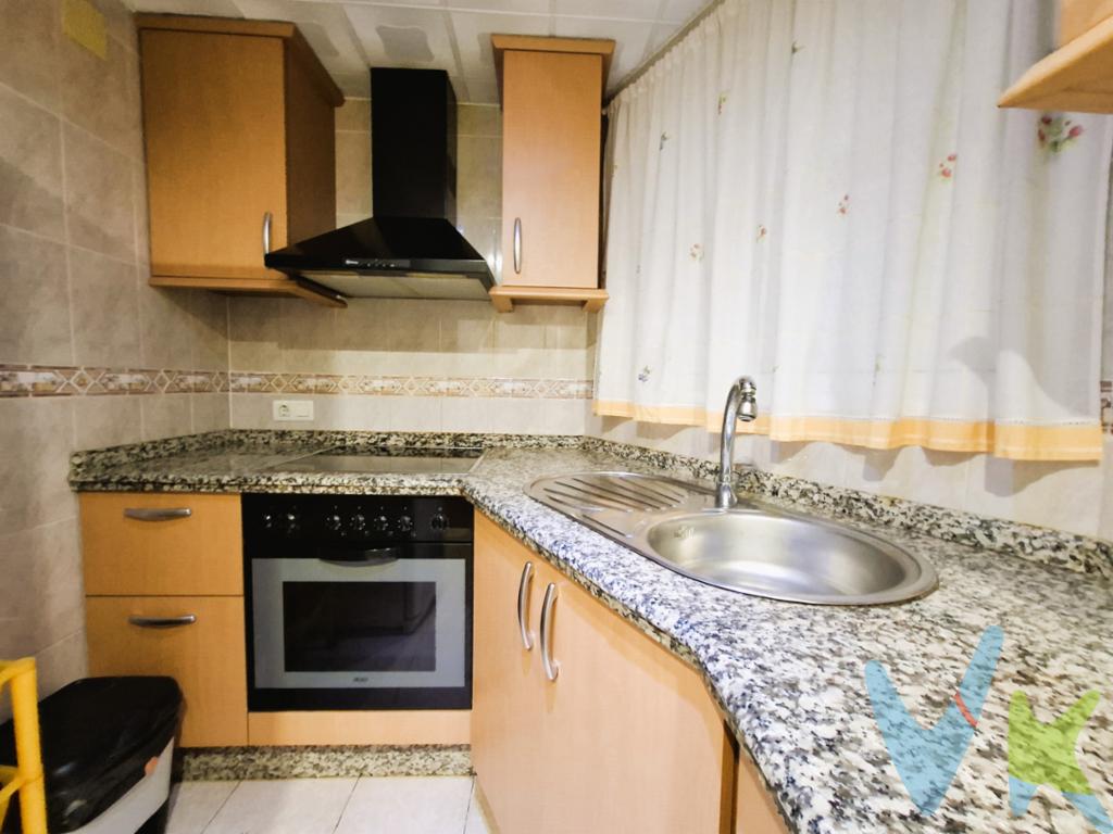  En el corazón de Castellón de la Plana-Castelló de la Plana, se presenta una oportunidad única para adquirir este magnífico piso en venta en primera planta sin ascensor. Con 77.23 metros cuadrados útiles y una superficie total construida de 89 metros cuadrados, esta propiedad promete comodidad y funcionalidad a partes iguales. Situado en la primera planta de un edificio que data de 1969, este inmueble combina el encanto de lo clásico con todas las comodidades modernas que usted necesita para una vida plena.Nada más entrar, un acogedor salón de generosas dimensiones le dará la bienvenida, perfecto para recibir a familiares y amigos. El piso cuenta con cuatro amplias habitaciones, cada una diseñada para ofrecer el máximo confort y adaptarse a sus necesidades personales. Ya sea que necesite un espacio para el teletrabajo, una habitación de invitados o un refugio privado para cada miembro de la familia, esta propiedad lo tiene todo cubierto.El baño, completamente equipado, le asegura que no tendrá que preocuparse por realizar reformas. La cocina, un verdadero placer para los sentidos, viene totalmente amueblada y equipada con electrodomésticos, lista para que disfrute de sus habilidades culinarias o de un desayuno informal en compañía de sus seres queridos.Es importante destacar que, pese a encontrarse en un edificio con historia, la cocina y el baño de la vivienda han sido renovados para incluir todas las características necesarias para una vida contemporánea. Esto se ve reflejado no solo en su diseño interno, sino también en el confort que proporciona su sistema de calefacción.Ubicado estratégicamente cerca de paradas de autobús, moverse dentro y fuera de Castellón no podría ser más conveniente. Esta es una característica a considerar especialmente si busca combinar la tranquilidad de una zona residencial con la facilidad de moverse al centro o a otras localidades cercanas.Este piso ya está amueblado, lo que elimina la preocupación y los gastos adicionales de adquirir nuevo mobiliario. Cada rincón está pensado para optimizar el espacio, garantizando que cada metro cuadrado trabaje en su beneficio. La iluminación natural es adecuada, haciendo que el espacio se sienta aún más amplio y acogedor.Si está buscando hacer una inversión inteligente en una zona en crecimiento, no busque más allá de este inmueble. Su localización privilegiada, junto a la accesibilidad y las características internas, hacen de esta propiedad una oferta única en el mercado de Castellón de la Plana.Orientado a la satisfacción total de quien lo habite, este piso ofrece el balance perfecto entre funcionalidad y estilo, convirtiéndose en el hogar ideal para una familia o para aquellos que buscan iniciar una nueva aventura en una ciudad vibrante.No deje pasar esta oportunidad de conocer este increíble espacio. Le invitamos cordialmente a concertar una visita para experimentar de primera mano el potencial y belleza de este hogar. Especialistas en el sector están disponibles para proporcionarle toda la información que requiera y acompañarle durante el proceso. Una propiedad como esta no espera mucho en el mercado. ¡No lo dude y póngase en contacto hoy mismo! Su próximo hogar le está esperando.Gastos, impuestos y honorarios profesionales de la inmobiliaria no incluidos en el precio.Posibilidad de financiación hasta el 100%, pregúntanos por tu estudio gratuito. 