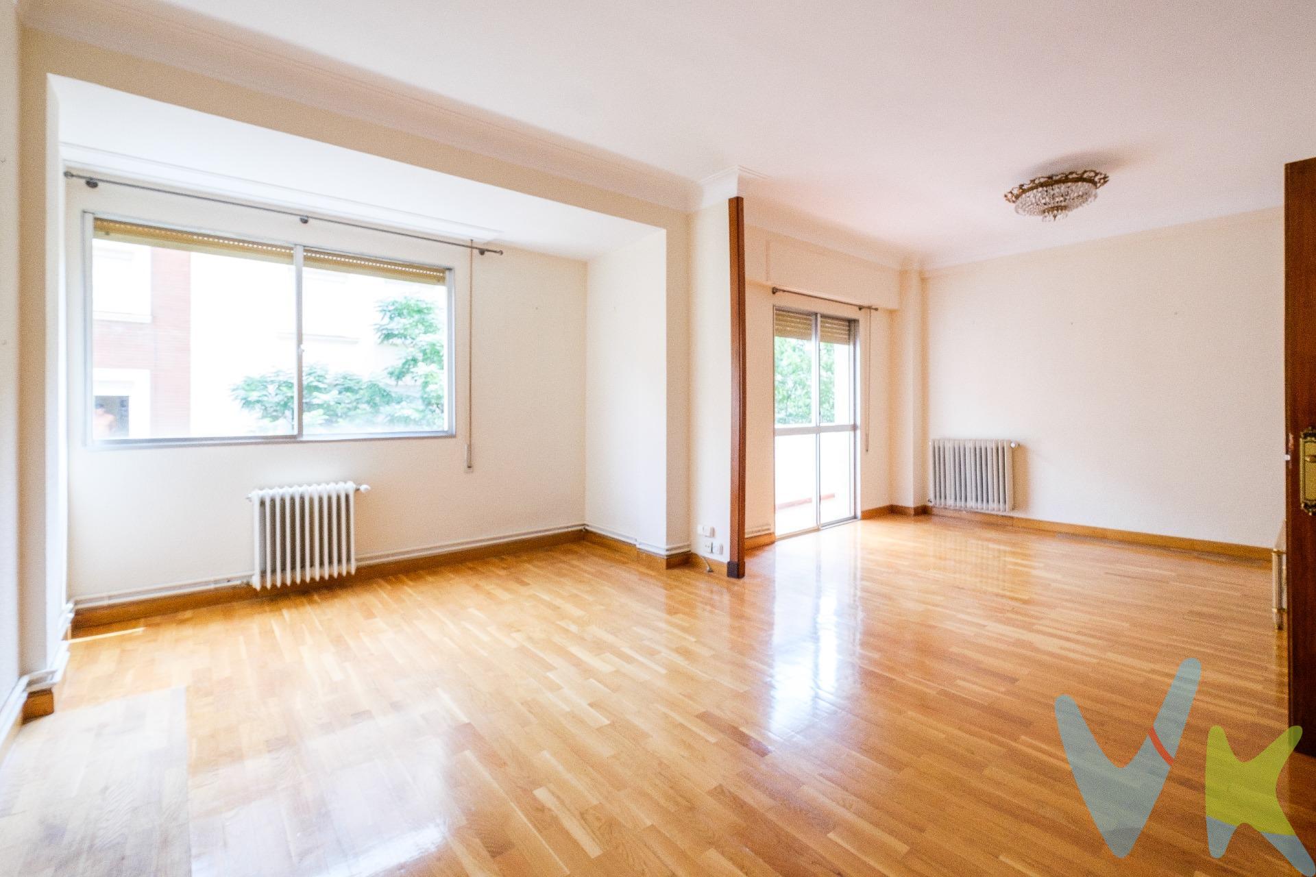 C/ Pedro Maria Ric, descubre este magnífico piso de 102 m2 útiles más terraza de 13m2. Ubicado en el corazón vibrante de la ciudad. Su distribución inteligente te permite disfrutar al máximo cada rincón del hogar. Con amplias ventanas que inundan los espacios de luz natural, esta propiedad exterior se presenta como un oasis urbano ideal para quienes buscan comodidad y estilo. Además, cuenta con una encantadora terraza perfecta para relajarse después de un largo día. Complementa tu nuevo hogar un trastero amplio donde podrás guardar todo lo que necesites sin sacrificar espacio vital. Ubicado estratégicamente junto al Corte Inglés, tendrás acceso inmediato a tiendas exclusivas, restaurantes y todos los servicios esenciales; la vida aquí es pura conveniencia! No pierdas la oportunidad de vivir rodeado del bullicio cultural e histórico mientras disfrutas del confort moderno.