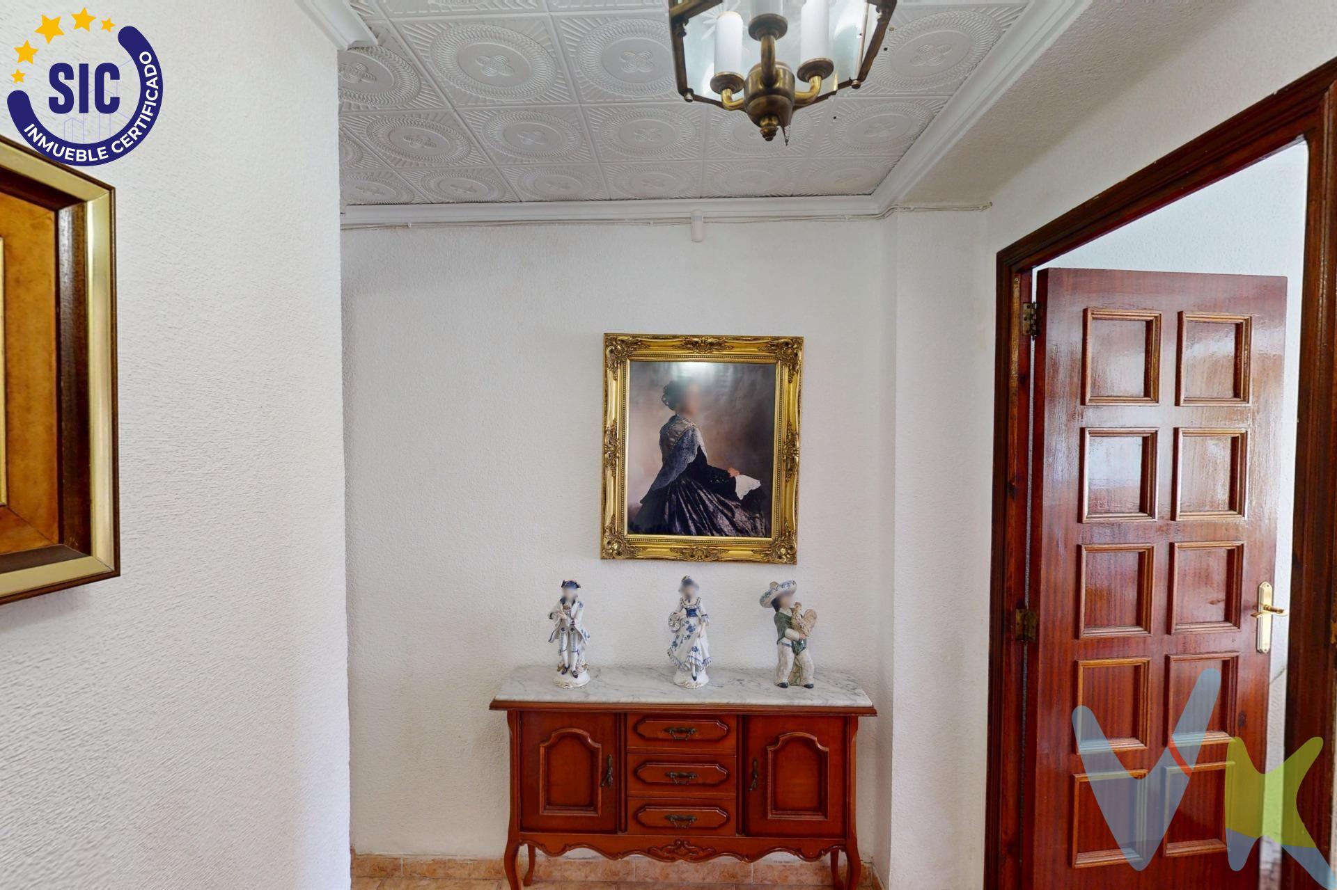 Te presentamos una excelente oportunidad para adquirir un piso en el corazón de Castellón. Esta vivienda cuenta con una superficie de 97 m2 construidos, distribuidos eficientemente en un acogedor hall que da paso a un salón, donde podrás disfrutar de agradables vistas a la calle. A continuación está el comedor que da acceso a la cocina equipada con galería y ofrece funcionalidad y comodidad para tus actividades diarias. El inmueble consta además de dos habitaciones sencillas perfectas como dormitorios o espacios multifuncionales; también encontrarás una habitación de matrimonio espaciosa que garantiza privacidad y confort. El baño dispone de ducha moderna mientras que el aseo proporciona mayor conveniencia al día a día familiar. Entre los aspectos destacados se incluye la venta amueblada (exceptuando artículos personales)  junto con electrodomésticos necesarios. Cabe resaltar que todas las ventanas han sido reemplazadas por modelos climalit, asegurando así eficiencia energética e insonorización dentro del hogar. Ubicado estratégicamente cerca del centro urbano, donde tendrás acceso inmediato a todos los servicios esenciales: tiendas locales, restaurantes deliciosos y transporte público.. No pierdas esta magnífica ocasión; contáctanos hoy mismo para organizar una visita. Este inmueble es en exclusiva, con lo que le facilitamos cualquier información sobre la vivienda. Por este motivo, solicitamos no molesten al propietario, ocupantes de la propiedad o vecinos de la comunidad. En todos los casos los precios expuestos son más impuestos y gastos derivados de la transmisión del inmueble.