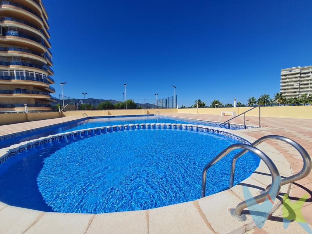 ¡Descubre tu próximo hogar en el encantador municipio de Tavernes de la Valldigna! Esta es una oportunidad que no querrás dejar pasar si estás buscando un piso elegante y cómodo, con todas las comodidades que puedas desear. A la venta se presenta un encantador piso que promete conquistar tus sentidos desde el primer momento en que pises su suelo.Con una superficie de 68 metros cuadrados útiles, este inmueble ofrece un espacio perfectamente aprovechado que se traduce en amplitud y comodidad para sus futuros propietarios. Además, la construcción totaliza 81 metros cuadrados, garantizando áreas comunes bien mantenidas y una distribución ideal. Situado en la quinta planta de un edificio del año 2002, este piso combina modernidad y confort a la perfección.Cada rincón de esta residencia ha sido diseñado pensando en el bienestar máximo de sus habitantes. El salón, amplio y luminoso, se convierte en el lugar perfecto para el descanso o la cena con amigos, especialmente con el añadido de la terraza, desde la cual podrás disfrutar de las impresionantes vistas al mar. Además, la terraza ofrece un espacio único para vivir momentos inolvidables al aire libre, mientras la brisa marina te envuelve.La vivienda cuenta con dos habitaciones bien distribuidas, proporcionando el espacio necesario para el descanso y el almacenaje de tus pertenencias. Su equipamiento completo incluye muebles y electrodomésticos, lo que garantiza que, desde el primer día, sentirás que este es tu hogar. Cada detalle ha sido cuidadosamente seleccionado para asegurar un ambiente acogedor y funcional.La tranquilidad y comodidad del edificio se reflejan en servicios como el ascensor y el garaje, asegurando accesibilidad y una solución práctica para el estacionamiento de tu vehículo. Ahora, llegar a casa será siempre un momento grato y sin complicaciones. Las características de estas instalaciones complementan tu estilo de vida activo y dinámico, aportando momentos de relax y seguridad.Este inmueble no solo es un refugio con encanto, sino que también ofrece acceso a una fantástica piscina comunitaria, ideal para los días de calor, convirtiéndolo en un oasis personal donde disfrutar de largas jornadas de sol y agua. Asimismo, la zona ajardinada que rodea el edificio invita a paseos relajantes o a disfrutar de la lectura bajo la sombra de sus árboles.En cuanto a conectividad, la cercanía a la estación de tren y al servicio de autobuses te aseguran movilizarte con facilidad y rapidez a diferentes destinos, ya sea por trabajo o por ocio. Esta característica hace de la ubicación un punto ideal para todos aquellos que deseen vivir tranquilos sin dejar de estar bien comunicados.En resumen, este piso en Tavernes de la Valldigna representa un balance perfecto entre modernidad, comodidad y calidad de vida. No pierdas la oportunidad de visitar este inmueble, que podría convertirse en la casa de tus sueños. Agenda una cita y déjate conquistar por el confort y las maravillosas vistas al mar que este hogar tiene para ofrecerte. ¡Esperamos verte pronto! 