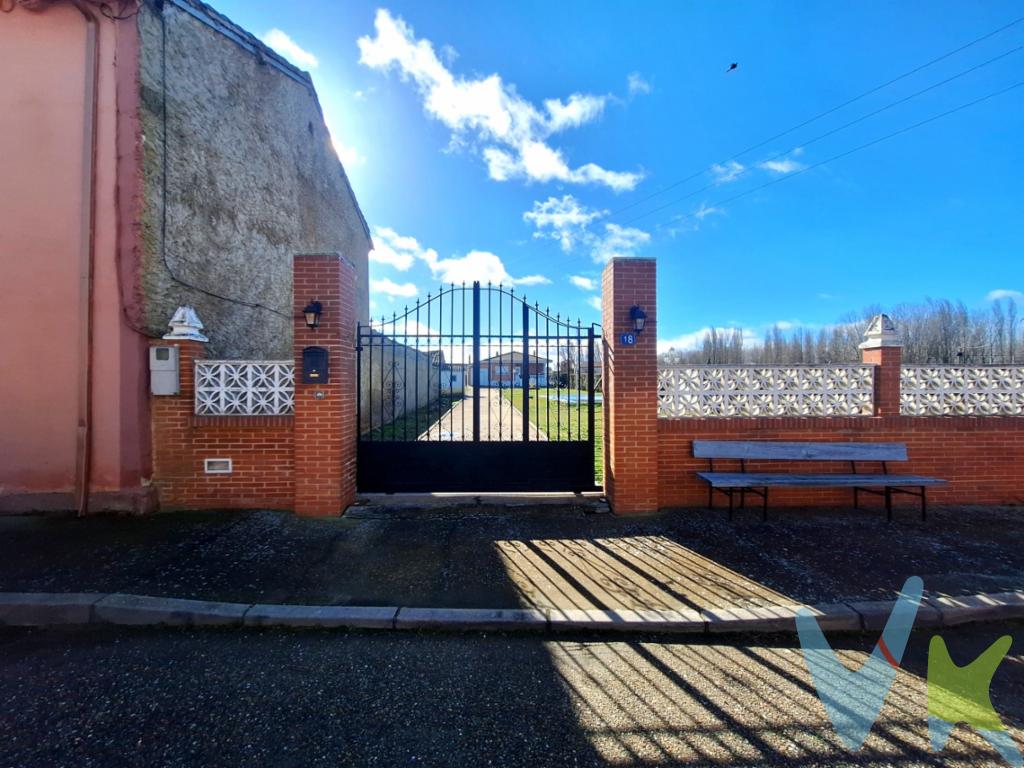 Construida en 1999, esta vivienda unifamiliar de planta baja se asienta sobre una finca rústica de aproximadamente 2.000 m² según Catastro, totalmente vallada, en un entorno tranquilo y con amplios espacios exteriores para disfrutar durante todo el año. 🏡 La vivienda:Cuenta con unos 140 m² construidos, distribuidos en:Cocina independienteSalóncomedor amplio y luminosoDespensa4 habitaciones, una de ellas en suite2 baños completos con duchaGarajePorche a la entrada de la viviendaDispone de ventanas con mosquiteras, instalación eléctrica renovada, calefacción y agua caliente mediante gasoil, con caldera y depósito ubicados en el garaje. La vivienda se encuentra lista para entrar a vivir. Parte del mobiliario se queda y otra parte no (a concretar). 🌳 Exteriores pensados para disfrutar:Al acceder a la finca nos encontramos con una amplia entrada que da paso a la zona de piscina, equipada con piscina en funcionamiento, caseta con depuradora y vestuario independiente. Un espacio ideal para relajarse y disfrutar del verano. Junto a la vivienda se sitúa la zona de barbacoa, pensada para reuniones familiares y encuentros con amigos, con espacio suficiente para comidas al aire libre.La finca cuenta además con:Pista de tenisZona con árboles frutalesConstrucción auxiliar para almacenaje de mobiliario de jardín, bicicletas y utensilios de piscinaOtra finca con acceso a una segunda calle, lo que aporta múltiples posibilidades de usoEste último espacio es ideal para huerto, zona ajardinada o área de recreo, aprovechando al máximo cada rincón de la finca. 🌿 Ubicación y entorno:📍 Galleguillos de Campos, municipio tranquilo, ideal para quienes buscan paz, espacio y contacto con la naturaleza.El pueblo dispone de consulta médica dos veces por semana y venta ambulante de pan, carnicería, frutería y productos básicos.A solo 5 minutos de Sahagún, con todos los servicios: supermercados, bancos, colegios, institutos, centro de salud, farmacias y veterinarios. ℹ️ En el precio del inmueble no se incluyen los gastos de Notaría, Registro e Impuestos asociados a la operación. 