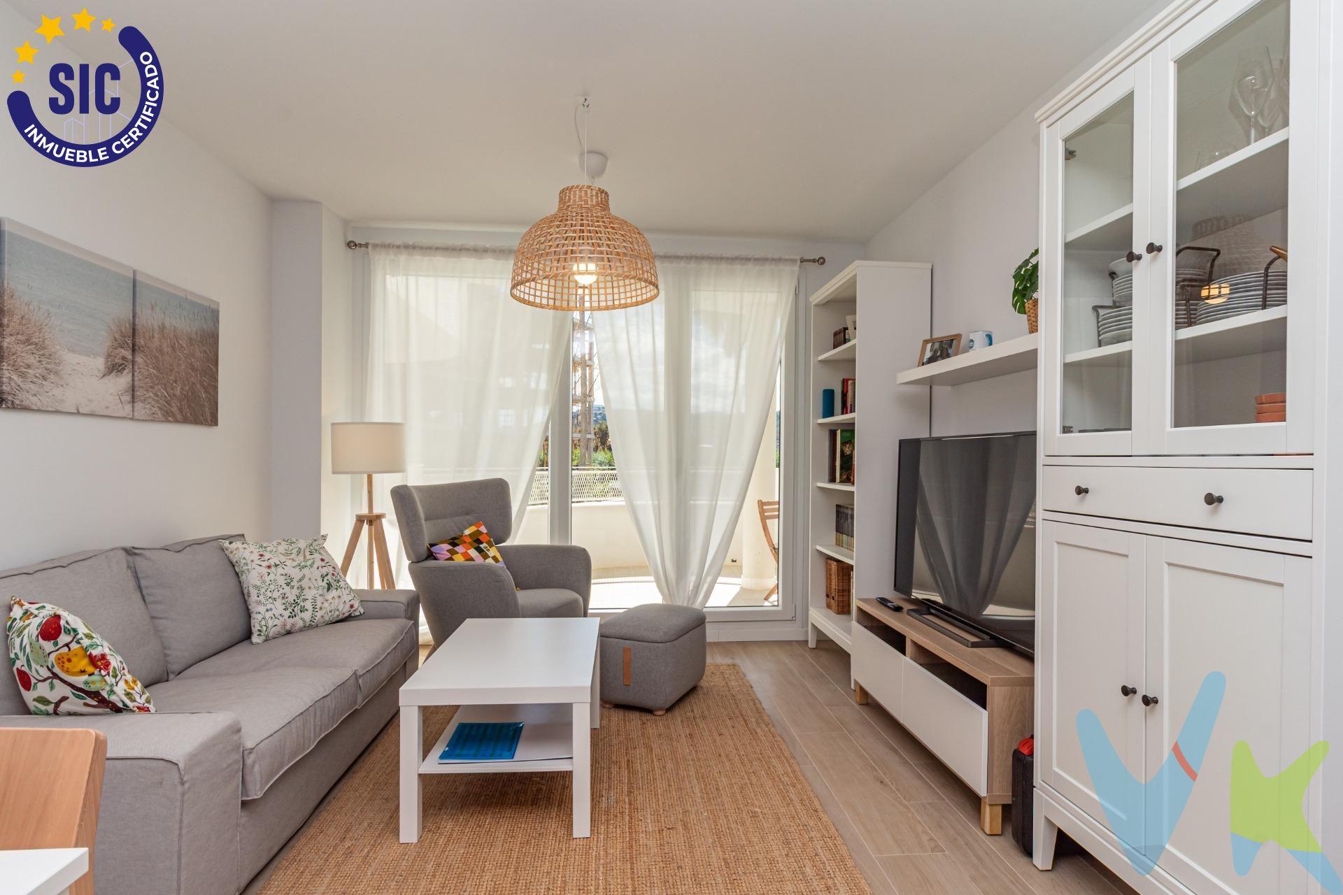 Descubre este espectacular apartamento nuevo en Peñíscola, ubicado a solo 250 metros de la hermosa Playa Norte. Con una superficie construida de 95 m² y un diseño moderno, esta propiedad cuenta con dos dormitorios dobles que garantizan comodidad y descanso. La joya del hogar es su amplia terraza de más de 23 m², perfecta para disfrutar del sol mediterráneo o realizar cenas al aire libre mientras contemplas vistas despejadas. El salón, muy luminoso, tiene una superficie generosa de 22 m² e integra perfectamente los espacios. Además, se ofrece amueblado y equipado con cocina moderna lista para usar; cada rincón está diseñado pensando en tu confort: instalación completa de climatización y puerta blindada. Dentro de la urbanización privada encontrarás una piscina comunitaria ideal para refrescarte durante los calurosos días veraniegos así como zonas infantiles perfectas para el entretenimiento familiar. Su mantenimiento impecable te permitirá mudarte sin preocupaciones. Este apartamento no sólo destaca por sus comodidades sino también porque incluye plaza parking privativa en la planta baja de la urbanización. Una oportunidad única si buscas calidad vida cerca del mar. Deja atrás lo ordinario y da el paso hacia tu nueva aventura junto al Mediterráneo.
