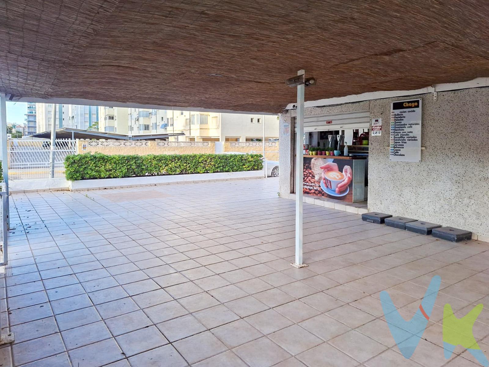 Parcela en venta de 247 m² edificables, actualmente con 55m² construidos. Este bajo comercial está estratégicamente ubicado en una zona vibrante, a solo unos pasos de la playa, en la codiciada quinta línea. Con 55 m² de espacio interior, ofrece el escenario perfecto para materializar tu proyecto soñado: ya sea una tienda, un café acogedor o cualquier emprendimiento que aproveche al máximo la excelente visibilidad y el constante flujo de personas en la zona. Lo que realmente distingue a este local es su espectacular terraza de 192 m²: un espacio amplio y versátil, ideal para eventos al aire libre, una terraza de verano o simplemente para disfrutar de la brisa marina mientras te sumerges en el entorno costero. El local cuenta con un contrato de alquiler vigente de 1 año, lo que te permite iniciar tu aventura sin prisas, con tiempo para planificar y adaptarte a tus objetivos. Pero eso no es todo: existe la posibilidad de cambiar su uso a vivienda, abriendo un abanico de posibilidades. Imagina transformar este espacio en un hogar único, a pocos metros de la playa, con una terraza privada que se convierte en tu rincón paradisíaco. Ubicado en un entorno lleno de vida y en constante desarrollo, este bajo comercial ofrece un potencial incomparable tanto para emprendedores visionarios como para quienes buscan un hogar cerca del mar. ¡Una propiedad con infinitas posibilidades que no puedes dejar pasar!. La descripción del presente inmueble e imágenes tienen mero carácter informativo y en ningún caso carácter contractual, pudiendo ser modificados por la inmobiliaria comercializadora sin que ello implique responsabilidad alguna frente a terceros. En el precio de venta a público, esta propiedad NO incluye los gastos de adquisición (Notario, registro, gestión, honorarios, etc…). 