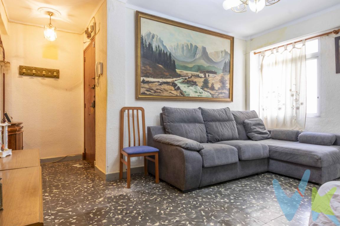 Ubicación privilegiada en Horta NordPresentamos esta vivienda situada en una de las zonas más demandadas de Moncada, a tan solo 10 minutos a pie de la Universidad CEU Cardenal Herrera. Este piso se encuentra en una buena de zona de la población, con acceso cerca  a todos los servicios esenciales para el día a día: supermercados, colegios públicos y privados, institutos, entidades bancarias, notaría, centro de salud, juzgados, Guardia Civil y una amplia oferta de ocio. Todo ello sin necesidad de desplazarse a la ciudad de Valencia, lo que convierte a Moncada en una opción cómoda, práctica y cada vez más valorada para quienes buscan calidad de vida.La localidad, ubicada en la comarca de lHorta Nord, está rodeada de la tradicional huerta valenciana, lo que aporta un entorno natural ideal para paseos, tranquilidad y calidad de vida. Además, Moncada cuenta con una excelente conexión de transporte público gracias a la línea 1 de Metrovalencia, que comunica directamente con el centro de la capital en pocos minutos. Una ventaja clave tanto para estudiantes como para quienes trabajan en Valencia y prefieren vivir en un ambiente más relajado.Vivienda luminosa y con posibilidades de reformaLa vivienda se encuentra en una tercera planta de un edificio sin ascensor. Su posición elevada y orientación a dos fachadas le aporta una excelente luminosidad natural durante todo el día y una ventilación cruzada que favorece la frescura y el confort en el interior, incluso en los meses más cálidos.Dispone de una distribución práctica con 3 habitaciones, un baño completo, salón-comedor y cocina independiente con galería. Actualmente, la vivienda necesita reforma, lo que ofrece una magnífica oportunidad para adaptarla completamente a tus gustos y necesidades. Ya sea para vivir o como inversión para alquilar, podrás diseñar cada espacio a medida y aprovechar al máximo su potencial.Gracias a su ubicación estratégica cerca del CEU y de todos los servicios, esta propiedad es ideal tanto para familias como para inversores que buscan una buena rentabilidad en una zona con alta demanda de alquiler.Oportunidad de inversión o primera vivienda en un entorno con encantoEsta propiedad representa una excelente oportunidad de adquirir un piso con muchas posibilidades en una zona en constante crecimiento y con todos los servicios a mano. Moncada ofrece calidad de vida, buena comunicación con Valencia y un entorno tranquilo donde disfrutar del día a día.¿Te interesa conocer más detalles o quieres visitarla? No dudes en ponerte en contacto con nosotros. Estaremos encantados de ayudarte y acompañarte en todo el proceso. ¡Agenda tu visita hoy mismo y descubre todo lo que esta vivienda puede ofrecerte! 