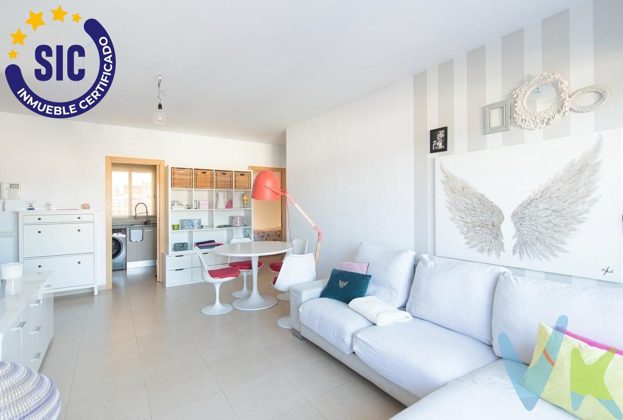 ¡Tu nuevo comienzo con vistas en Onda! Ático luminoso con gran terraza, garaje y trastero. Si buscas esa sensación de llegar a casa, desconectar del día y disfrutar de la luz natural desde la tranquilidad de tu propia terraza, este ático lo tiene absolutamente todo para enamorarte. Una vivienda funcional, cómoda y lista para entrar a disfrutar. Lo que hace especial a este ático:. Gran terraza privada: El verdadero corazón de la vivienda. Un espacio amplio y versátil ideal para tu propio rincón de relax al aire libre. Distribución : 2 habitaciones acogedoras y luminosas, perfectas tanto para dormitorio principal como para despacho o cuarto de invitados. Cocina independiente: Equipada con una práctica puerta corredera que optimiza el espacio y te permite mantener la independencia visual y de aromas respecto al salón. Baño completo: Espacioso y equipado con bañera, ideal para tus momentos de descanso. Confort todo el año: Dispone de split de aire acondicionado para mantener la temperatura perfecta en cualquier estación. Comodidad total incluida:. Plaza de parking en la misma finca: Olvídate de perder tiempo buscando aparcamiento. Trastero privado: El espacio extra que siempre hace falta para mantener la casa organizada. VENTA:. PVP 155.000€. Gastos e impuestos no incluidos en el precio. La compra conlleva impuestos y gastos de formalización para el comprador. A título orientativo se informa que en segundas transmisiones el ITP con carácter general en Valencia es del 9%, pudiendo existir otros tipos impositivos atendiendo a las circunstancias personales del comprador u otras circunstancias previstas legalmente. Base imponible del impuesto el mayor valor entre el precio de compraventa, la tasación o el valor de referencia catastral. En cuanto a los gastos de notaría y registro, en su caso, suelen oscilar aprox. entre 1,5% y 2,5% (aranceles variables según precio, n.º de copias y complejidad). El comprador elige notario. Si el comprador precisase de hipoteca: tasación, condiciones y costes bancarios serán según entidad elegida por el comprador, así como los gastos de gestoría, y cualesquiera otros gastos inherentes a la formalización de la compraventa que legalmente correspondan a la parte compradora, salvo pacto expreso en contrario con el vendedor. El consumidor tiene, conforme a la normativa vigente, a su disposición información y documentación adicional relativa al inmueble y condiciones de la compraventa, que podrá ser consultada en C/Joaquín Costa 4, bajo 46005 Valencia o urbe2@remax.es. Honorarios de mediación inmobiliaria a cargo del COMPRADOR: (3% del precio final de venta más IVA (21%), salvo otro pacto.); y de VENDEDOR (según acuerdo con el mismo). Se informa al consumidor que la agencia actúa como intermediaria inmobiliaria en la operación, estando cualquier eventual compraventa y sus condiciones sujeta a la aceptación expresa del propietario-vendedor y a la posterior formalización del correspondiente contrato.