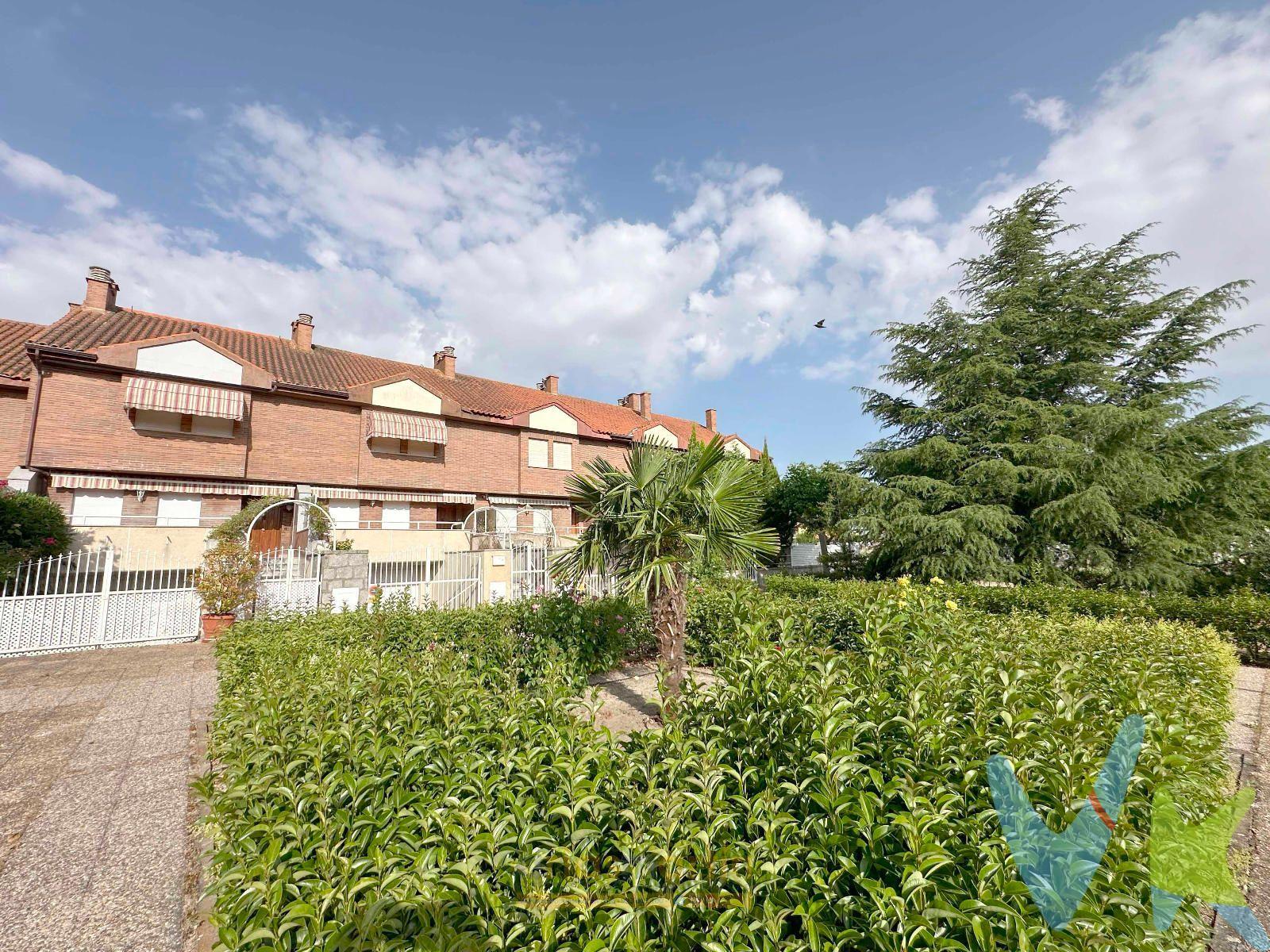 Chalet adosado en Los Cisnes, con zonas comunes con piscina, pistas, zonas verdes... Muy bien conservado y amueblado para entrar a vivir. Con bodega y jardín.
