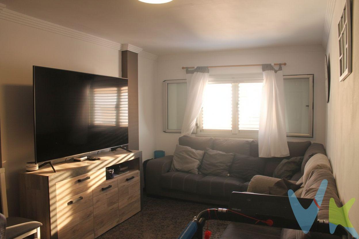 Ubicada en la deseable zona de San Juan, esta moderna y acogedora vivienda ofrece una superficie construida de 107 m² y útil de 101 m².  El piso ha sido completamente reformado con acabados elegantes que combinan modernidad y atemporalidad. La propiedad cuenta con tres habitaciones confortables (una doble) así como un baño completo más un aseo adicional. Su orientación norte-sur permite disfrutar de abundante luz natural durante todo el día. Además, su céntrica ubicación brinda fácil acceso a servicios esenciales tales como supermercados e instituciones educativas y deportivas; también se encuentra cerca del parque San Juan ideal para actividades al aire libre. Aunque está situada en una tercera planta sin ascensor, las escaleras son cómodas y conducen a una azotea transitable desde donde se aprecian vistas despejadas hacia la montaña y el mar circundante. Para mayor tranquilidad ante ruidos exteriores dispone además contraventanas efectivas que contribuyen al aislamiento acústico del hogar. Esta atractiva oferta incluye opciones adicionales: si lo desea puede adquirir por solo 21.000€ una plaza garaje ubicada en edificio colindante facilitando aún más su experiencia diaria.