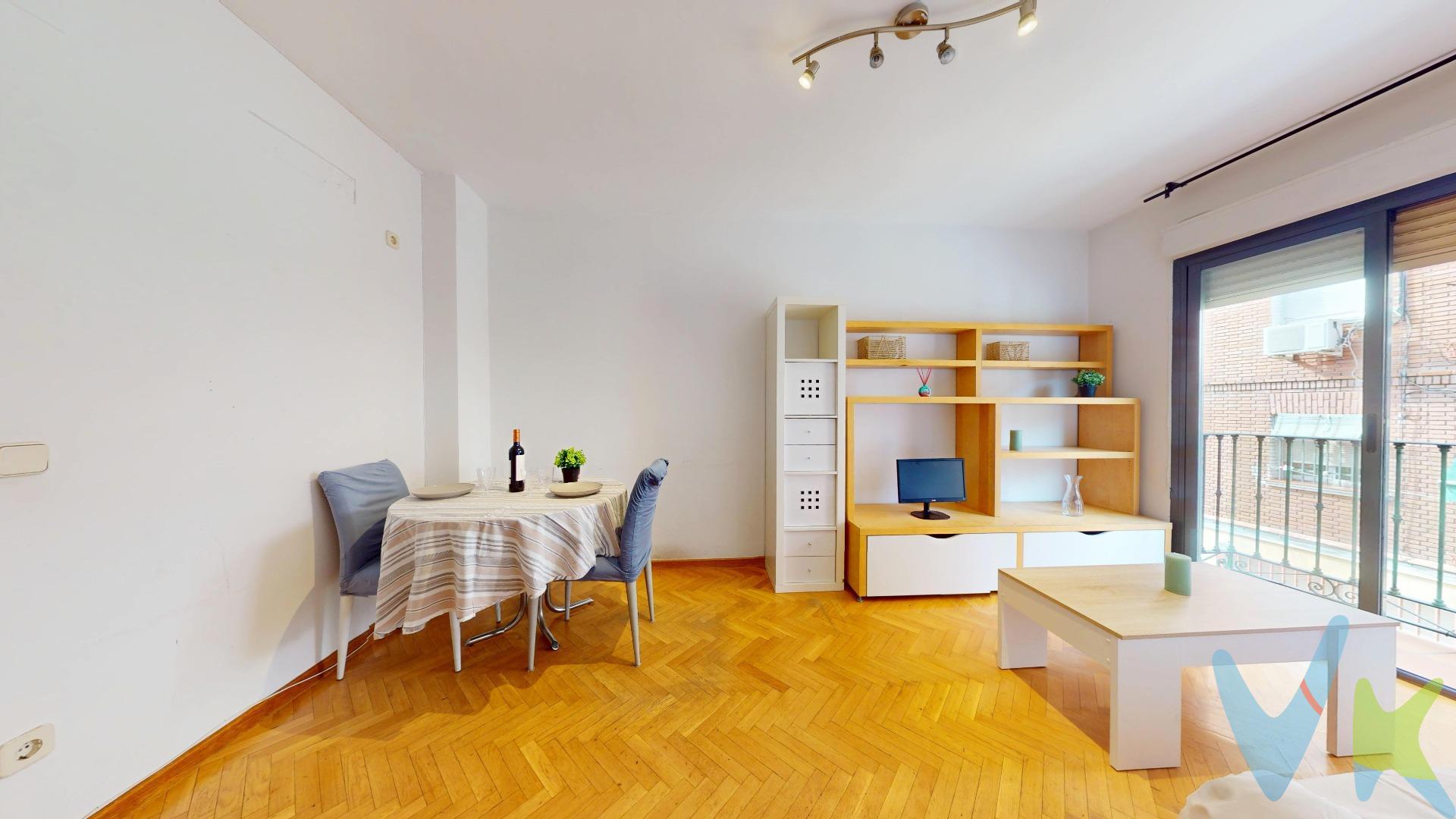 ¡Tu nuevo hogar te espera en Puente de Vallecas! Luminoso apartamento en una finca joven y tranquila.¿Buscas un piso moderno, listo para entrar a vivir y sin las complicaciones de las fincas antiguas? Este fantástico apartamento ubicado en la Calle Sierra del Castillo,  es la oportunidad perfecta que estabas esperando.Situado en un edificio moderno construido en el año 2006, destaca por su excelente estado de conservación, su privacidad (¡pocos vecinos por planta!) y la comodidad de contar con ascensor y acceso totalmente adaptado. Apartamento de 58 metros cuadrados, siendo todas las estancias bastante amplias, salón y cocina independientes, él salón cuenta con un balcón a la calle, la cocina da acceso a un tendedero, cuarto de baño con bañera y dormitorio con armario empotrado con cajoneras y mirador a la calle,. Las calidades son las siguientes, suelos de parquet y gres, ventanas de pvc, puertas interiores de sapelli, exterior blindada, cocina con vitrocerámica y calefacción de gas natural. Edificio de 2006 de los más modernos de la zona, con acceso para personas con movilidad reducida y ascensor. El apartamento se encuentra a escasos metros de la M-30, la frontera que separa el centro de Madrid del distrito de Puente de Vallecas. Cruzar esa línea supone pagar el doble por los mismos metros cuadrados. Comprar aquí permite disfrutar de todas las ventajas de vivir junto a la almendra central de Madrid (Retiro, Arganzuela, Pacífico), pero a un precio por metro cuadrado infinitamente más competitivo y accesible. Puntos de interés en la zona. Transporte: Metro Nueva Numancia línea 1, varios autobuses nº10º, nº24, nº111, nº310, N10. Educación: Colegio San José - Franciscanas Ana Mogas, Colegio Raimundo Lulio, Colegio La Milagrosa, CEIP Amós Acero, CEPA La Albufera. Centros de salud Centro de Salud Martínez de la Riva, CEP Vicente Soldevilla y Avenida Peña Prieta con todo tipo de especialistas. Supermercados: Ahorramás, Día, Mercadona, Lidl.Carrefour Market 24 horas, además del mercado de Peña Gorbea. Centros deportivos: CDM Wilfred Agbonavbare. Autopistas: Cercano a A-3, M-40, M-30 y A-42. No se la juegue con la compra más importante de tu vida,  30 años en la zona nos avalan. En cumplimiento de lo dispuesto en el artículo 20 del Texto Refundido de la Ley General para la Defensa de los Consumidores y Usuarios, en su redacción vigente desde el 28 de diciembre de 2025, se informa expresamente de que el precio publicado no incluye los impuestos ni los gastos adicionales derivados de la compraventa, tales como el Impuesto de Transmisiones Patrimoniales o el IVA en su caso, Actos Jurídicos Documentados, aranceles notariales y registrales u otros gastos inherentes a la operación, los cuales se determinarán en función del precio final de cierre de la compraventa. El precio final ofertado respeta la normativa reguladora de precios que resulte aplicable. Asimismo, la presente operación devengará honorarios de intermediación profesional equivalentes, como máximo, al 3% del precio final de compraventa, más el IVA vigente, que serán abonados por la parte compradora. 