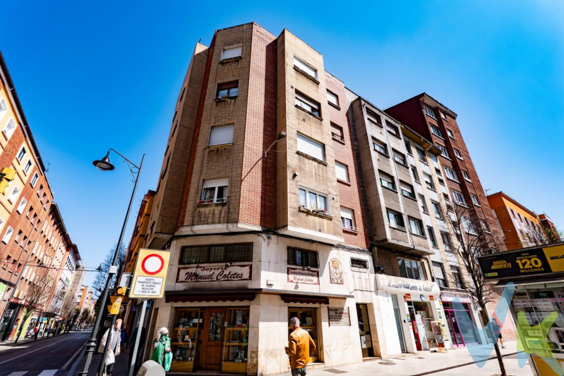 POCOS PISOS HAY YA EN EL MERCADO DONDE NO TENGAS QUE HACER ALGO DE REFORMA. HOY TE OFRECEMOS ESTE PISO EN UNA DE LA ZONAS MÁS CONSOLIDADAS DE GIJÓN, EL LLANO. PRÓXIMO AL CENTRO, CON TODA CLASE DE SERVICIOS A TU ALCANCE Y CON UNA COMUNICACIÓN ESTUPENDA TANTO A PIE COMO EN TRANSPORTE URBANO AL RESTO DE LA CIUDAD.EL PISO SE HA IDO REFORMANDO EN EL TIEMPO CON MATERIALES DE BUENA CALIDAD Y AUNQUE CON UNA DECORACIÓN CLÁSICA, PUEDES DECORARLO A TU GUSTO PARA HACER DE EL TU HOGAR, INVERTIR ESOS AHORROS COMO UNA SEGUNDA VIVIENDA O ALQUILARLO.SE VENDE CONJUNTAMENTE CON UN LOCAL EN LA PLANTA ALTILLO Y UN PEQUEÑO TRASTERO QUE TE AYUDARÁ A DESAHOGAR TODAS ESAS COSAS QUE VAMOS ACUMULANDO Y QUE NO QUIERES DESHACERTE DE ELLAS.SI QUIERES COMPROBARLO SOLO HAS DE PONERTE EN CONTACTO CONMIGO Y ESTARÉ ENCANTADA DE MOSTRÁRTELO. RECUERDA QUE EN EL PRECIO FINAL NO ESTÁN INCLUIDOS EL IMPUESTO DE TRANSMISIONES PATRIMONIALES, NI LOS GASTOS REGISTRALES NI NOTARIALES  