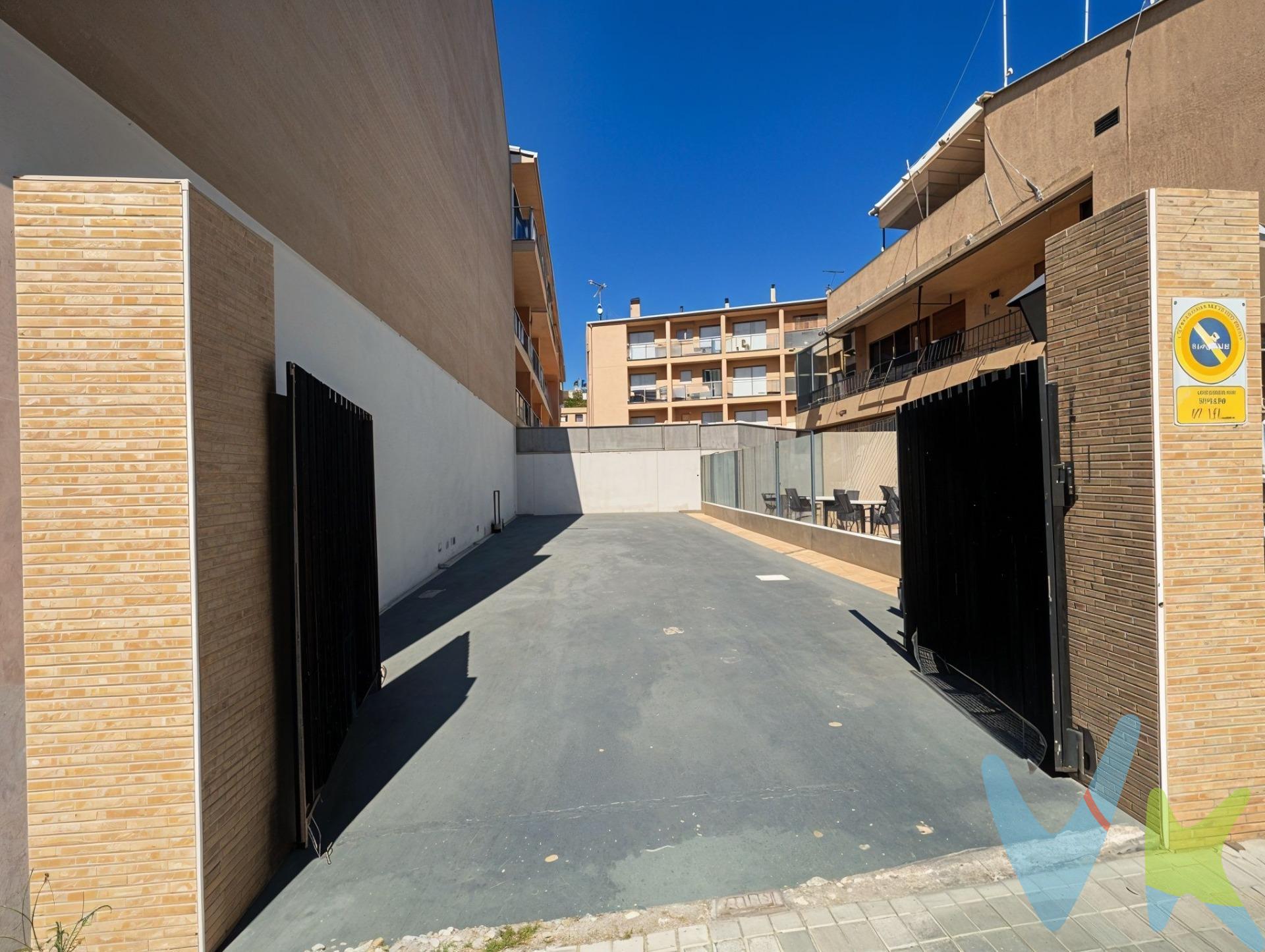 Se vende excelente parcela urbana de 110 m2 de superficie gráfica, situada en la Calle Valencia, en el municipio de Náquera (Valencia). Este terreno está clasificado como URBANO y tiene como uso principal: suelo sin edificar, lo que representa un lienzo en blanco para un proyecto residencial a medida. La propiedad se encuentra en una ubicación consolidada, integrada en la trama urbana y con acceso directo a todos los servicios municipales necesarios. Potencial Urbanístico (Normativa U.E-2). El terreno cumple con los requisitos de la normativa local para ser considerado un solar edificable:. Superficie mínima: Con sus 110 m2, supera ampliamente la superficie mínima exigida en la zona, fijada en 50 m2. Geometría y Fachada: Cumple con la longitud mínima de fachada de 5 metros y permite inscribir el rectángulo reglamentario de 4×6 metros exigido por norma. Alturas permitidas: Según el plano de alineaciones, la normativa permite construcciones de II, III o hasta IV plantas , con alturas de cornisa que van desde los 6,50 m hasta los 12,50 m. Posibilidad de Ático: En las zonas autorizadas, se puede proyectar una planta de ático adicional con un retranqueo de 3 metros respecto a la fachada. Distribución: La normativa permite el diseño de patios interiores de ventilación con una superficie mínima de 9 m2 y balcones con vuelo permitido según el ancho de la calle. Infraestructura y Servicios. La parcela está lista para edificar, ya que la vía cuenta con todos los servicios básicos:. Calzada pavimentada y aceras. Suministro de agua y red de desagües. Alumbrado público. Ubicación. Este solar ofrece la tranquilidad de un entorno residencial con la ventaja de estar perfectamente conectado dentro del núcleo urbano de la población. Nota técnica: Información basada en la normativa urbanística aplicable a la zona de la Calle Valencia y en los datos gráficos oficiales del inmueble. Contacta con nosotros hoy mismo para recibir más información o coordinar una visita personalizada. VENTA:. PVP 71.000€. Gastos e impuestos no incluidos en el precio. La compra conlleva impuestos y gastos de formalización para el comprador. A título orientativo se informa que en segundas transmisiones el ITP con carácter general en Valencia es del 10%, pudiendo existir otros tipos impositivos atendiendo a las circunstancias personales del comprador u otras circunstancias previstas legalmente. Base imponible del impuesto el mayor valor entre el precio de compraventa, la tasación o el valor de referencia catastral. En cuanto a los gastos de notaría y registro, en su caso, suelen oscilar aprox. entre 1,5% y 2,5% (aranceles variables según precio, n.º de copias y complejidad). El comprador elige notario. Si el comprador precisase de hipoteca: tasación, condiciones y costes bancarios serán según entidad elegida por el comprador, así como los gastos de gestoría, y cualesquiera otros gastos inherentes a la formalización de la compraventa que legalmente correspondan a la parte compradora, salvo pacto expreso en contrario con el vendedor. El consumidor tiene, conforme a la normativa vigente, a su disposición información y documentación adicional relativa al inmueble y condiciones de la compraventa, que podrá ser consultada en C/Joaquín Costa 4, bajo 46005 Valencia o urbe2@remax.es. Honorarios de mediación inmobiliaria a cargo del COMPRADOR: (3.000€ del precio final de venta más IVA (21%), salvo otro pacto.); y de VENDEDOR (según acuerdo con el mismo). Se informa al consumidor que la agencia actúa como intermediaria inmobiliaria en la operación, estando cualquier eventual compraventa y sus condiciones sujeta a la aceptación expresa del propietario-vendedor y a la posterior formalización del correspondiente contrato.