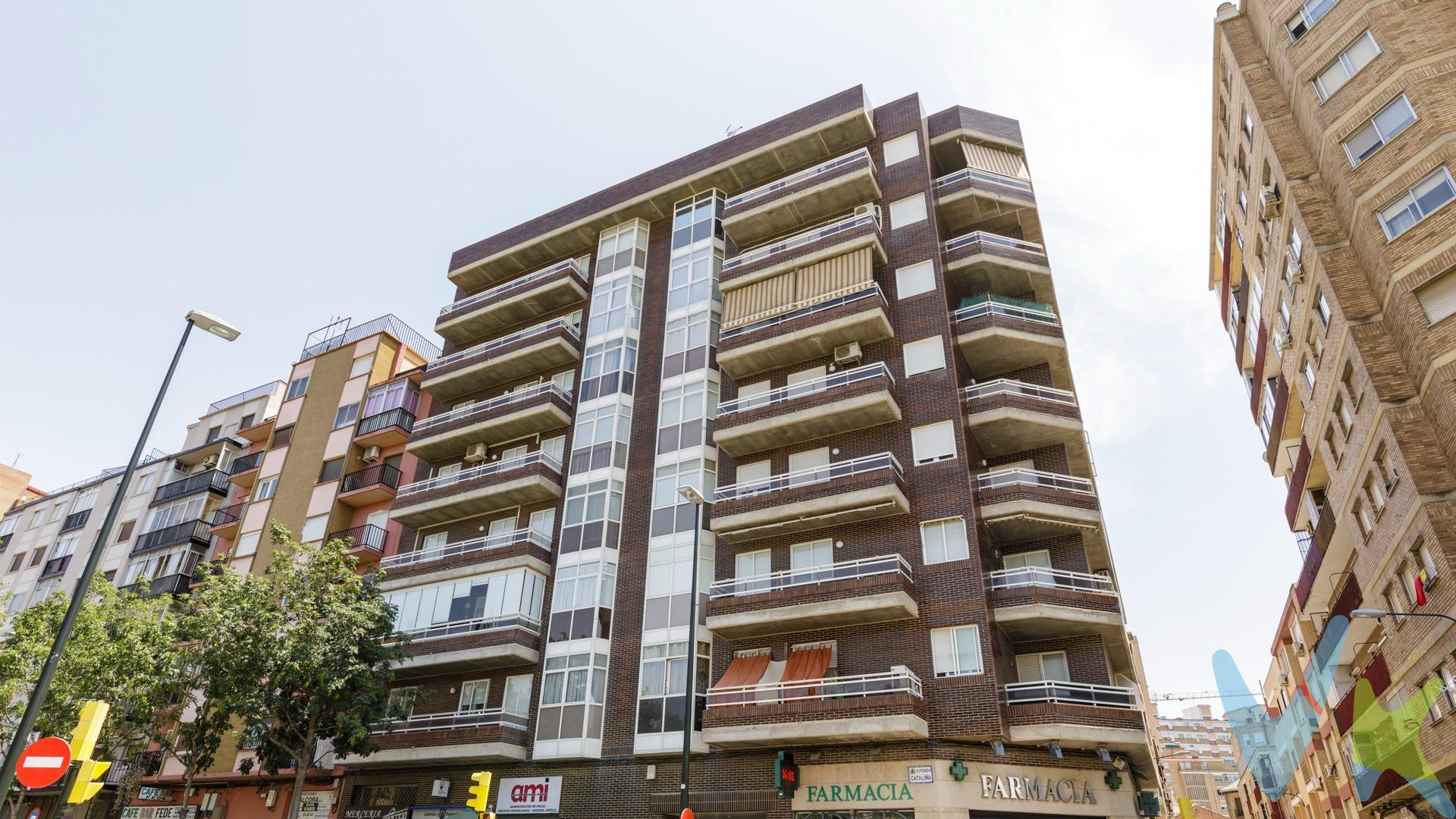 Hay lugares especiales. Y luego está el hogar: ese espacio donde la vida cobra sentido. Te  presentamos esta magnífica vivienda situada en la Avenida Cataluña 20, a tan solo 5 minutos a pie de la Plaza del Pilar. Una oportunidad única de vivir en el corazón de la ciudad, con todas las comodidades y unas vistas privilegiadas. Ubicada en una tercera planta de un edificio del año 1995, esta vivienda destaca no solo por su excelente distribución y luminosidad, sino también por incluir plaza de garaje y trastero en la misma finca, algo muy valorado en esta zona. Cuenta con 77 m² útiles, distribuidos con sentido práctico y calidez. El salón comedor, amplio y muy luminoso, se convierte en el epicentro del hogar: un espacio pensado para compartir y relajarte. Desde aquí se accede a una preciosa terraza con vistas directas a nuestra Basílica del Pilar, un verdadero lujo visual que podrás disfrutar todos los dias. La zona de descanso alberga tres dormitorios: uno individual y dos dobles. Todas las estancias gozan de excelente luz natural, creando ambientes versátiles y acogedores. La cocina, amplia y luminosa está diseñada para facilitar el orden y la funcionalidad, y cuenta con una galería independiente ideal como zona de desahogo. Completa la vivienda un baño con bañera. La ubicación es simplemente excelente: rodeada de servicios, comercios, centros educativos, centro de salud y una excelente conexión con el transporte público. Un entorno urbano consolidado que te ofrece calidad de vida sin renunciar a la cercanía del centro histórico. ¿Estás preparado para comenzar una nueva etapa en el mejor lugar del mundo? Llámanos y descubre todo lo que esta vivienda tiene para ofrecerte. 