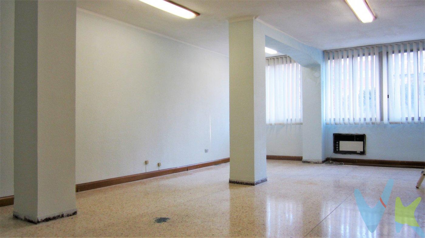 Local en entreplanta de edificio con nueve plantas y una antigüedad que data de 1.975.  Orientación Suroeste y separado 57 metros del edificio más próximo, que unido a la amplitud de huecos de fachada garantiza una especial luminosidad de las estancias.  Distribuido interiormente en tres oficinas con 43, 44 y 38 metros útiles respectivamente y conectados a través de pasillo común, al que se accede desde zaguán privativo y escalera. Comparten además dos aseos independientes.  Buen estado de conservación y uso polivalente por su configuración y superficie.  Situado frente a plaza pública, rodeado de todo tipo de servicios y transporte público, a escasos 600 metros del centro urbano. (*) Gastos, impuestos y honorarios de agencia no incluidos en el precio.  