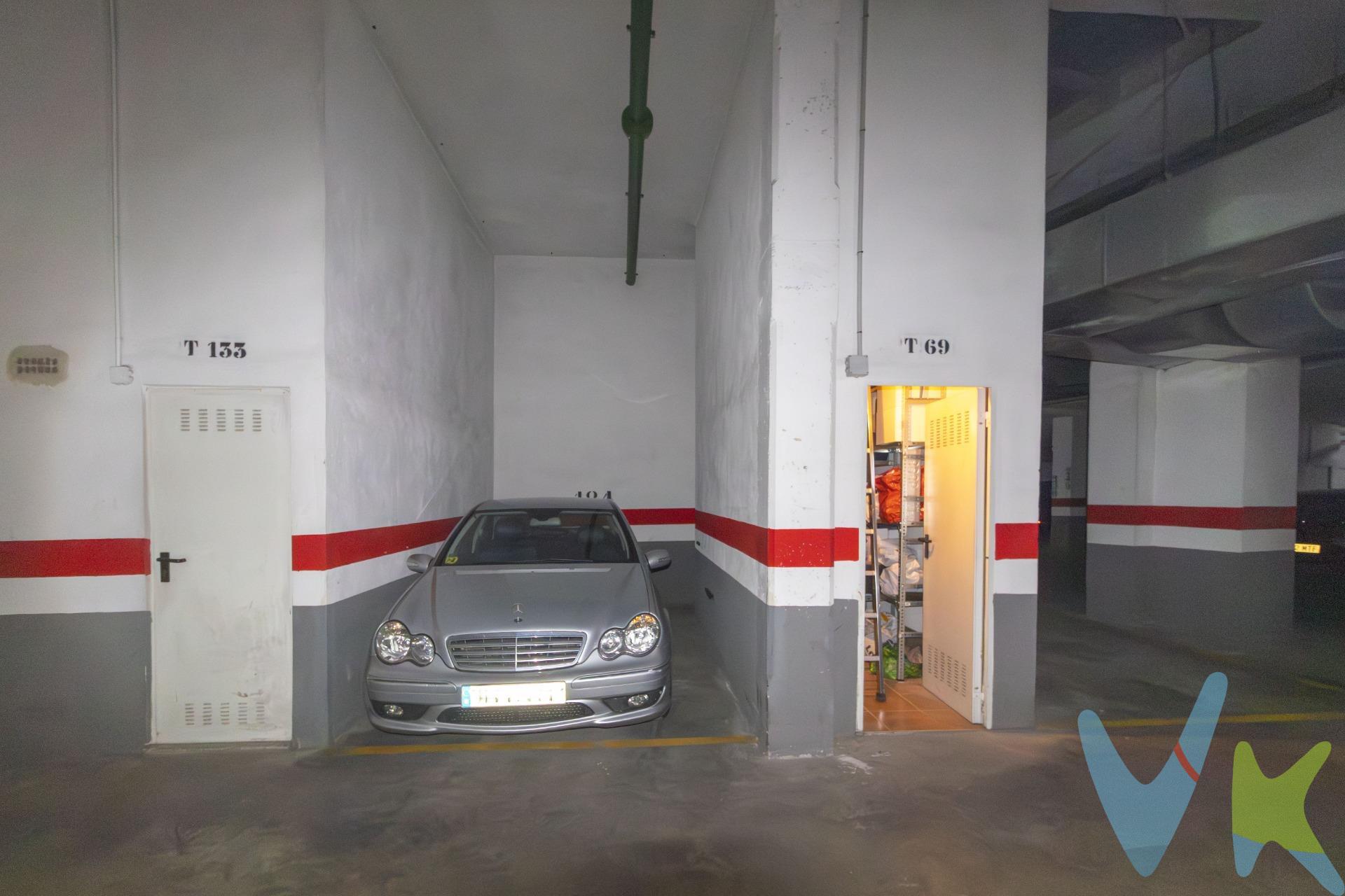 Se vende cómoda plaza de garaje que cuenta con un amplío trastero anexo a ella. El trastero cuenta con una gran altura y para aprovecharla, cuenta con un altillo y estanterías construidas y que se entregan en la venta. También tiene suelo instalado y está todo en perfecto estado. Este conjunto se encuentra en el parking comunitario de un edificio de la avenida Manuel de Falla. La inmobiliaria cuenta con encargo en EXCLUSIVA de esta propiedad. Por ello rogamos, por expreso deseo de la Propiedad, que se evite molestar y contactar con los propietarios. Nosotros estaremos encantados en ayudarle y atenderle en todo lo referente al inmueble. Si eres un compañero inmobiliario estaremos encantados en colaborar contigo, con la seriedad y honestidad propia de un buen Agente Inmobiliario. Número de Registro de Agentes de Intermediación Inmobiliaria de la Comunidad Valenciana RAICV-2051.