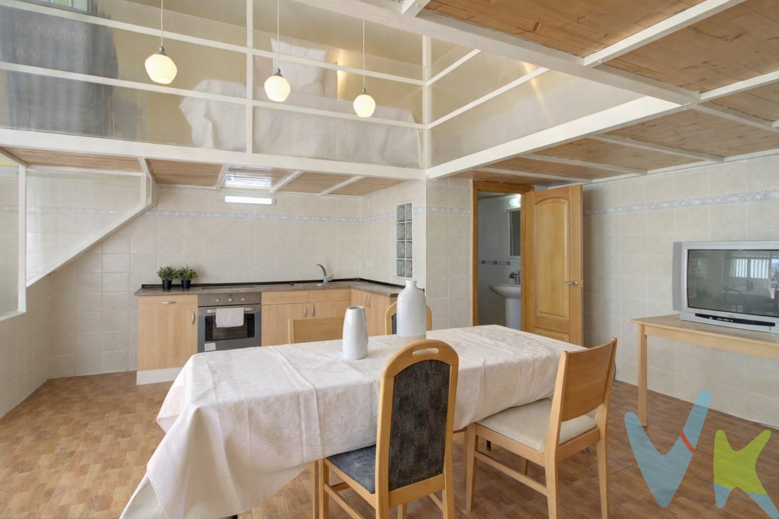 Descubre la oportunidad que estabas esperando en Almenara, un encantador local comercial situado a solo 350 metros de la playa en una zona tranquila y accesible. Con una superficie construida de 36 m² y útil de 32 m², este espacio se presenta en buen estado, listo para ser adaptado según tus necesidades. Su orientación al este garantiza luminosidad durante las primeras horas del día, creando un ambiente acogedor ideal para cualquier tipo de negocio o proyecto personal. Además cuenta con baño completo lo cual añade funcionalidad al local. Aprovecha esta increíble oferta e imagina el potencial que tiene; ya sea como oficina administrativa cercana a los servicios locales o incluso como punto estratégico para atraer clientes turísticos debido su proximidad a playas hermosas y actividades recreativas cercanas. Si lo necesitas, te ayudamos con la financiación. El precio del inmueble no incluye los honorarios de la agencia que ascienden al 3000 € más IVA, ni los gastos de notaría y registro de la propiedad (que están sujetos a aranceles y varían dependiendo del precio de escrituración), ni los impuestos (que en la Comunitat Valenciana dependen del precio del inmueble y de las características personales del comprador). Para mayor seguridad en la compraventa, todas nuestras viviendas poseen FICHA DE CERTIFICACIÓN DE INMUEBLES registrada por la Asociación de Inmobiliarias de la Comunidad Valenciana ASICVAL. Antes de comprar o de entregar las arras, pida el Certificado de la vivienda para estar seguro y tranquilo sobre la situación legal, urbanística y de cargas de la misma. RK ESTAÑOL, mercantil Inmobiliaria Quasablanqua, SL, está inscrita en el Registro de Agentes de Intermediación Inmobiliaria de la Comunidad Valenciana RAICV con el número de registro 1511. El barrio marítimo de Almenara, conocido como Casablanca, tiene una playa galardonada con Bandera Azul y todos los servicios para vivir todo el año, como farmacia, supermercado, restaurantes y centro de salud. A solo cuatro kilómetros, el pueblo de Almenara ofrece más servicios, incluyendo escuelas y tiendas. Todos los domingos, un mercado ambulante se instala en el paseo marítimo, que recorre los tres kilómetros y medio de playa compuesta por grava y arena dorada, con acceso para personas con movilidad reducida. Durante el verano, se celebran ferias comerciales, gastronómicas y actividades deportivas. Almenara, bien comunicada con Valencia y Castellón, se sitúa en la falda de la montaña del castillo, rodeada de campos de naranjos. .  . 