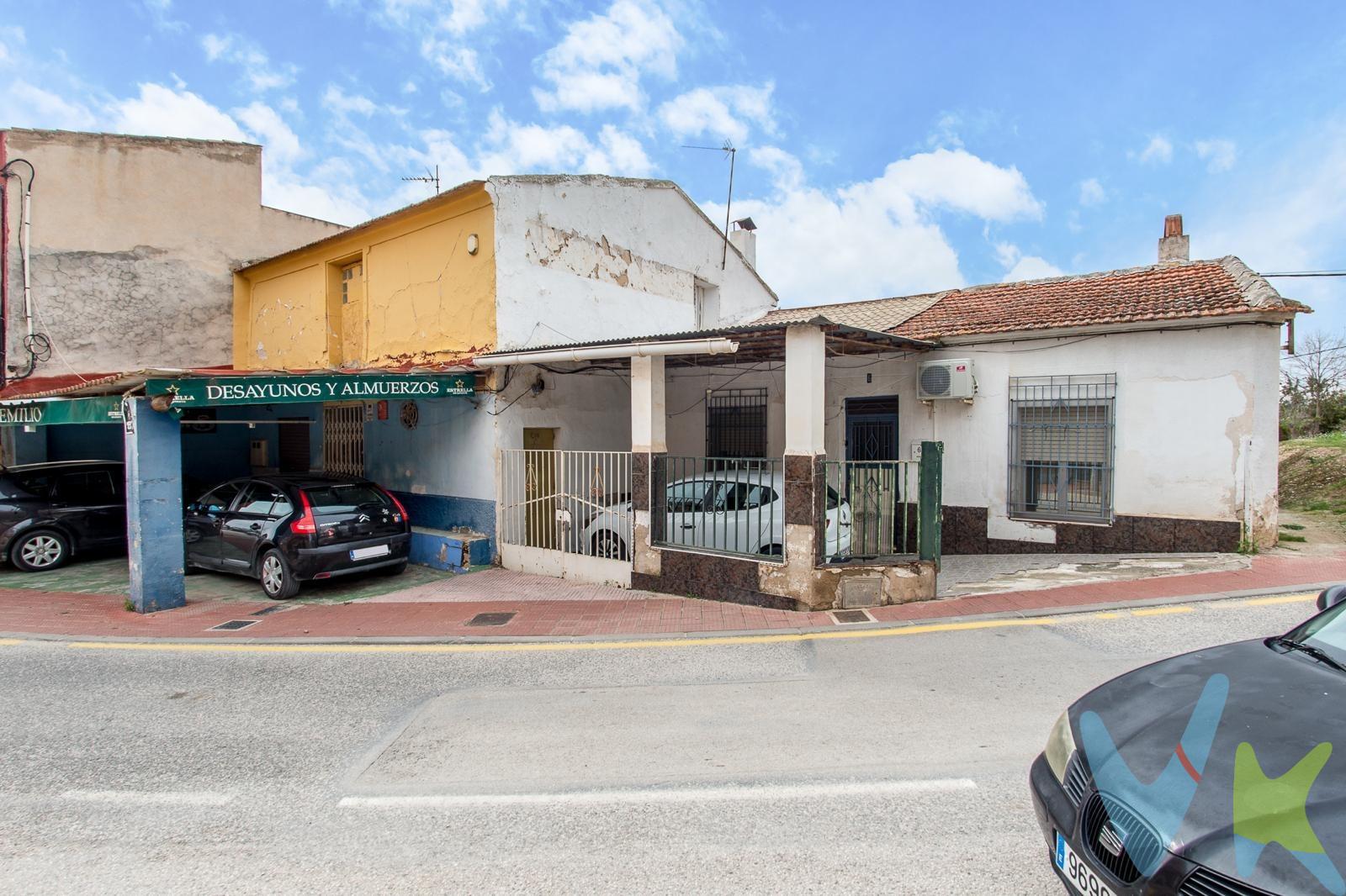 Crea el hogar que siempre has soñado en una propiedad con infinitas posibilidades en el  Llano dre Molina. Te presentamos esta vivienda junto a un bar, una oportunidad única para quienes buscan un proyecto con gran potencial, ya sea para diseñar una vivienda totalmente personalizada o combinar hogar y negocio en un mismo espacio. La vivienda se encuentra para reformar, lo que te permitirá adaptarla completamente a tu estilo, necesidades y gustos, convirtiéndola en un espacio único y a medida. Además, el bar anexo ofrece múltiples opciones: continuar con la actividad, emprender un nuevo proyecto o transformarlo según tus objetivos. Ubicada en una zona con vida y servicios cercanos, esta propiedad representa una excelente oportunidad tanto para particulares con visión como para inversores que buscan rentabilidad y versatilidad. Si buscas un lugar donde dar forma a tus ideas y crear algo verdaderamente especial, esta puede ser tu oportunidad. A continuación, te informamos de los gastos de compra no incluidos en el precio, para garantizar un proceso claro y tranquilo:. PVP: 150.000€. No incluye gastos, impuestos y demás gastos legalmente correspondan al comprador: ITP del 7,75% con carácter general; existen excepciones según normativa aplicable (1). Base imponible el mayor valor entre el precio de venta o el valor referencia catastral. Gastos Notaría y Registro: 1.900€ aprox. según complejidad y aranceles vigentes (2). Financiación: gastos de hipoteca, tasación y gatos bancarios a cargo del comprador, según su necesidad y elección. Servicio doble de intermediación: Honorarios inmobiliaria a cargo del comprador: 3% precio final, más IVA (21%), salvo acuerdo contrario tras negociación, no incluidos en PVP. Operación y condiciones de compraventa sujeta a aceptación expresa del vendedor. Para acceder a información y documentación legalmente exigible por el consumidor: https://www.inmotasa.es/consumidor/. (1) Para una información exhaustiva sobre el funcionamiento, tipos impositivos y bonificaciones del ITP en la Región de Murcia, puedes consultar el portal oficial de la Agencia Tributaria Autonómica en el siguiente enlace: agenciatributaria.carm.es/ITPAJD. (2) Tarifas notariales y registrales reguladas en Anexo I Del Real Decreto 1426/1989 y, Anexo I Del Real Decreto 1427/1989, respectivamente. 