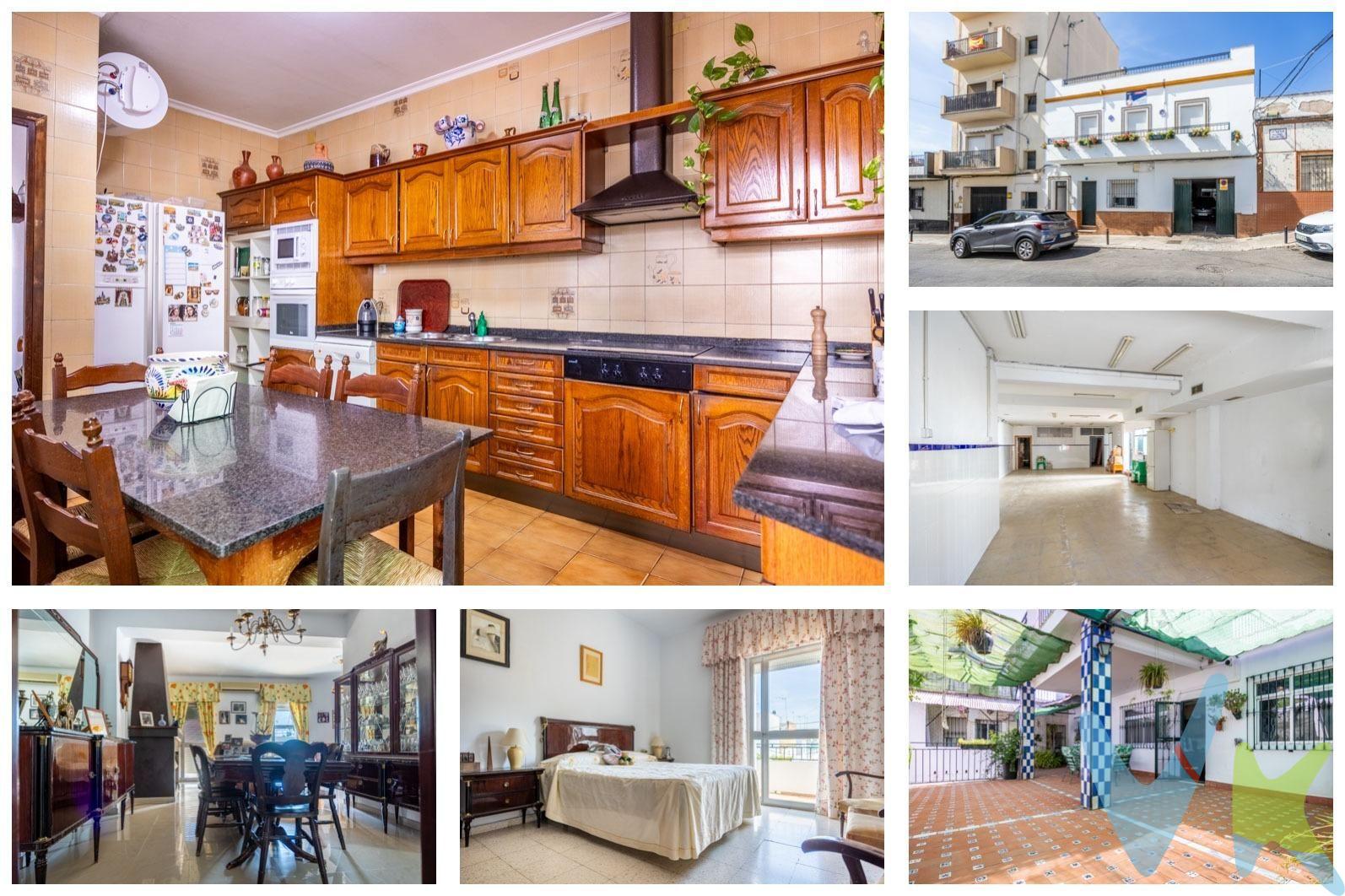 VENTA EN EXCLUSIVA! CASA DE 2 PLANTAS EN SAN JUAN DE AZNALFARACHE-SEVILLA. Esta increíble casa es ideal para quienes buscan un hogar amplio y bien ubicado, a tan solo 4 km de Sevilla capital. ¡Un espacio con infinitas posibilidades!. Primera planta: Un espacio diáfano de 207 m² con aseo, perfecto para transformar en sala de estar, zona de trabajo o cualquier proyecto que tengas en mente. Anteriormente, fue utilizado como taller y academia, lo que demuestra su gran potencial para convertirse en una tienda, en un negocio o incluso para transformar en apartamentos para su explotación. Segunda planta: Acceso independiente por la puerta de al lado, con una escalera que lleva a una planta de 207 m² que incluye 3 habitaciones, 2 cuartos de baño, un patio con terraza, una cocina nueva y un salón con terraza de 8 metros, además de un lavadero. El espacio en esta planta es ideal para disfrutar de la vida familiar con comodidad. Tercera planta: Una impresionante azotea de 180 m², ideal para disfrutar de momentos de relax al aire libre, con la posibilidad de crear un espacio de ocio al aire libre. Vivienda lista para entrar a vivir, con la opción de realizar algunas reformas para convertirla en la casa de tus sueños. Además, cuenta con un garaje, por lo que no tendrás problemas de aparcamiento. Ubicación perfecta:. A 10 minutos andando de la parada de metro. A 5 minutos de supermercados. A 10 minutos de colegios y parques. Esta casa es ideal para quienes desean un refugio del bullicio de la capital, sin renunciar a la proximidad de sus servicios. Su tamaño y distribución la hacen perfecta para familias numerosas o para quienes necesitan espacio adicional para otros miembros de la familia. ¡No dejes pasar esta oportunidad! Esta casa tiene un enorme potencial y puede ser el hogar perfecto para ti. ¡Agenda tu visita hoy mismo!. . Disponible Documento de Identificación Abreviado (DIA). Gastos de Registro, Notaría, Honorarios al comprador e Impuestos no incluidos en el precio. . . . 
