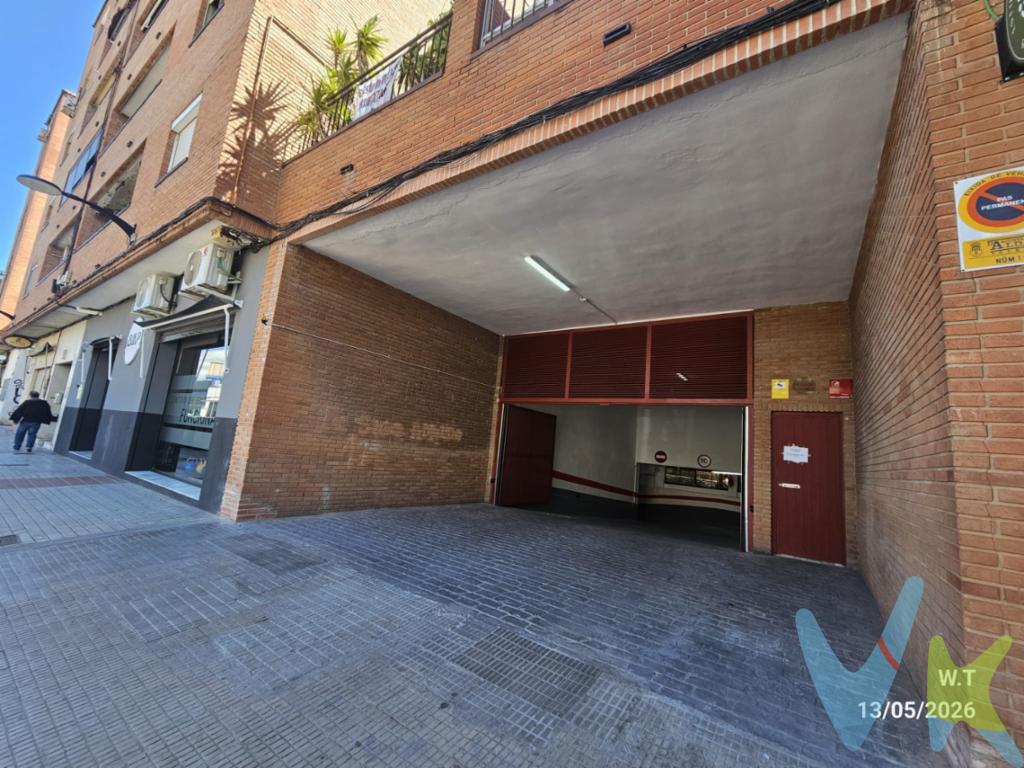 PLAZA DE GARAJE EN VENTA EN ALDAIA  DE FÁCIL ACCESO. AV DE LA CONCORDIA (FRENTE A MERCADONA) Se vende plaza de garaje en edificio residencial consolidado de Aldaia, ubicada en sótano con amplias zonas de maniobra y cómodo acceso mediante rampa. Ideal tanto para vehículo habitual como para inversión.La plaza destaca por su buena accesibilidad, pasillos amplios y facilidad para aparcar, incluso con vehículos de tamaño medio o grande. Garaje bien mantenido, con buena iluminación y circulación interior cómoda.Ubicada en una zona con todos los servicios alrededor, próxima a comercios, avenidas principales y conexiones rápidas de entrada y salida del municipio.Perfecta opción para olvidarse de buscar aparcamiento diariamente y proteger su vehículo en una zona urbana con demanda de estacionamiento. Características:Plaza de garaje en sótanoFácil acceso mediante rampaAmplias zonas de maniobraBuena iluminaciónIdeal para uso propio o inversión  PVP: 11.000 Gastos e impuestos no incluidos en el precio. La compra conlleva impuestos y gastos de formalización para el comprador.En las segundas o ulteriores transmisiones, el Impuesto de Transmisiones Patrimoniales (ITP) se liquidará conforme a la normativa vigente de la Comunitat Valenciana. Con carácter general, el tipo aplicable es del 10%, sin perjuicio de la aplicación de tipos reducidos del 8%, 6%, 4% ó 3% cuando concurran los requisitos legalmente establecidos para ello.La compraventa se realizará con gastos según ley, por lo que los gastos de notaría y registro de la propiedad serán asumidos conforme a lo dispuesto en la normativa aplicable. A título orientativo, dichos gastos, según aranceles oficiales, pueden situarse aproximadamente entre 400  y 800 , dependiendo del precio final y de las circunstancias de la operación.Honorarios de intermediación inmobiliaria no incluidos en el precio: 600 más IVA.Se informa al consumidor que la agencia actúa como intermediaria inmobiliaria en la operación, estando cualquier eventual compraventa y sus condiciones sujeta a la aceptación expresa del propietario o vendedor y a la posterior formalización del correspondiente contrato de arras.El consumidor tiene, conforme a la normativa vigente, a su disposición información y documentación adicional relativa al inmueble, pudiendo consultarla en la agencia inmobiliaria.La información contenida en este anuncio tiene carácter meramente informativo y no contractual, pudiendo estar sujeta a errores u omisiones involuntarias.Datos obtenidos de nota simple informativa consultada.