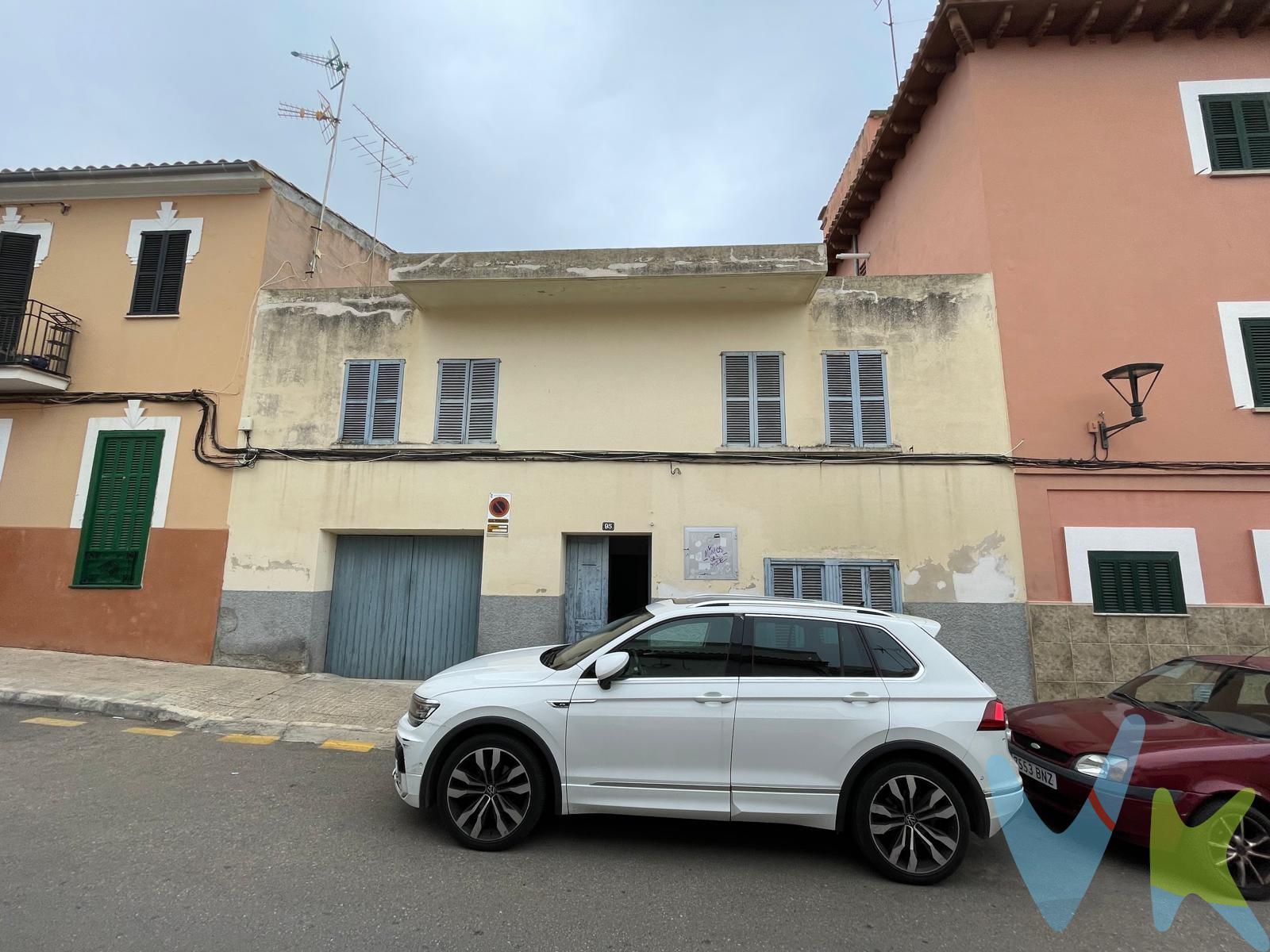 Agencia inscrita en el Registro Oficial de Agentes de la Propiedad Inmobiliaria de las Islas Baleares. Inscripción: GOIBE731396/2024. (ROAIIB). Edificación que forma parte de la finca registral contigua. Actualmente tiene uso de almacén y garaje. Por sus características sólo es posible rehabilitar lo que hay. No es posible demoler completamente y volver a construir. Esta distribuida en dos plantas, en planta baja consta de 130m2 y una pequeña terraza y en planta piso consta de 45m2. y una amplia terraza. . Por su calificación catastral está exenta del Certificado de Eficiencia Energética. . . 