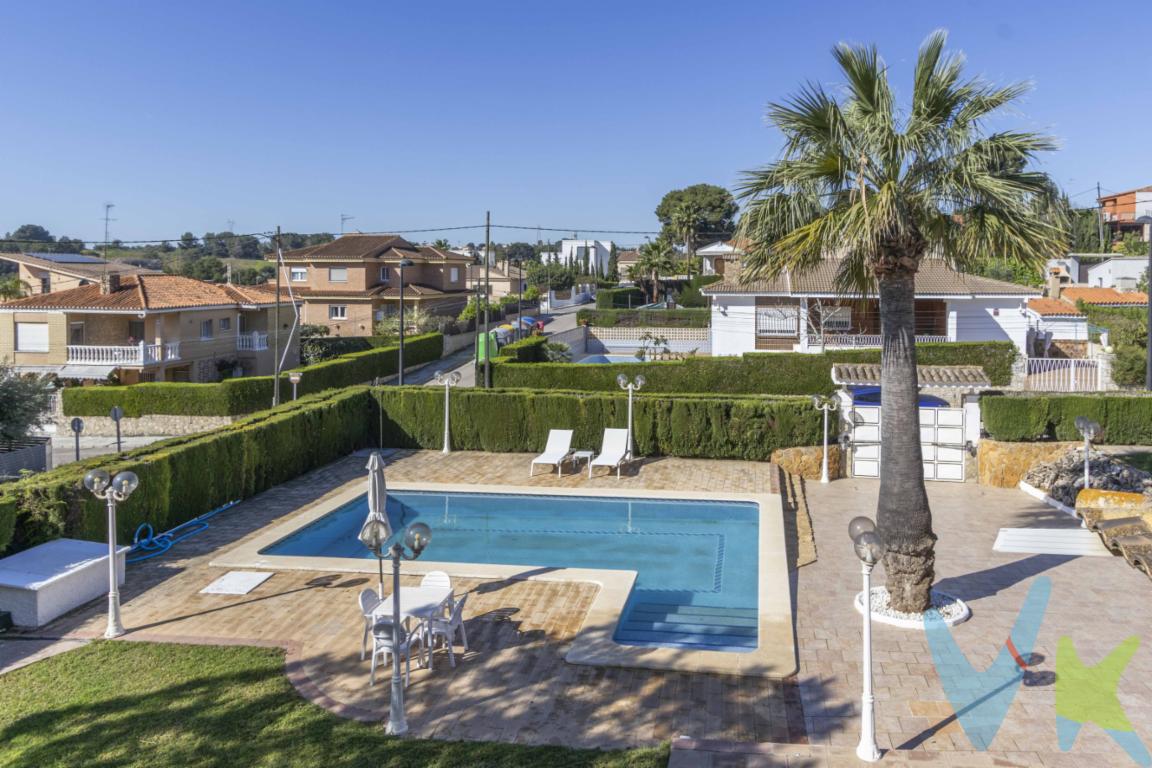 Si buscas independencia, amplitud y calidad de vida en una de las zonas residenciales más consolidadas de Valencia, este chalet independiente de 246 m² construidos sobre una parcela de 964 m² en El Vedat de Torrent es una vivienda pensada para disfrutar en familia durante todo el año. Su construcción a cuatro vientos permite que la casa sea muy luminosa en todas sus estancias, con ventilación cruzada natural y una sensación constante de espacio y comodidad. Se trata de una vivienda sólida, acogedora y funcional, diseñada para una vida familiar tranquila, donde cada zona tiene un uso práctico y bien definido.Distribución Inteligente con Habitación en Planta BajaNada más entrar, notarás que la vivienda está pensada para facilitar el día a día. Uno de sus grandes puntos fuertes es la habitación en planta baja, ideal si quieres evitar escaleras para dormir, si necesitas un despacho independiente o si buscas un espacio cómodo para invitados o familiares.En esta misma planta se encuentra el núcleo principal de la casa, con un gran salón con chimenea, muy luminoso y con salida directa al exterior, perfecto para reuniones familiares o momentos de descanso. La vivienda cuenta además con un segundo salón de apoyo que aporta versatilidad al conjunto. La cocina es de estilo moderno y funcional, con buena capacidad de almacenamiento, amplia zona de trabajo y una distribución práctica que permite cocinar con comodidad en el día a día.Planta Superior: Descanso, Luz y Espacios VersátilesEn la planta superior encontrarás dos habitaciones dobles de generosas dimensiones y un baño principal equipado con doble lavabo. La luz natural vuelve a ser protagonista en este nivel, creando un ambiente cálido y agradable en toda la planta.Las zonas de paso están muy bien aprovechadas y ofrecen espacio suficiente para instalar un despacho, zona de lectura o incluso una habitación adicional, lo que convierte esta vivienda en una opción muy adaptable a las necesidades de cada familia. Desde esta planta se accede a una terraza superior tipo mirador, amplia y despejada, con vistas abiertas al entorno residencial.Parcela Cómoda, Muy Cuidada y Preparada para Todo el AñoLa parcela, de casi 1.000 m², es cómoda, muy bien cuidada y perfectamente aprovechada, con diferentes ambientes pensados para disfrutar en cualquier estación del año. Cuenta con zonas de jardín, espacios de patio, área de descanso y una piscina independiente situada en la zona más privada, ideal para el verano.También dispone de barbacoa de obra y espacio exterior suficiente para reuniones familiares o celebraciones sin renunciar a la intimidad. En la planta sótano encontrarás garaje para varios vehículos y una segunda cocina totalmente operativa, muy práctica para dar servicio a la piscina y a la zona exterior sin necesidad de utilizar la cocina principal.Ubicación: El Vedat de Torrent, Zona Residencial Tranquila y Muy Bien ComunicadaLa vivienda se encuentra en El Vedat de Torrent, una de las zonas residenciales más demandadas por familias que buscan tranquilidad sin alejarse de Valencia. La zona destaca por su entorno consolidado, viviendas independientes, servicios cercanos, colegios, supermercados y excelentes accesos por carretera, lo que permite llegar a Valencia capital en pocos minutos.Es una ubicación ideal si quieres vivir en un entorno residencial, seguro y cómodo, pero con todas las conexiones necesarias para el día a día.Una casa luminosa, acogedora y pensada para disfrutarla en familia, con parcela privada, piscina y espacios para todo el año. ¿Te imaginas viviendo aquí? Contacta ahora para más información o para concertar una visita y descubrir en persona todo lo que puede ofrecerte este chalet.Se muestra a título informativo y no contractual. El precio no incluye lo siguiente: Honorarios de la agencia inmobiliaria, impuestos (IVA, ITP) y otros gastos de la Compraventa (notaria, gestoría y registro)